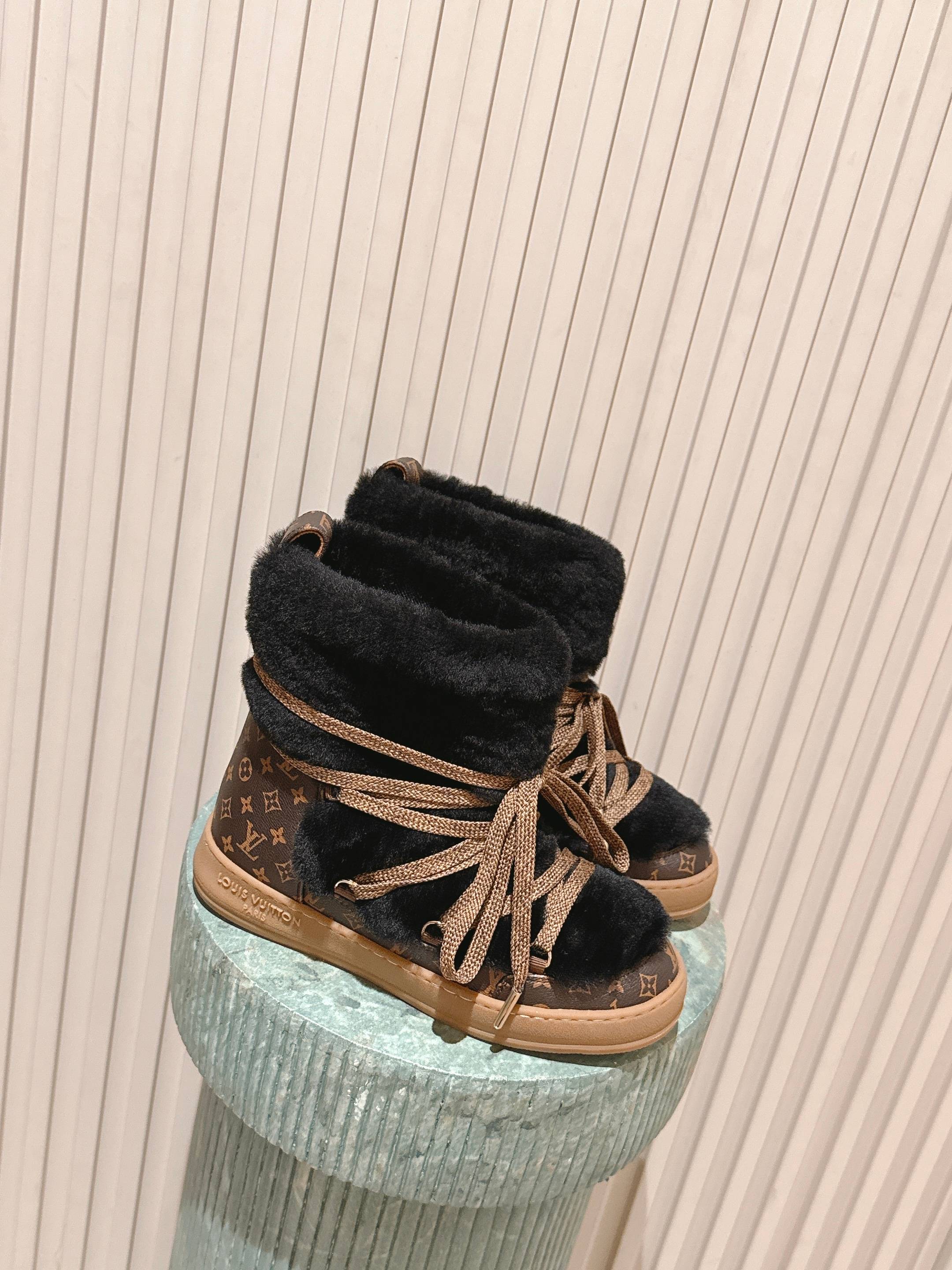 NO:626130,The top version of the LV Cloud ski series is the latest winter model. A must-have item for fashionistas. Nuojiji, furry and chubby. One of the cutest snow boots this year. So good-looking. [Original development, please check our quality] This LV Cloud lace-up high-top sneaker is made of comfortable shearling and classic Monogram canvas to create a comfortable and eye-catching structure. It is the LV Ski  The series adds a trendy member, which can be seamlessly switched between snow sports and urban streets. Cross shoelaces are decorated with shiny eyelets, and the rubber outsole expresses the Louis Vuitton logo size35-41｜40, 41 customization is non-refundable｜, snow boots, louis vuitton, louis vuitton, boots, sneakers19860909顶级版本 LV Cloud 滑雪系列冬季最新款 潮人必入单品 糯叽叽 毛茸茸 胖嘟嘟 今年最萌雪地靴没有之一 太好看啦【 原版开发 请认准我家品质】 本款 LV Cloud 系带高帮运动鞋以舒适羊毛皮及经典 Monogram 帆布构筑舒暖瞩目构型,为 LV Ski 系列再添潮流一员,可在雪道运动与城市街头间无缝切换.交叉鞋带点缀亮泽孔眼,橡胶外底抒写路易威登标识 size35-41 ｜40、41码定制不退不换｜,雪地靴,louis vuitton,louis vuitton,boots,sneakers,Women's Shoes