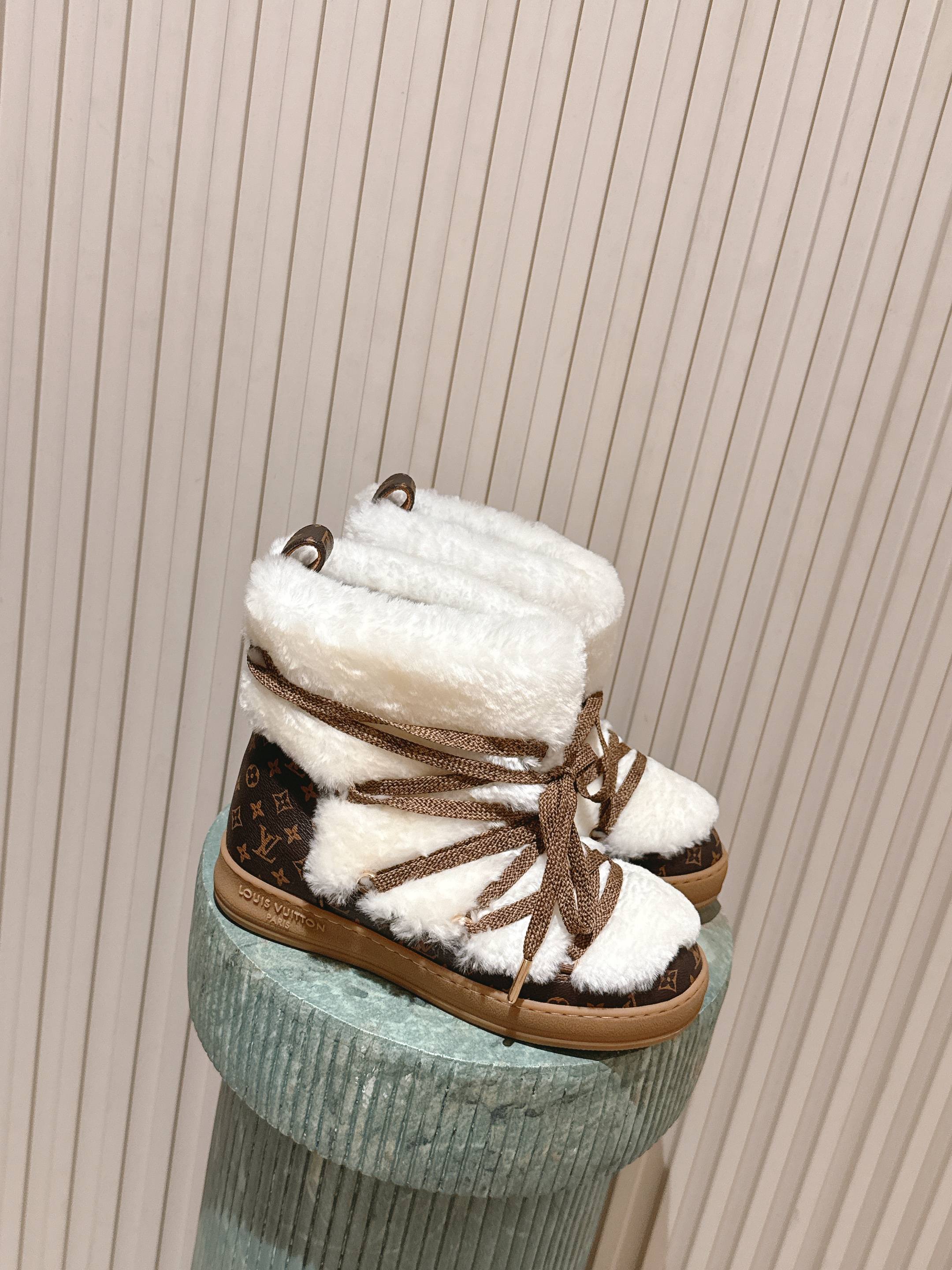 NO:626139,Top version: The latest winter model of the LV Cloud ski series. A must-have item for fashionistas. Nuojiji, furry and chubby. One of the cutest snow boots this year. So good-looking. [Original development, please check our quality] This LV Cloud lace-up high-top sneaker is made of comfortable shearling and classic Monogram canvas to create a comfortable and eye-catching structure. It is the LV Ski  The series adds a trendy member, which can be seamlessly switched between snow sports and urban streets. Cross shoelaces are decorated with shiny eyelets, and the rubber outsole expresses the Louis Vuitton logo size35-41｜40, 41 customization is non-refundable｜, snow boots, louis vuitton, louis vuitton, boots, sneakers19860909顶级版本: LV Cloud 滑雪系列冬季最新款 潮人必入单品 糯叽叽 毛茸茸 胖嘟嘟 今年最萌雪地靴没有之一 太好看啦【 原版开发 请认准我家品质】 本款 LV Cloud 系带高帮运动鞋以舒适羊毛皮及经典 Monogram 帆布构筑舒暖瞩目构型,为 LV Ski 系列再添潮流一员,可在雪道运动与城市街头间无缝切换.交叉鞋带点缀亮泽孔眼,橡胶外底抒写路易威登标识 size35-41 ｜40、41码定制不退不换｜,雪地靴,louis vuitton,louis vuitton,boots,sneakers,Women's Shoes