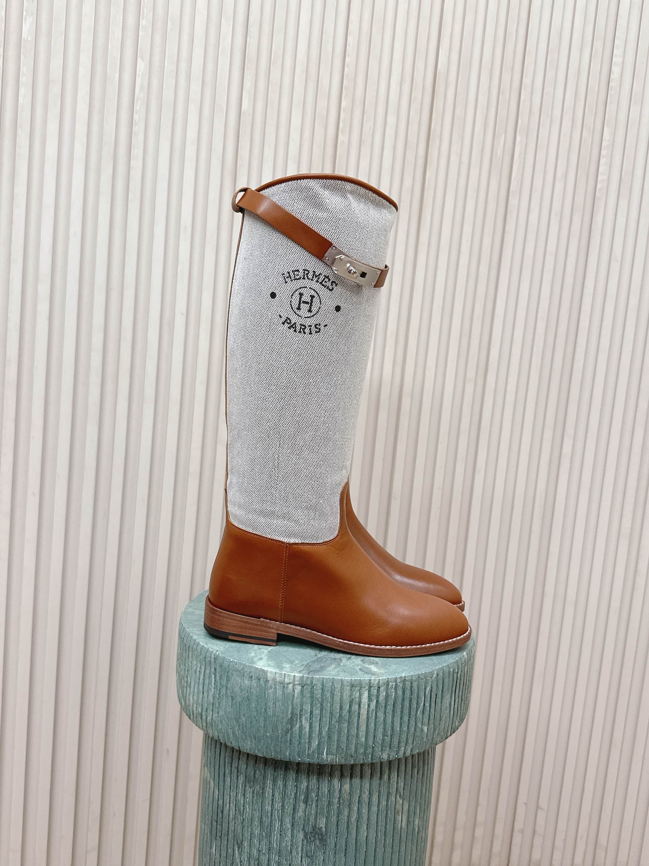 NO:626113,Top version cloth cover (plus airplane case): Hermes Kelly buckle knight boots. The classic H family boots style will not be out of date. With Hermès unique buttons, it is more atmospheric. A classic is a classic, enduring, long-awaited, and will not be missed!  Upper imported from Italy, cowhide leather, cowhide lining feet, original stainless steel buckle, Italian Goodyear genuine leather feet Size 35-39 (40 custom made, non-returnable), boots, hermes, hermes, boots, cowhide19860909顶级版本布面（加飞机盒）:Hermes 爱马仕kelly扣骑士靴长靴 经典的H家族筒靴风格不会落伍 配上爱马仕特有的扣子更具大气风范 经典就是经典,经久不衰,期待已久,不会错过！ 鞋面意大利进口饮奶牛皮,牛皮内里垫脚,原版不锈钢饰扣,意大利固特异真皮垫脚 Size35-39（40定做不退换）,靴子,hermes,hermes,boots,cowhide,Women's Shoes