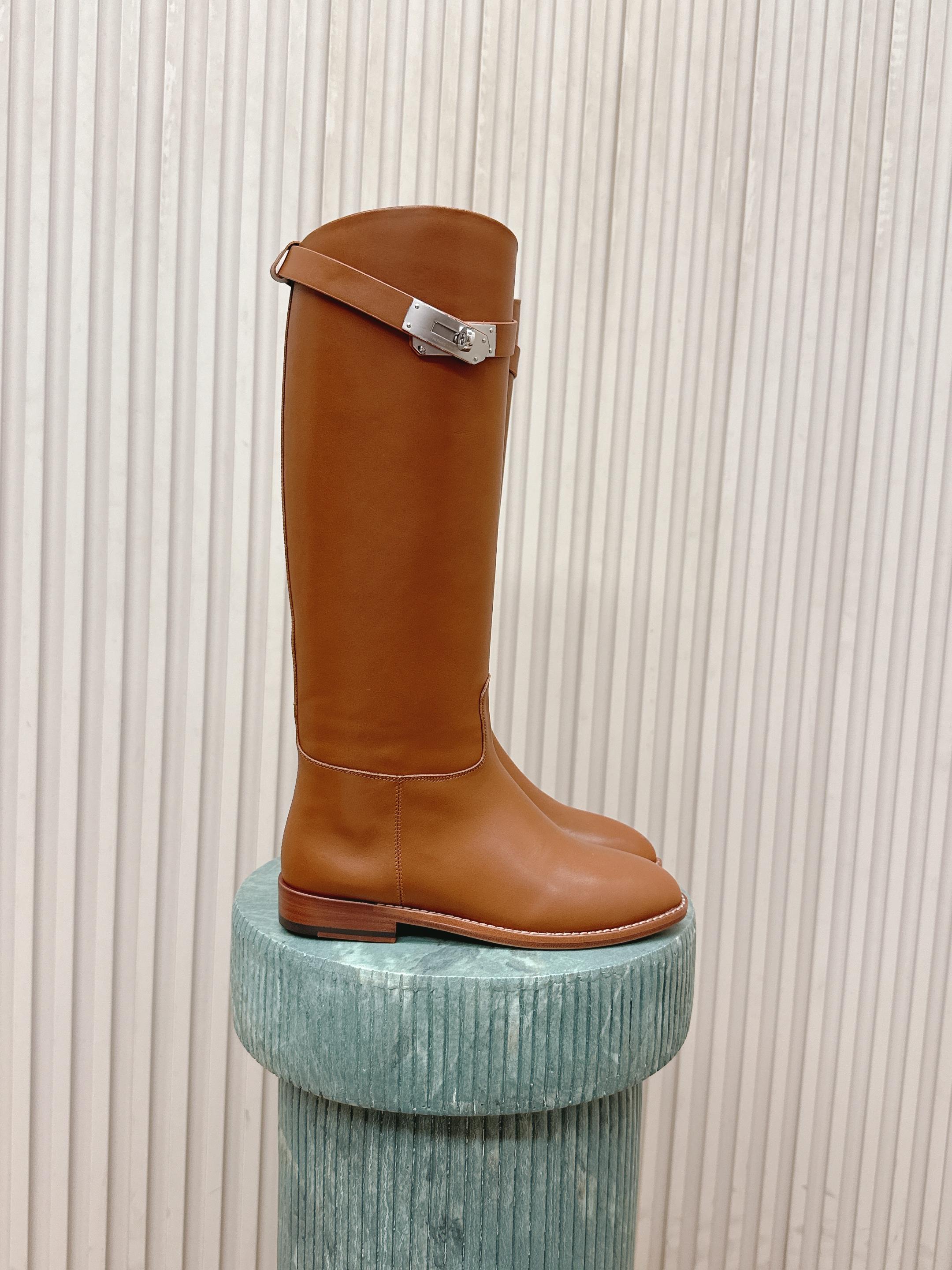 NO:626121,Top version leather cover (with airplane case): Hermes Kelly buckle knight boots. The classic H family boots style will not be out of date. With the unique Hermès buttons, it is more atmospheric. A classic is a classic, long-lasting, long-awaited, and will not be missed!  Upper imported from Italy, cowhide leather, cowhide lining feet, original stainless steel buckle, Italian Goodyear genuine leather feet Size 35-39 (40 custom made, non-returnable), boots, hermes, hermes, boots, cowhide19860909顶级版本皮面（加飞机盒）:Hermes 爱马仕kelly扣骑士靴长靴 经典的H家族筒靴风格不会落伍 配上爱马仕特有的扣子更具大气风范 经典就是经典,经久不衰,期待已久,不会错过！ 鞋面意大利进口饮奶牛皮,牛皮内里垫脚,原版不锈钢饰扣,意大利固特异真皮垫脚 Size35-39（40定做不退换）,靴子,hermes,hermes,boots,cowhide,Women's Shoes