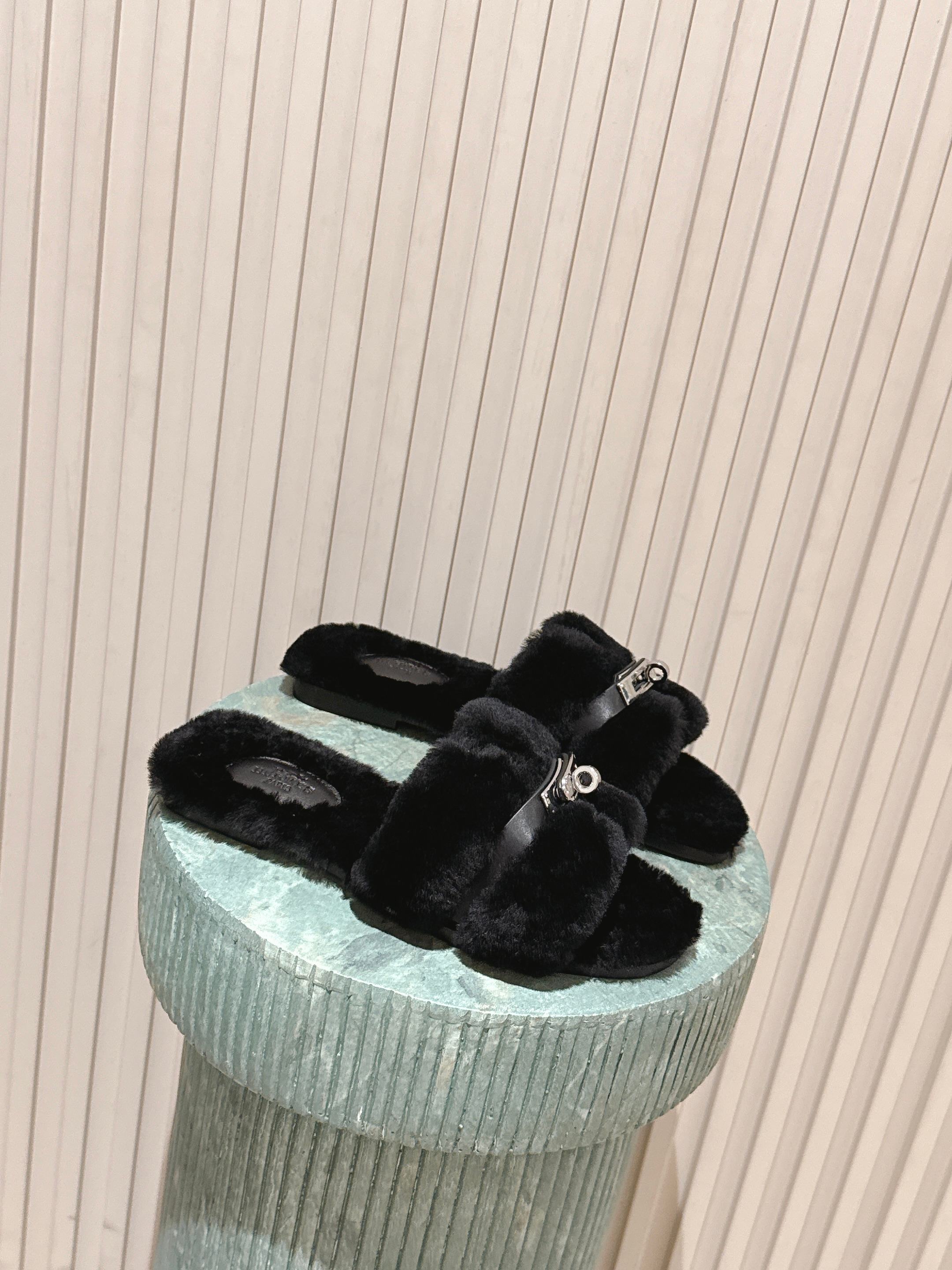 NO:626180,Top version (airplane box) Hermer Giulia wool slippers series Kelly buckle H wool slippers. Wannian classic wool ‘H’ slippers. The classic H slippers are more eye-catching with Kelly buckles!  A pair of flat slippers is a casual and comfortable type of shoe, suitable for daily wear at home or in some relaxed occasions. This type of slippers is simple yet fashionable, and is both practical and fashionable.  The overall material is made of wool, which looks very soft and fluffy. It not only gives people a warm and comfortable feeling visually, but also provides an excellent skin-friendly experience when worn. It is especially suitable for wearing in cooler seasons or when you want to create a warm atmosphere. The choice of this plush material also reflects the brand's intention in the use of materials, which not only ensures a sense of luxury, but also takes into account the comfort of wearing. Wool upper, wool lining, sole Italian A-grade double-layer leather outsole  Size 35-39 (40.41 custom-made, non-refundable), furry shoes and slippers, hermes, slippers, Leather soles19860909顶级版本（飞机盒） Hermer Giulia毛拖系列Kelly扣H毛拖鞋 万年经典款羊毛‘H’拖鞋 经典H拖搭配Kelly扣更为亮眼！一双平底拖鞋,属于休闲舒适的鞋款类型,适合日常居家或者在一些轻松的场合穿着.这种拖鞋款式简约却又不失时尚感,兼具实用性与时尚度. 整体采用了羊毛材质,看起来非常柔软蓬松,不仅在视觉上给人一种温暖舒适的感觉,实际穿着时也能提供极佳的亲肤体验,尤其适合在较凉爽的季节或者想要营造温暖氛围感的时候穿着.这种毛绒材质的选择也体现了品牌在材质运用上的用心,既要保证奢华感,又要兼顾穿着的舒适程度. 鞋面羊毛 内里垫脚羊毛 鞋底意大利A级双层真皮大底 码数35-39（40.41定做不退换）,毛毛鞋拖鞋,hermes,slippers,Leather soles,Women's Shoes