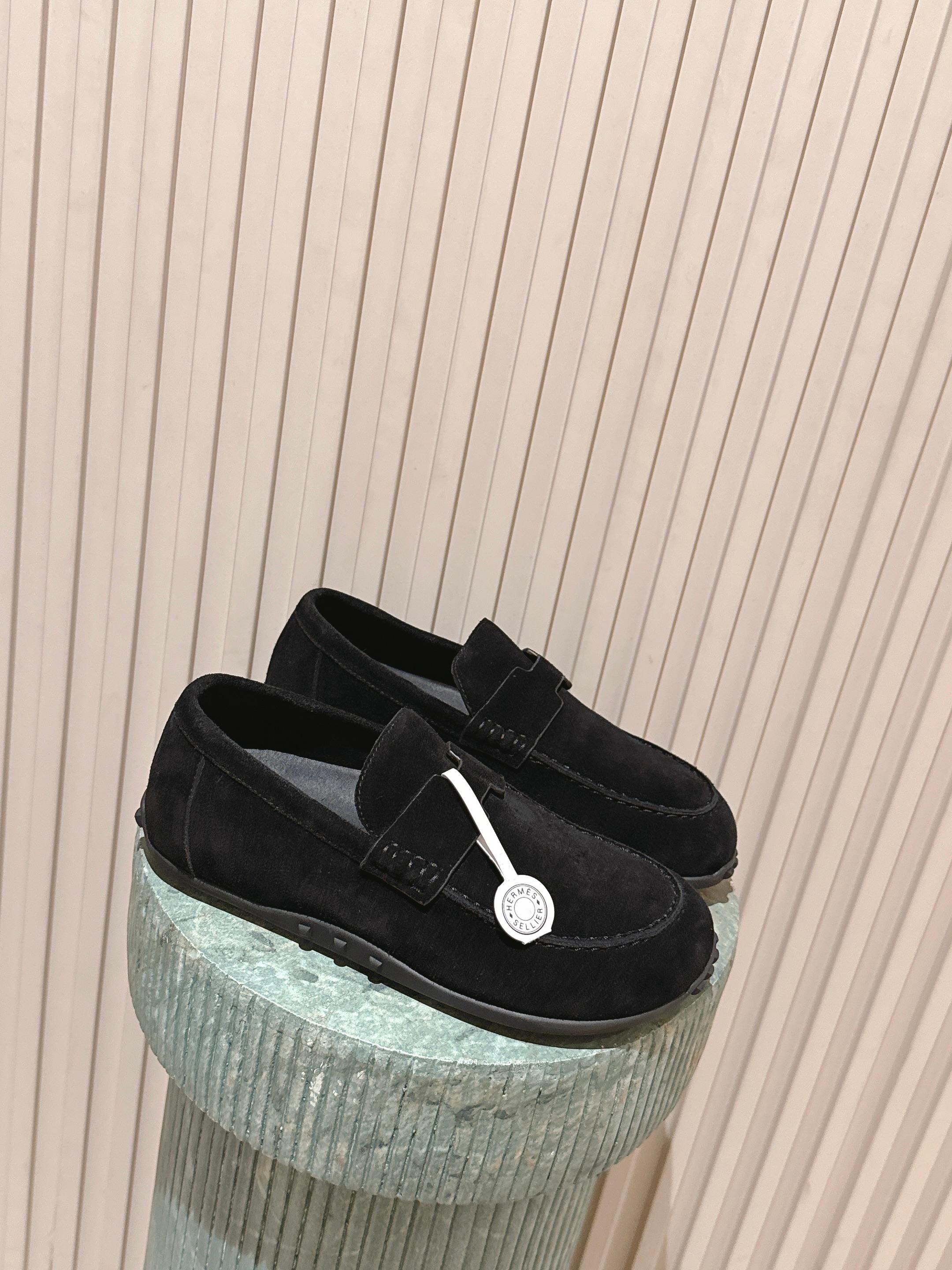 NO:626157,Top version of couple model (with airplane case) for women: Men's model: HERME*25ss autumn and winter retro suede loafers. Loafers are classic and versatile in design. The slip-on style is easy to put on and take off, suitable for various occasions. The brand logo shoes have the iconic design elements of Hermès, highlighting the brand identity.  It is made of suede material with fine texture and soft touch, which combines comfort and luxury. It provides a wealth of color options, including dark brown, black, off-white, light brown, etc., to meet different styles and matching needs. The workmanship is fine, the stitching is neat, and the details reflect the brand's exquisite craftsmanship, ensuring the quality and durability of the shoes. The upper is made of fetal cow velvet, and the lining is water-dyed sheepskin. The outsole is TPU outsole, which is increased by 3cm, and the size is women's size 35-40.  Men's size 40-45 (customized sizes 40 and 45 are non-refundable), loafers, hermes, hermes, loafers, sheepskin, chamois leather19860909顶级版本情侣款（带飞机盒）女款:男款:HERME*25ss 秋冬复古麂皮乐福鞋 乐福鞋款式,设计经典百搭,一脚蹬的样式方便穿脱,适合多种场合穿搭.品牌标识鞋款带有爱马仕标志性的设计元素,彰显品牌身份. 采用麂皮材质,质感细腻,触感柔软,兼具舒适与高级感.提供丰富的色彩选择,包括深棕、黑色、米白、浅棕等,满足不同风格和搭配需求.做工精细,缝线工整,细节处体现品牌的精湛工艺,保证了鞋子的品质和耐用性. 鞋面胎牛绒 内里水染羊皮 大底TPU大底 增高3cm size女码35-40码 男码40-45（40、45码定制不退换）,乐福鞋,hermes,hermes,loafers,sheepskin,chamois leather,Women's Shoes