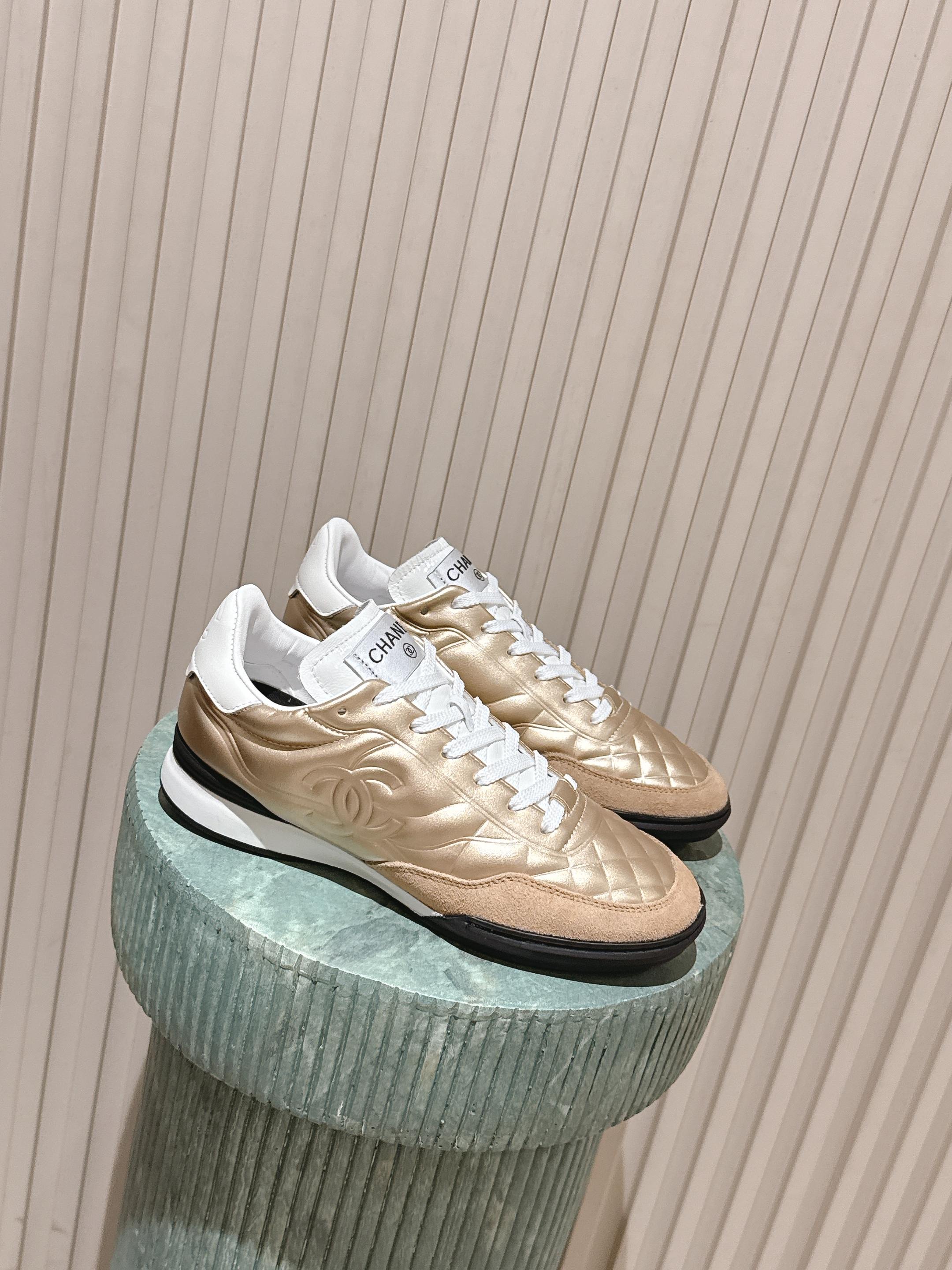 NO:626148,Top version: CHANEL 25N ski series silver and black color matching moral training shoes: Xiaoxiang's classic rhombus pattern with silver bright leather upper, black suede on the sides makes it more stable and elegant. Shoe king of the year. Fabric cowhide, lining sheepskin. Size ': 35-41, casual shoes/sports shoes, chanel, sneakers, cowhide, sheepskin, chamois leather19860909顶级版本:CHANEL 25N滑雪系列银黑拼色德训鞋:小香经典菱格纹配上银色亮皮鞋面,侧面黑色麂皮更显得稳重优雅 年度鞋王 面料牛皮 内里羊皮 码数':35-41,休闲鞋/运动鞋,chanel,sneakers,cowhide,sheepskin,chamois leather,Women's Shoes