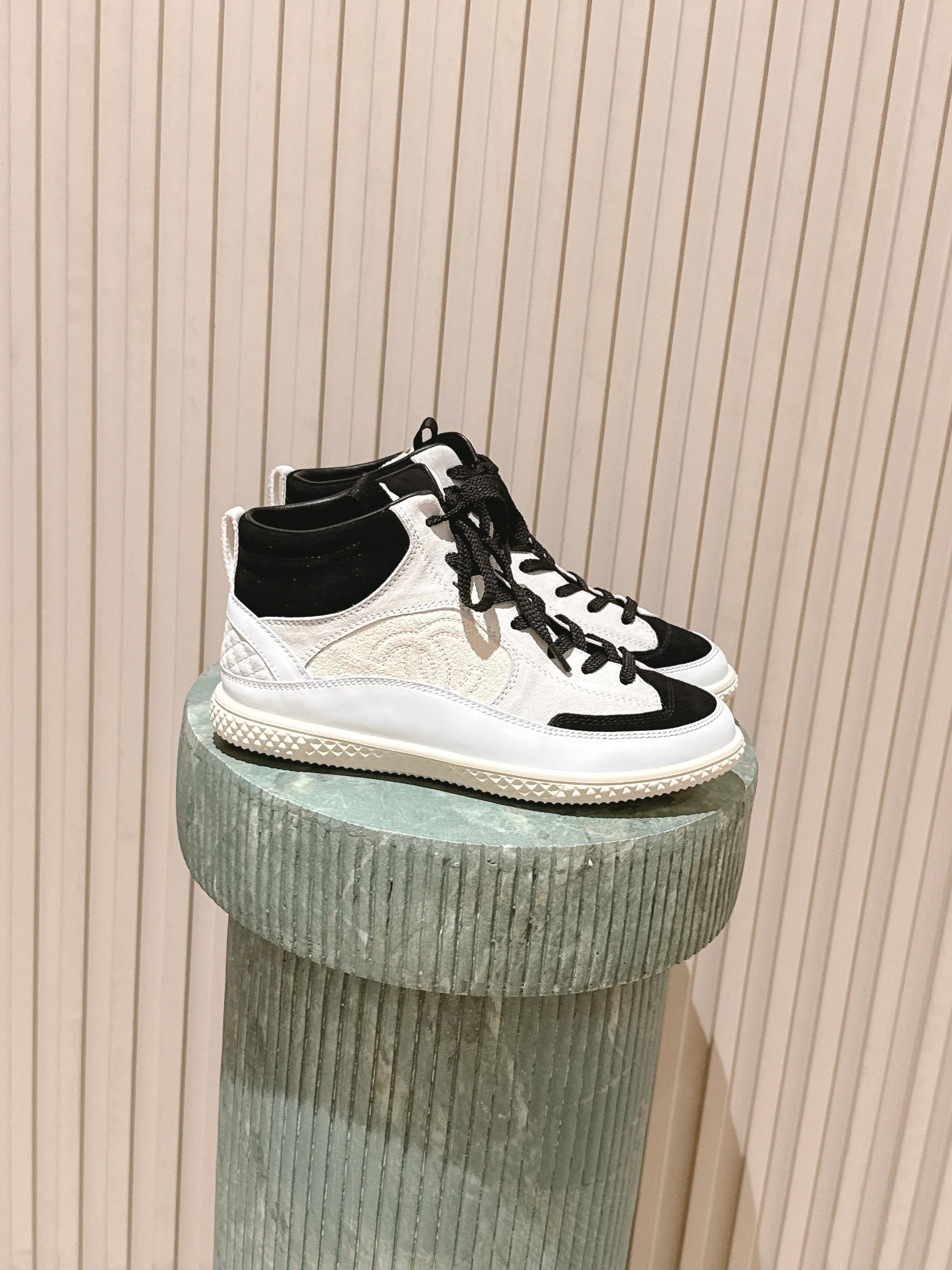 NO:626119,Top version::CHANE*｜Xiaoxiang 25 new retro plaid panda casual shoes sneakers in simple black and white color schemes outline a timeless fashion silhouette. The exquisite double C logo embellishment is a silent expression of the brand style. It is quite weighty and feels good! Very attractive sports style design~ The soles are very soft and very comfortable to wear. They can be worn with trousers, shorts, long skirts and short skirts to create an eye-catching outfit! The fabric is made of imported frosted cowhide.  Original lining, original molded custom TPU outsole, size 35-39 (40 customization is non-returnable and non-exchangeable), casual shoes/sports shoes, chanel, sneakers, skirts, shorts, cowhide19860909顶级版本::CHANE*｜小香25新品复古格熊猫休闲鞋运动鞋简约黑白配色 勾勒永不过时的时尚轮廓 .精致双C标志点缀 是品牌格调的无声彰显. 蛮有分量个人感觉敲好的! 非常耐看的运动风设计~ 鞋底很软穿着也很舒服 搭配长裤 短裤 长裙短裙都能很好看 打造让人眼前一亮的穿搭! 面料采用进口磨砂牛皮 内里原版内里 原版开模定制TPU大底 size35-39（40定制不退不换),休闲鞋/运动鞋,chanel,sneakers,skirts,shorts,cowhide,Women's Shoes