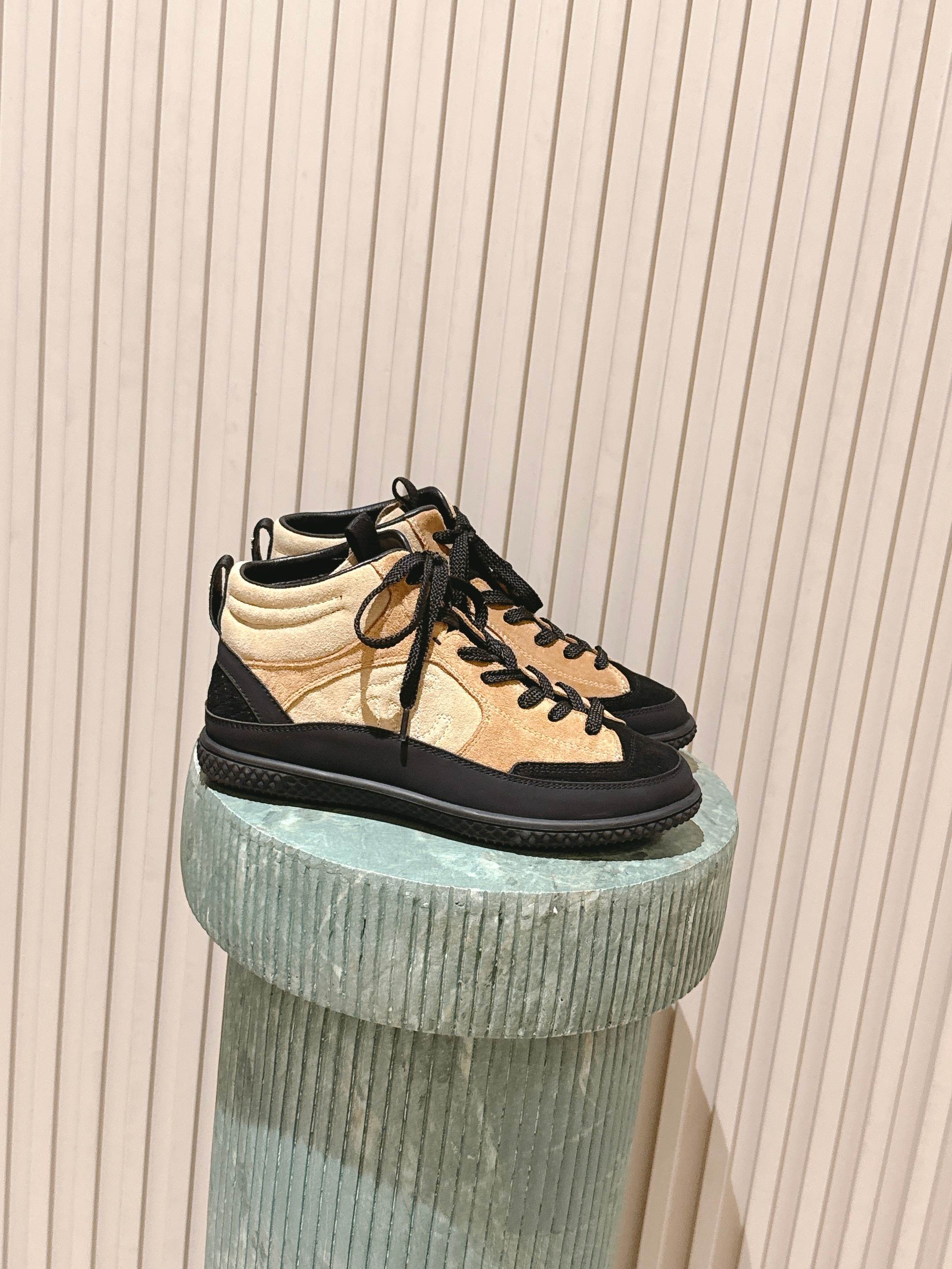 NO:626128,CHANE*｜Xiaoxiang 25 new retro plaid panda casual shoes sneakers are simple and black in color. They outline a fashionable silhouette that never goes out of style. The exquisite double C logo embellishment is a silent expression of the brand style. It is quite weighty and I personally feel it is good! Very attractive sports style design~ The soles are very soft and comfortable to wear. They can be worn with trousers, shorts, long skirts and short skirts to create an eye-catching outfit! The fabric is made of imported frosted cowhide and the lining is original.  Original molded customized TPU outsole size 35-39 (40 customization is non-returnable and non-exchangeable), casual shoes/sports shoes, chanel, sneakers, skirts, shorts, cowhide19860909CHANE*｜小香25新品复古格熊猫休闲鞋运动鞋简约黑白配色 勾勒永不过时的时尚轮廓 .精致双C标志点缀 是品牌格调的无声彰显. 蛮有分量个人感觉敲好的! 非常耐看的运动风设计~ 鞋底很软穿着也很舒服 搭配长裤 短裤 长裙短裙都能很好看 打造让人眼前一亮的穿搭! 面料采用进口磨砂牛皮 内里原版内里 原版开模定制TPU大底 size35-39（40定制不退不换),休闲鞋/运动鞋,chanel,sneakers,skirts,shorts,cowhide,Women's Shoes