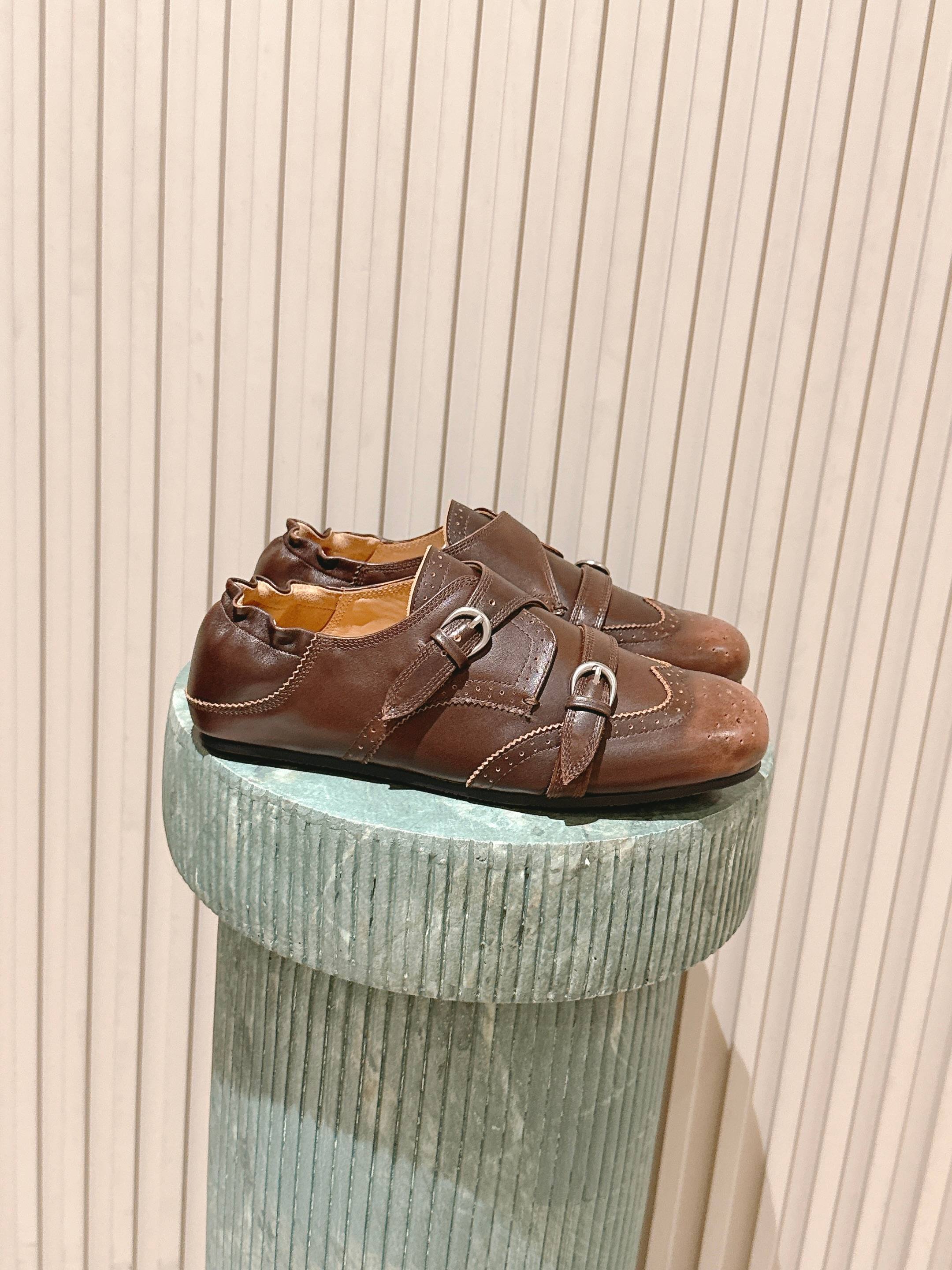 NO:626111,Top version 25ss early autumn new COTEMP brogue soft Menk shoes, single shoes that can be worn on the feet, slip-on leather shoes, retro carved and punched loafers. The traditional Menk shoes have a wide horizontal strap decoration and metal buckle on the upper, and are pressed on the tongue, which is easy to put on and take off, comfortable and versatile. COTEMP Ducal Brodé  On the basis of retaining the classical elements and texture of Monk shoes, Monk has comprehensively iterated the styles of previous seasons, which are more soft and light. The leather surface has been treated with distressing technology, giving it a more retro temperament. Hand-made pleats are incorporated at the ankles to add exquisite details and can be worn to wrap or step on the feet. This series is available in four colors, showing different styles. Suede/cowhide upper, sheepskin lining, molded rubber outsole  Size 35-39 (40. Customized, non-refundable, leather shoes, loafers, cowhide, sheepskin, chamois leather19860909顶级版本 25ss早秋新款COTEMP 布洛克柔软孟克鞋 可踩脚穿单鞋 一脚蹬皮鞋 复古雕花冲孔乐福鞋 传统的孟克鞋鞋面上有一个宽大的横向带装饰及金属环扣,并压附于鞋舌上,穿脱方便且舒适百搭.COTEMP Ducal Brodé Monk在保留孟克鞋古典元素和质感的基础上,对往季的款式进行全面迭代,更具有柔软轻薄的特质.皮料表面经过做旧工艺处理,更具复古气质.脚踝处融入手工抽褶,增加精致细节感的同时,可包脚或踩脚穿着.该系列共四色可选,展现不同风格. 鞋面麂皮/牛皮 内里垫脚羊皮 鞋底开模橡胶大底 码数35-39（40.定做不退换,皮鞋,loafers,cowhide,sheepskin,chamois leather,Women's Shoes