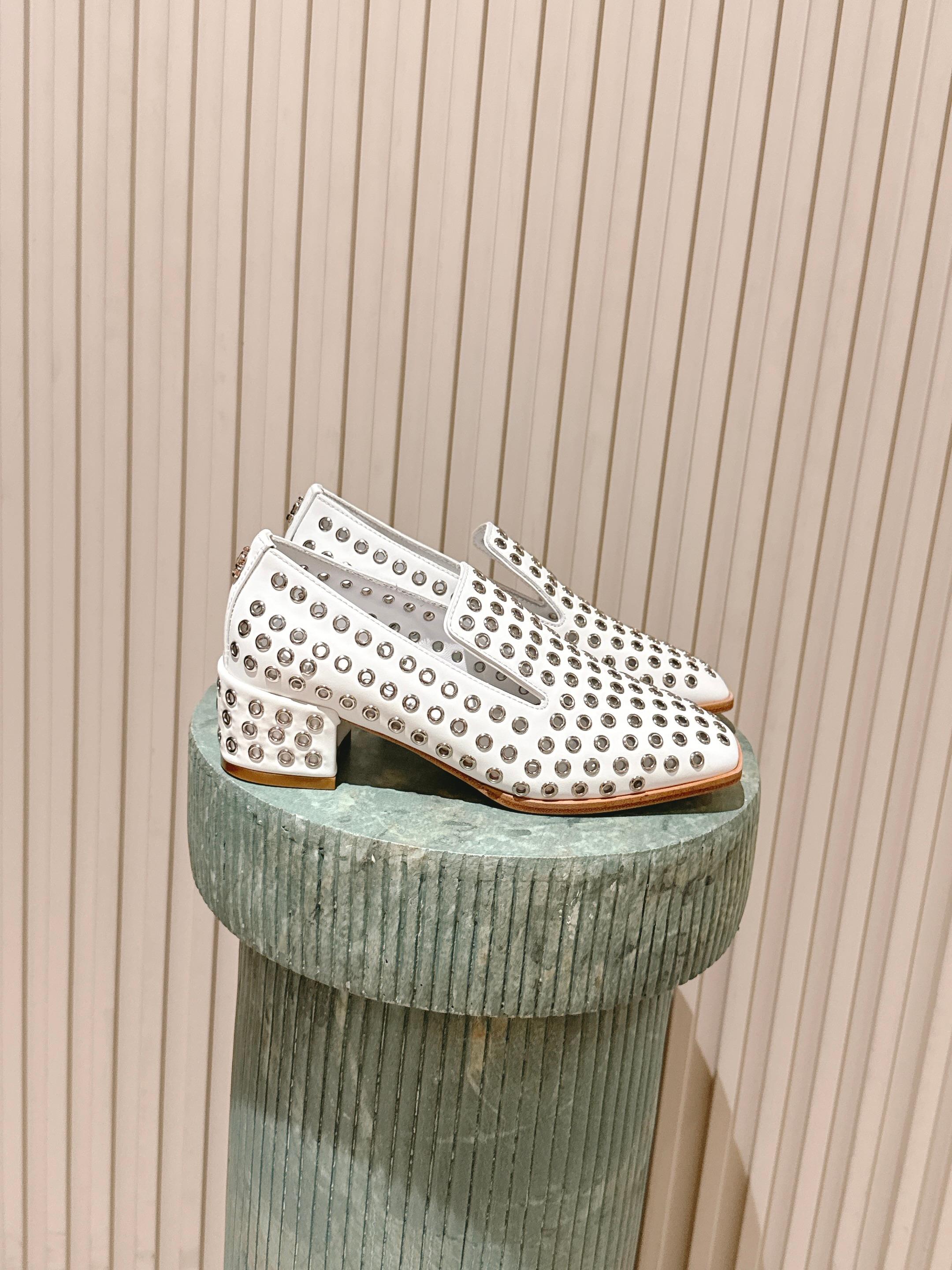 NO:626096,Purchasing agent Jimmy Choo Jimmy Choo/JC 2026 new flat soles, thick heels, hollow shoes, new fashion flat shoes, elegant and stylish, fashionable and durable, comfortable to wear, fashionable personality begins with the first step, elegant temperament, timeless, enjoy the envy of the eyes. Imported first-layer calfskin upper, lining, foot pad sheepskin outsole, Italian genuine leather outsole, accessories original custom hardware  Size#35-42 (40, 41, 42 are customized and cannot be returned or exchanged), loafers, jimmy choo, jimmy choo, loafers, flats, cowhide, sheepskin, Leather soles19860909代购级 Jimmy Choo 吉米周/JC 2026 新款平底 粗跟 镂空 单鞋 新款时装平底鞋,优雅大气鞋型,时髦耐看,穿着舒适跟脚,时尚个性始于足下,优雅气质,历久弥新,悦享羡慕眼光 鞋面进口头层小牛皮 内里、垫脚羊皮 大底意大利真皮大底 配饰原版定制五金 Size#35-42（40,41,42定做不退不换）,乐福鞋,jimmy choo,jimmy choo,loafers,flats,cowhide,sheepskin,Leather soles,Women's Shoes