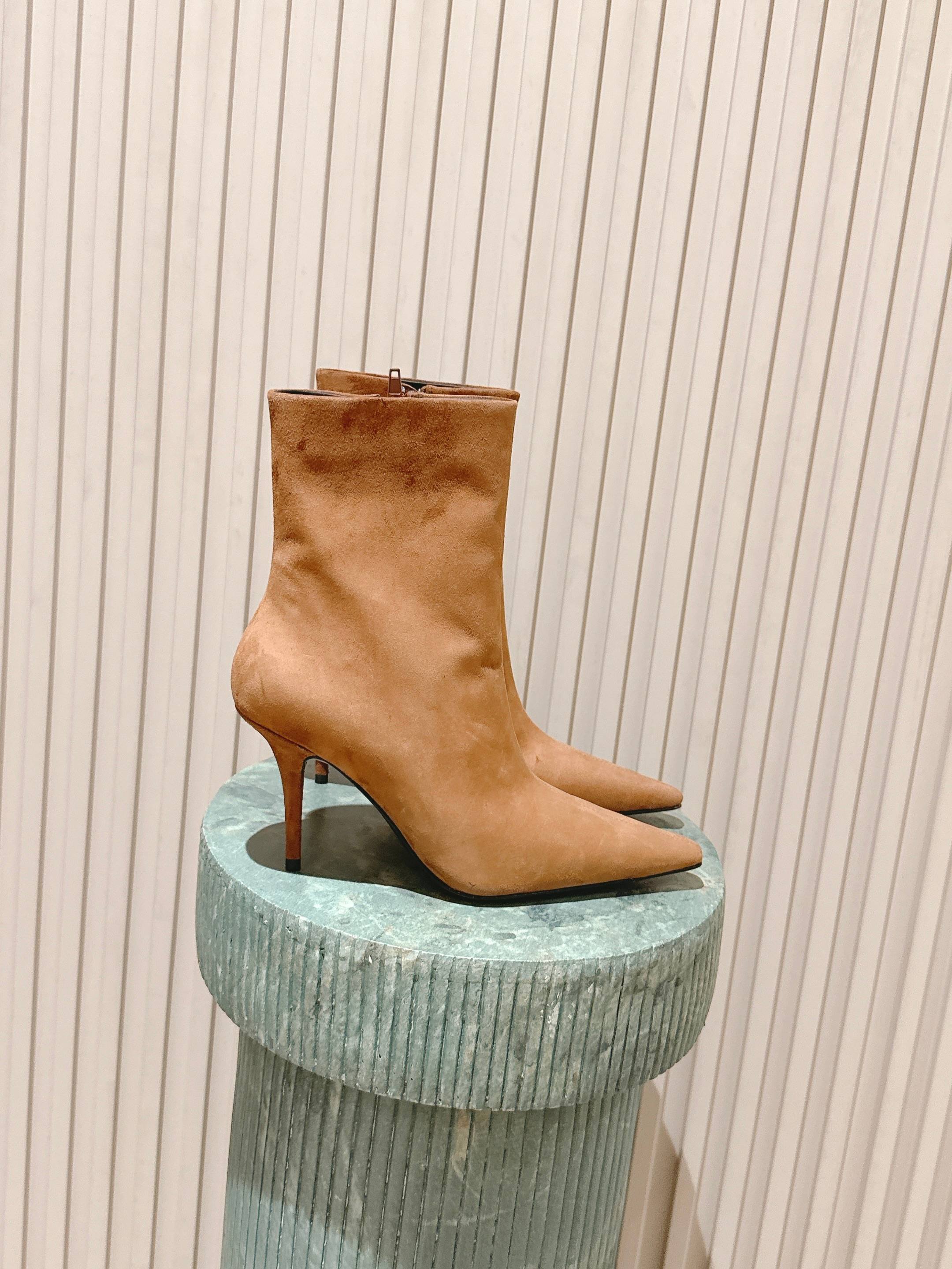 NO:626082,Purchasing agent grade butter leather short boots, a must-have for long legs, YSL high heels, short boots, Yvette Saint Laurent logo, exquisite high heels, black butter leather, the poplar forest that understands women’s hearts best, beautiful shoes with no dead ends, supporting the aura, butter leather, suede, material, noble temperament, imported sheepskin lining, close to the feet, comfortable, genuine leather outsole imported from Italy, fabric: cowhide, heel height: about 10CM, Size35-41 (40  41 Custom-made (no return or exchange), boots, saint laurent, saint laurent, saint laurent, boots, cowhide, sheepskin, chamois leather, Leather soles19860909代购级 牛油皮短靴 大长腿必备 YSL 高跟 短靴 Yvette Saint Laurent圣罗兰logo 精致高跟 黑色牛油皮 最懂女人心的杨树林 无死角的美鞋 撑起气场 牛油皮 麂皮 材质 气质高贵 进口羊皮内里 贴脚 舒适 意大利进口真皮大底  面料:牛皮 跟高:大约10CM  Size35-41（40 41订做不退换）,靴子,saint laurent,saint laurent,saint laurent,boots,cowhide,sheepskin,chamois leather,Leather soles,Women's Shoes