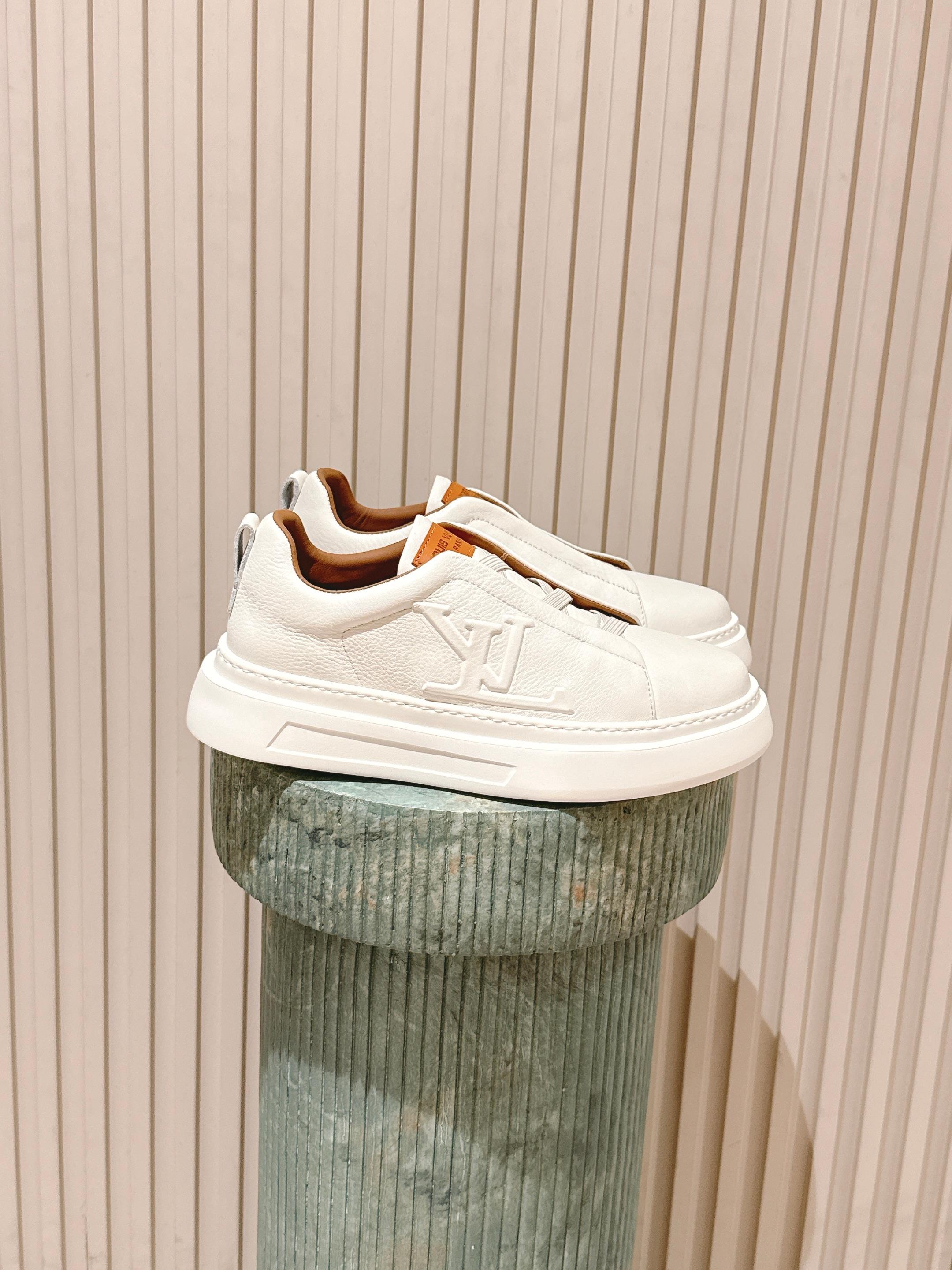 NO:630628,Purchasing agent level. Men's code. Louis Vuitton 25ss autumn new Louis Vuitton men's white shoes casual shoes sports shoes original 9650 purchase development and production, donkey brand LV Louis Vuitton specially presents the first environmentally friendly design couple shoes Charlie and Squad sneakers for the traditional Chinese Valentine's Day. Extra large LV logo on the side and custom jacquard fabric on the tongue.  The presbyopia design on the heel is also very eye-catching. The shoelaces and tongue patches are made of recyclable ECONYL regenerated nylon. The delivery counter is exquisitely packaged. Fabric: Customized imported cowhide lining and sheepskin breathable lining. Original molded TPU size for the sole: #Male 39-46 (45 46 custom-made and non-returnable), casual shoes/sports shoes, louis vuitton, louis vuitton, louis vuitton, louis  vuitton,sneakers,cowhide,sheepskin19860909代购级.男码. Louis Vuitton 25ss 秋季新款 路易威登 男款小白鞋 休闲鞋 运动鞋 原版9650 购入 开发做货,驴牌LV路易威登为中国传统七夕节特别呈献首款环保设计情侣鞋Charlie 与Squad运动鞋 侧身超大LV logo 鞋舌定制提花面料 后跟老花设计也很醒目,鞋带和鞋舌贴饰均由可循环利用的ECONYL再生尼龙制成 配送专柜精美包装 面料:定制进口牛皮内里羊皮透气内里 鞋底原版开模TPU Size: #男39-46（45 46订做不退换）,休闲鞋/运动鞋,louis vuitton,louis vuitton,louis vuitton,louis vuitton,sneakers,cowhide,sheepskin,Women's Shoes