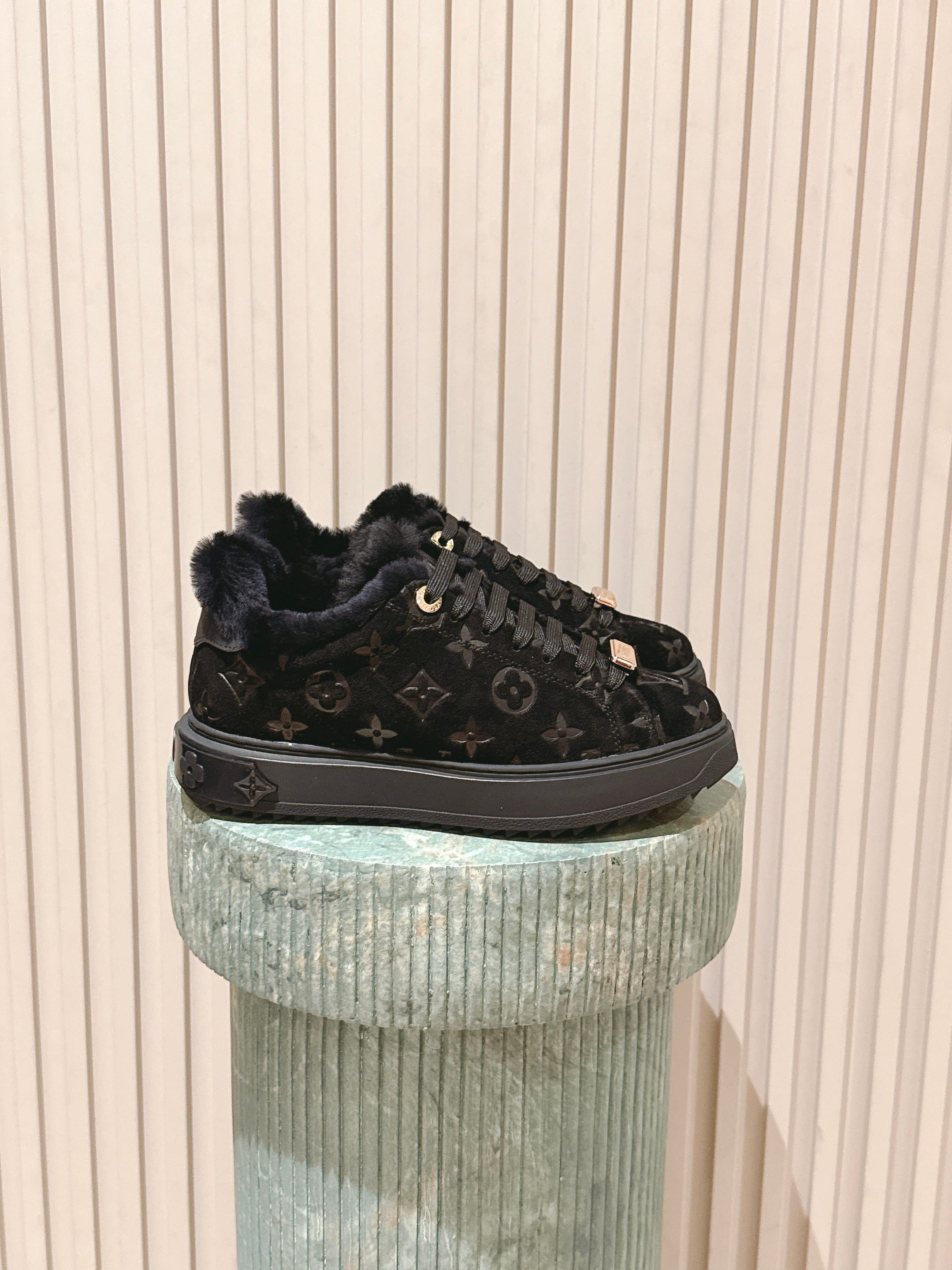 NO:626680,Top quality LV fw 25 new arrival～ lv 25 autumn and winter time out new sports shoes. The upper is integrated with embroidery technology, and the inner fur is made of one piece. It is exquisite and beautiful, ** warm; so nice. Outsole: TPU size35-41 (40.41 custom-made), casual shoes/sports shoes, louis vuitton, sneakers19860909顶级品质 LV fw 25 new arrival～ lv 25秋冬time out运动鞋新品 鞋面融入刺绣工艺,内里皮毛一体材质 精致好看,** 保暖；太nice了吧 大底:TPU size35-41（40.41定做）,休闲鞋/运动鞋,louis vuitton,sneakers,Women's Shoes