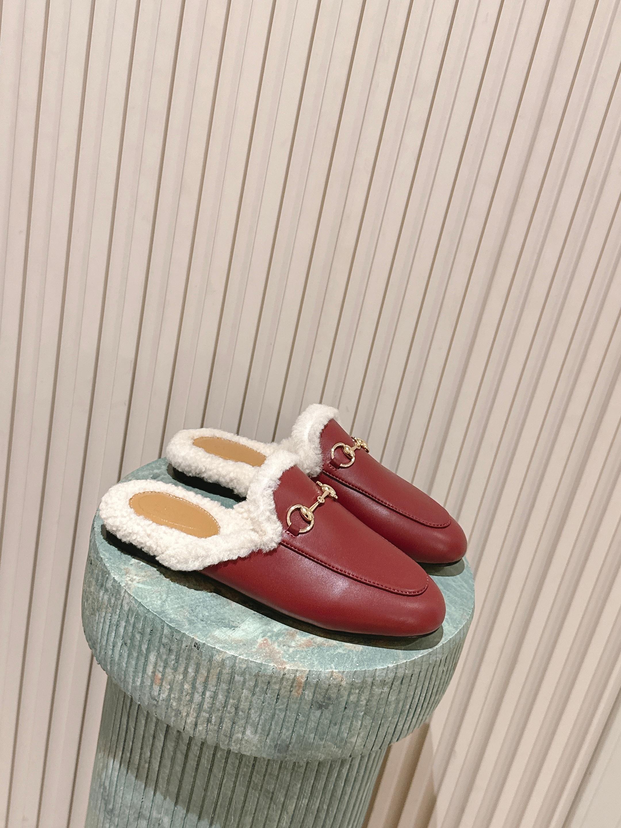 NO:630662,Top Version Gucci New Princetown Merino Wool Mule Slipper Gucci's iconic Princetown slipper is distinguished by its elegant silhouette, refined materials and classic horse bit. This model is defined in smooth suede and merino wool lining. Cow leather / cowhide upper Merino wool lining Original sole  Size 35-39 (40.41. Customized, non-refundable), half-slip fur shoes, gucci, slippers, cowhide19860909顶级版本 Gucci 新品Princetown美利奴羊毛穆勒鞋拖鞋 Gucci 标志性的Princetown拖鞋以其优雅的轮廓、精致的材料和经典的马衔而著称.这个模型是在光滑的绒面革和美利奴羊毛衬里的定义.牛皮/牛京鞋面 美利奴羊毛衬里 原版鞋底  Size35-39（40.41.定做不退换）,半拖毛毛鞋,gucci,slippers,cowhide,Women's Shoes