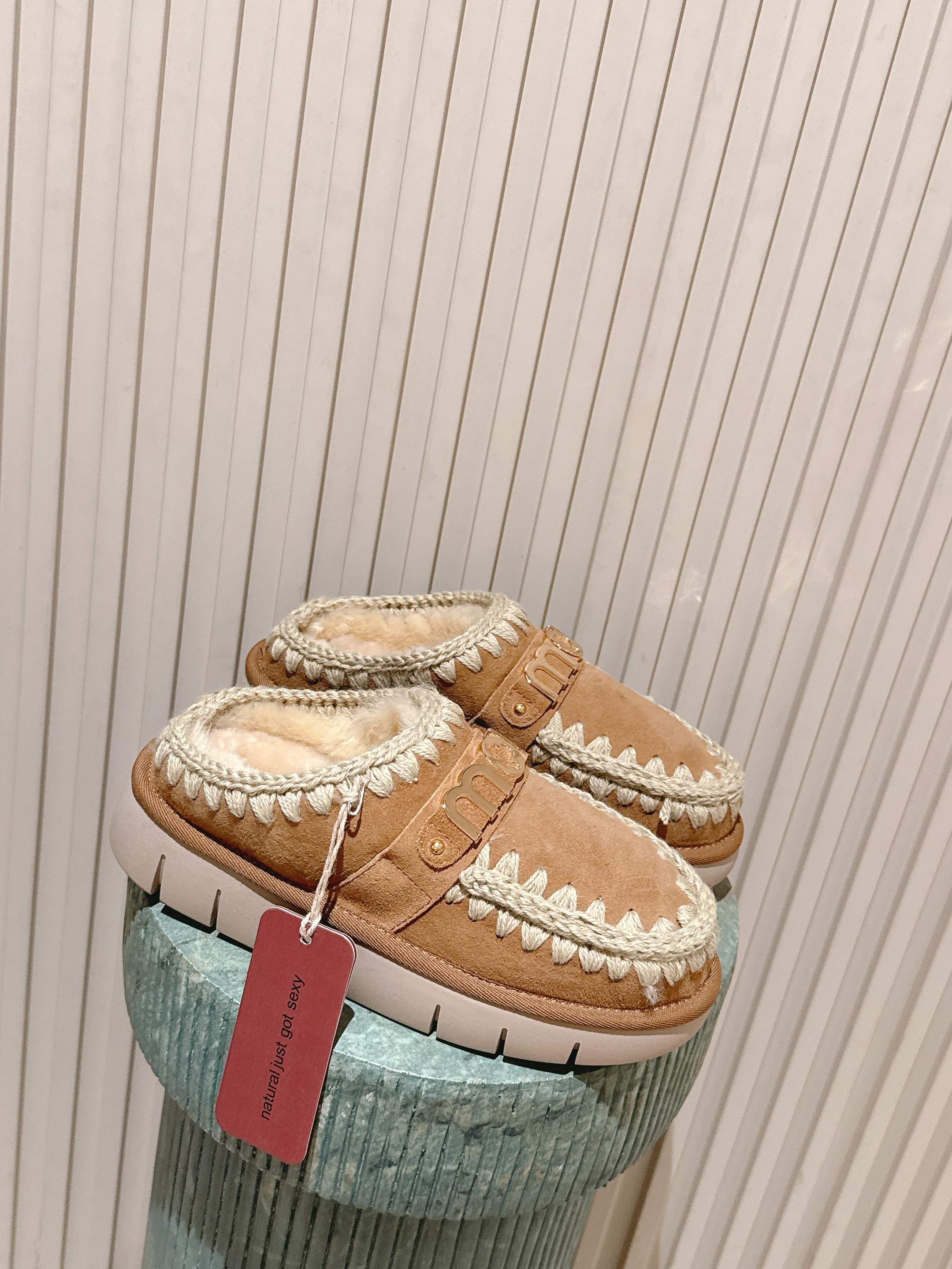 NO:630660,Top version: mou fur one-piece shoes. The orange color is as warm as fallen leaves and strongly announces the arrival of autumn. Step on the pair of wool slippers with mink fur embellishment on a slightly cool morning and step out your own style statement. Imagine walking on a somewhat gray street. The contrasting colors under your feet seem to add infinite vitality. The pink color is as gentle and charming as the afterglow of the sunset. Stand out in the crowd!  size 35-41, semi-slippers, slippers19860909顶级版本:mou 皮毛一体鞋鞋 橘红如落叶般的热烈 强烈的宣告入秋,在微凉的早晨踏上那双带有貂毛点缀的羊毛拖鞋,一步步踏出自己的风格宣言. 想像走在有点灰色的街头 脚下的撞色色彩像是增添了无限的生气 桃红色如夕阳余晖般的温柔而迷人 在人群中脱颖而出！ size 35-41,半拖毛毛鞋,slippers,Women's Shoes