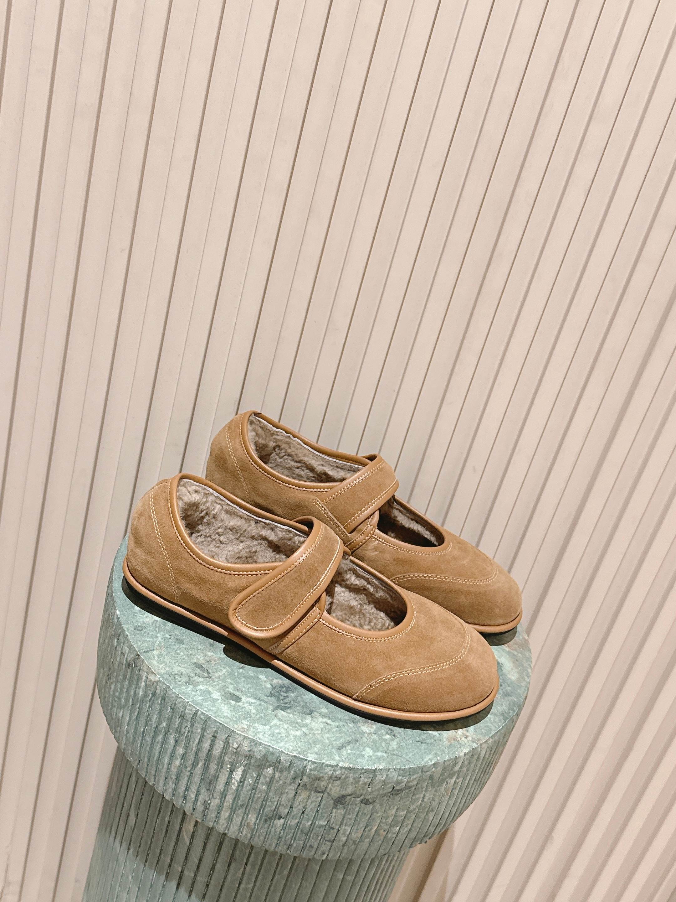 NO:630656,Top version: the row retro simple Mary Jane shoes!  It is said that these are the most beautiful Mary Jane shoes of the year, with French elegance, high-end and fashionable, both salty and sweet, artistic and temperamental!  A piece that can be worn in all seasons, with buckle design, easy to wear and good-looking, a global classic by Feng Mo. The soft and delicate sheepskin fabric makes this Mary Jane immediately unique and very textured. The fabric is imported high-quality cow suede and the lining is soft sheepskin. Outsole: Original rubber outsole Size: #35-40 (customized for 40, non-refundable), Mary Jane, mary jane, sheepskin19860909顶级版本:the row 复古简约玛丽珍鞋！ 据说这是本年度最美丽的玛丽珍奶奶鞋,法式优雅气质在线、高级又时髦,可盐可甜,文艺又气质！ 四季可穿的单品,挂扣设计,好穿又好看,风魔全球经典著作,柔软细腻羊皮面料让这款玛丽珍立马变得与众不同,非常的有质感. 面料进口优质牛反绒 内里垫脚柔软羊皮 大底: 原版橡胶大底 Size:#35-40(40定做不退换）,玛丽珍,mary jane,sheepskin,Women's Shoes