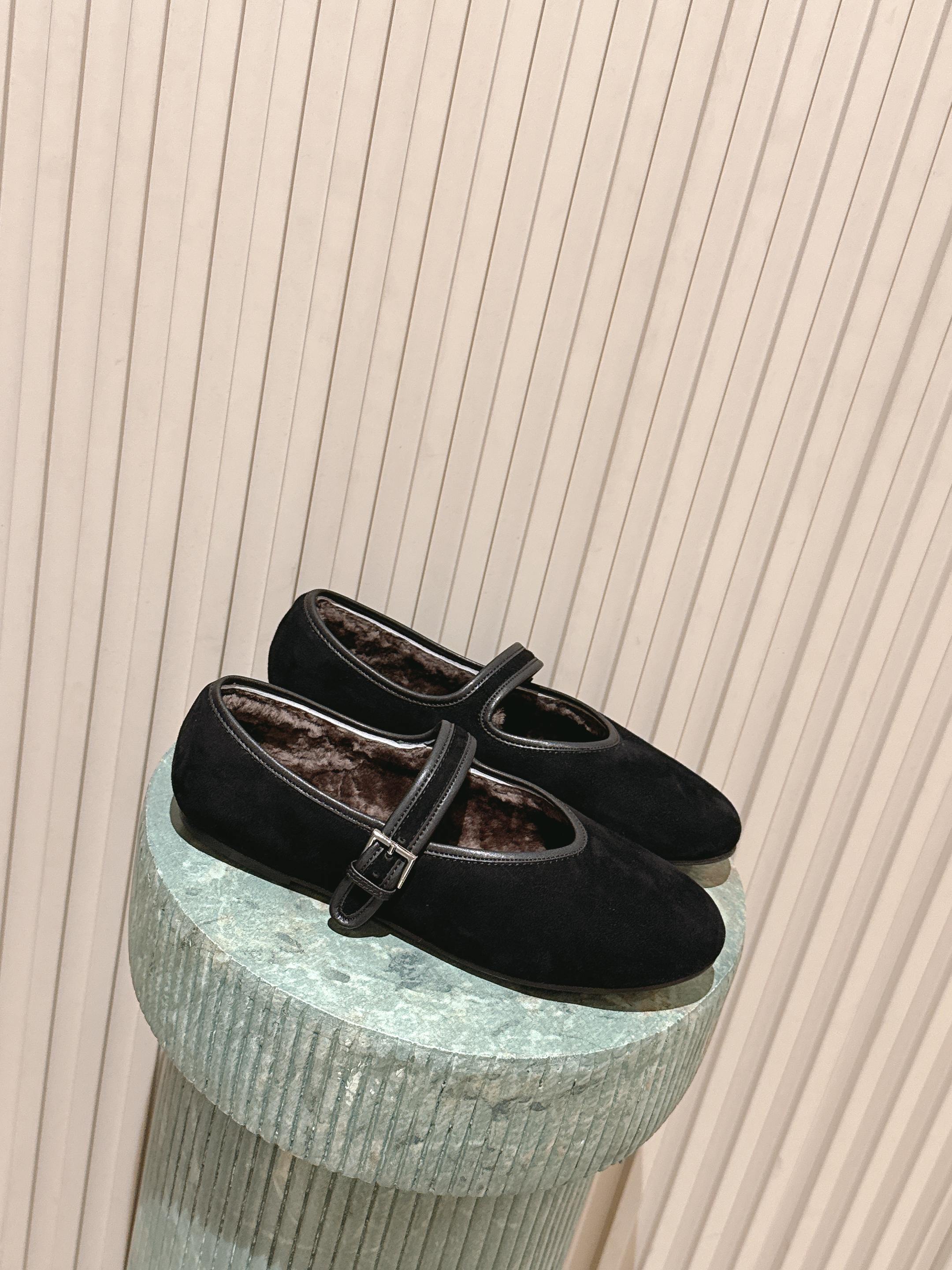 NO:630658,Top version;: the row retro simple Mary Jane shoes!  It is said that these are the most beautiful Mary Jane shoes of the year, with French elegance, high-end and fashionable, both salty and sweet, artistic and temperamental!  A piece that can be worn in all seasons, with buckle design, easy to wear and good-looking, a global classic by Feng Mo. The soft and delicate sheepskin fabric makes this Mary Jane immediately unique and very textured. The fabric is imported high-quality cow suede and the lining is soft sheepskin. Outsole: Original rubber outsole Size: #35-40 (customized for 40, non-refundable), Mary Jane, mary jane, sheepskin19860909顶级版本；: the row 复古简约玛丽珍鞋！ 据说这是本年度最美丽的玛丽珍奶奶鞋,法式优雅气质在线、高级又时髦,可盐可甜,文艺又气质！ 四季可穿的单品,挂扣设计,好穿又好看,风魔全球经典著作,柔软细腻羊皮面料让这款玛丽珍立马变得与众不同,非常的有质感. 面料进口优质牛反绒 内里垫脚柔软羊皮 大底: 原版橡胶大底 Size:#35-40(40定做不退换）,玛丽珍,mary jane,sheepskin,Women's Shoes