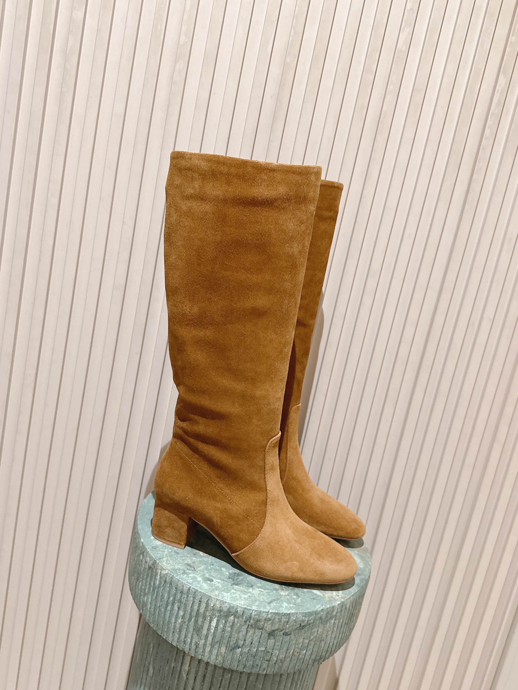 NO:630650,The top version: Gianvito Ross* retro suede low thick heel stack boots are made of suede material with fine texture and a high-end matte effect, and the suede leather of different colors is very textured both visually and tactilely. The high-heeled boots have a higher shaft, which can well modify the leg lines; the heel is designed with a thick heel, which combines stability and fashion, which not only enhances the aura but also ensures walking comfort.  The toe is designed with a square toe, which is simple and elegant, in line with the current fashion trend, and can also accommodate different foot types; the overall design is simple and neat, without too many complicated decorations, highlighting the classic and elegant style, and is easy to match with various clothing, whether it is a skirt or trousers, it can show good fashion taste. The upper is made of calf suede, the inner lining is single-lined, and the outsole is injected with genuine leather and increased by 6cm.  Size 35-40 (40 is custom-made, non-refundable, boots, boots, skirts, chamois leather, Leather soles19860909顶级版本:Gianvito Ross*复古麂皮低粗跟堆堆靴 采用绒面革材质,质感细腻,呈现出高级的哑光效果,且不同颜色的绒面革在视觉和触觉上都极具质感.高跟长靴,靴筒较高,能够很好地修饰腿部线条；鞋跟为粗跟设计,兼具稳定性与时尚感,提升气场的同时也保证了行走的舒适度. 鞋头为方头设计,简约大气,符合当下的时尚潮流,同时也能容纳不同脚型；整体设计简约利落,没有过多繁杂的装饰,凸显出经典与优雅的风格,易于搭配各种服饰,无论是裙装还是裤装都能展现出不俗的时尚品味. 鞋面胎牛反绒 内里单里 大底真皮大底注塑 增高6cm Size35-40码（40订做不退,靴子,boots,skirts,chamois leather,Leather soles,Women's Shoes