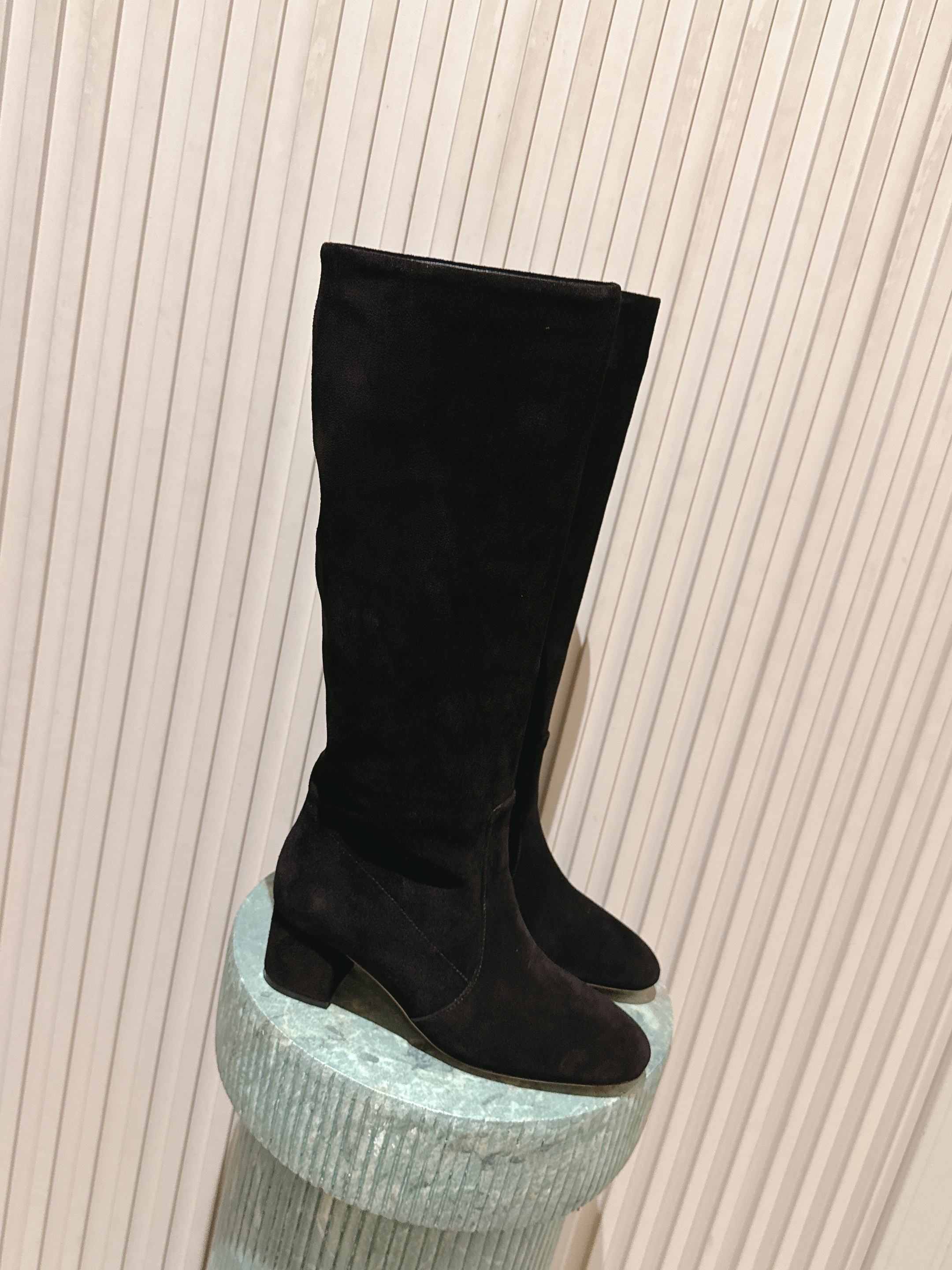 NO:630652,The top version: Gianvito Ross* retro suede low thick heel stack boots are made of suede material with fine texture and a high-end matte effect, and the suede leather of different colors is very textured both visually and tactilely. The high-heeled boots have a higher shaft, which can well modify the leg lines; the heel is designed with a thick heel, which combines stability and fashion, which not only enhances the aura but also ensures walking comfort.  The toe is designed with a square toe, which is simple and elegant, in line with the current fashion trend, and can also accommodate different foot types; the overall design is simple and neat, without too many complicated decorations, highlighting the classic and elegant style, and is easy to match with various clothing, whether it is a skirt or trousers, it can show good fashion taste. The upper is made of calf suede, the inner lining is single-lined, and the outsole is injected with genuine leather and increased by 6cm.  Size 35-40 (custom order of 40 cannot be returned or exchanged), boots, boots, skirts, chamois leather, Leather soles19860909顶级版本:Gianvito Ross*复古麂皮低粗跟堆堆靴 采用绒面革材质,质感细腻,呈现出高级的哑光效果,且不同颜色的绒面革在视觉和触觉上都极具质感.高跟长靴,靴筒较高,能够很好地修饰腿部线条；鞋跟为粗跟设计,兼具稳定性与时尚感,提升气场的同时也保证了行走的舒适度. 鞋头为方头设计,简约大气,符合当下的时尚潮流,同时也能容纳不同脚型；整体设计简约利落,没有过多繁杂的装饰,凸显出经典与优雅的风格,易于搭配各种服饰,无论是裙装还是裤装都能展现出不俗的时尚品味. 鞋面胎牛反绒 内里单里 大底真皮大底注塑 增高6cm Size35-40码（40订做不退换）,靴子,boots,skirts,chamois leather,Leather soles,Women's Shoes