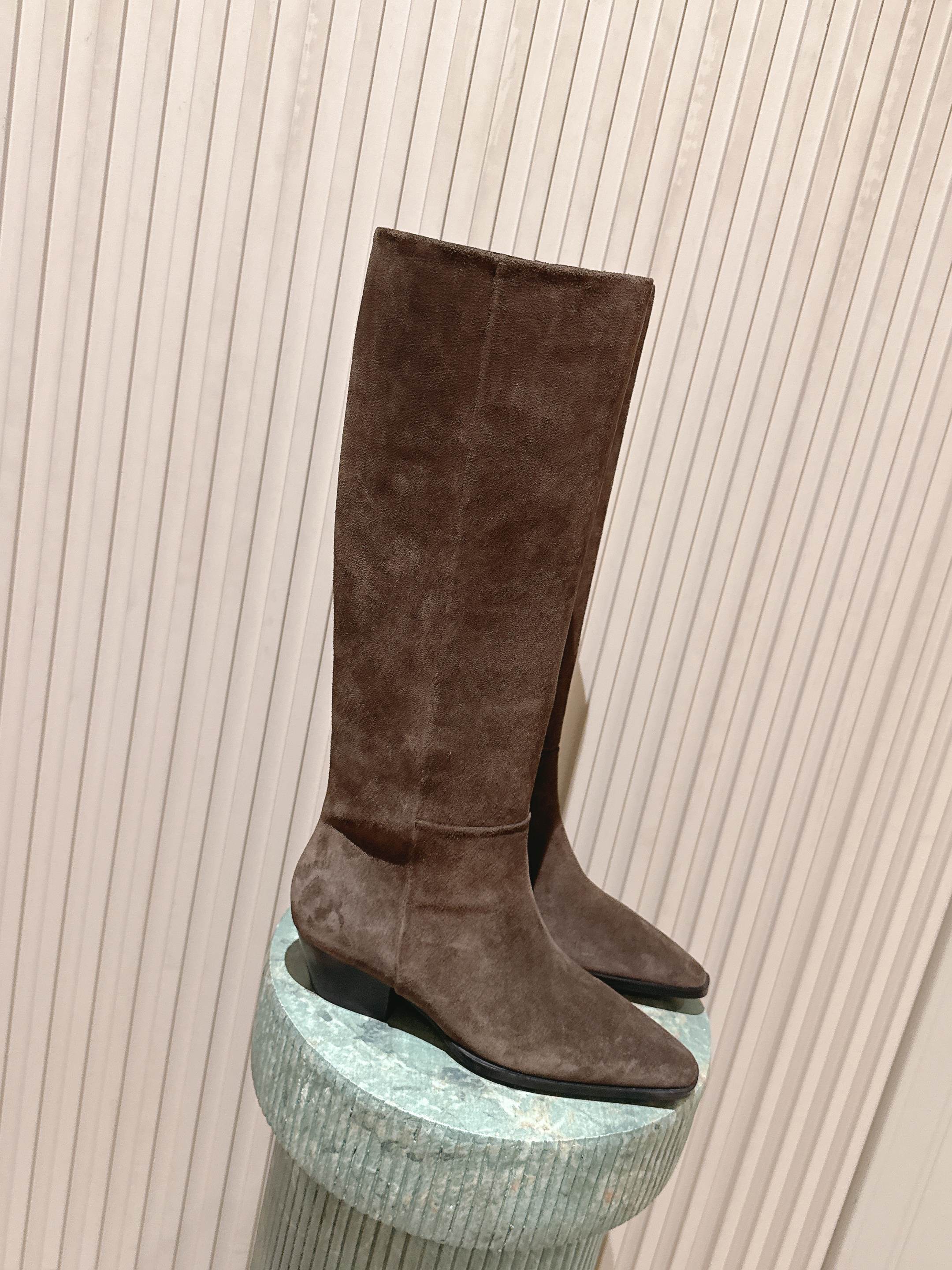 NO:630649,Top version: AEYDE's new avant-garde minimalist boots for autumn and winter | When the architectural silhouette meets dark leather, these boots are the 'style weapon' of the fashionista. The neat tailoring outlines sharp lines and the pointed toe design snipes the fashion aesthetic. It is minimalist but highly recognizable - whether it is a cool collision with a skirt or a cool trousers out on the street. The eyes will be locked on the feet, making you effortlessly cool in the fashion industry. The upper is imported suede and cowhide.  Imported cowhide lining, imported outsole, heel height 4cm, Size 35-39 (40/41 customized, non-refundable), boots, aeyde, boots, skirts, cowhide, chamois leather19860909顶级版本: AEYDE秋冬新款先锋极简靴｜当建筑感廓形遇上暗黑皮革 这双靴是时髦精的“风格武器” 利落剪裁勾勒出凌厉线条 尖头设计狙击时尚审美 极简却极具辨识度——不管是搭配裙装的柔酷碰撞 还是裤装的飒爽出街 上脚即锁定目光 让你在潮流场里酷得毫不费力 鞋面进口麂皮.牛皮 内里进口牛皮 大底进口大底 跟高4cm Size35-39（40/41定制不退换）,靴子,aeyde,boots,skirts,cowhide,chamois leather,Women's Shoes