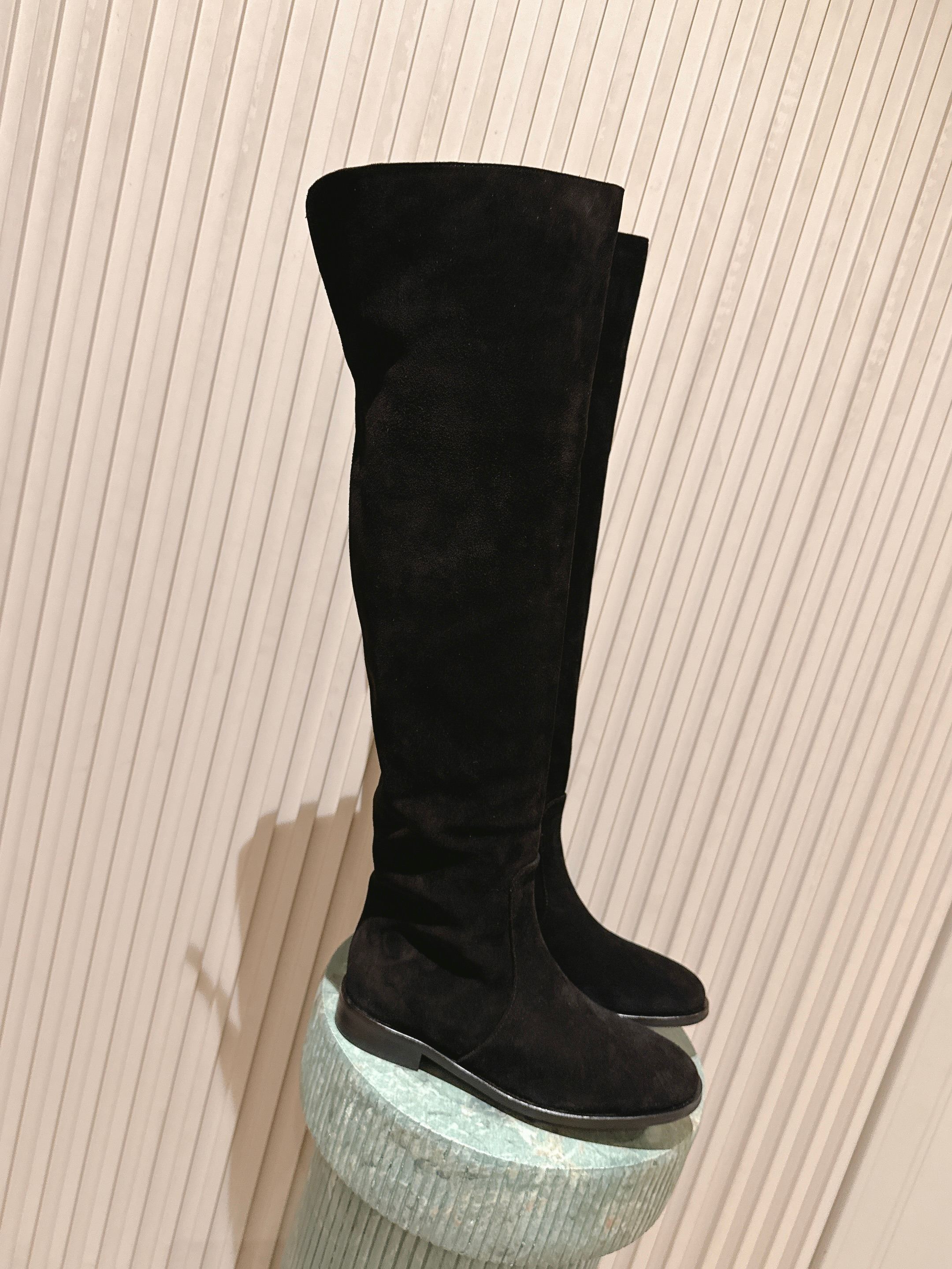 NO:630646,The top version: Gianvito Ross* retro suede over-the-knee boots are made of suede material with fine texture and a high-end matte effect, and the suede leather of different colors is very textured both visually and tactilely. The high-heeled boots have a higher shaft and can well modify the leg lines; the heel is designed with a thick heel, which combines stability and fashion, which not only enhances the aura but also ensures walking comfort.  The toe is designed with a square toe, which is simple and elegant, in line with the current fashion trend, and can also accommodate different foot types; the overall design is simple and neat, without too many complicated decorations, highlighting the classic and elegant style, and is easy to match with various clothing, whether it is a skirt or trousers, it can show good fashion taste. The upper is cow suede, the lining is sheepskin, the outsole is genuine leather, and the height is increased by 3cm.  Size 35-40 (40 orders are not returnable), boots, boots, skirts, sheepskin, chamois leather, Leather soles19860909顶级版本:Gianvito Ross*复古麂皮过膝长筒靴 采用绒面革材质,质感细腻,呈现出高级的哑光效果,且不同颜色的绒面革在视觉和触觉上都极具质感.高跟长靴,靴筒较高,能够很好地修饰腿部线条；鞋跟为粗跟设计,兼具稳定性与时尚感,提升气场的同时也保证了行走的舒适度. 鞋头为方头设计,简约大气,符合当下的时尚潮流,同时也能容纳不同脚型；整体设计简约利落,没有过多繁杂的装饰,凸显出经典与优雅的风格,易于搭配各种服饰,无论是裙装还是裤装都能展现出不俗的时尚品味. 鞋面牛反绒 内里羊皮 大底真皮大底 增高3cm Size35-40码（40订做不退换）,靴子,boots,skirts,sheepskin,chamois leather,Leather soles,Women's Shoes