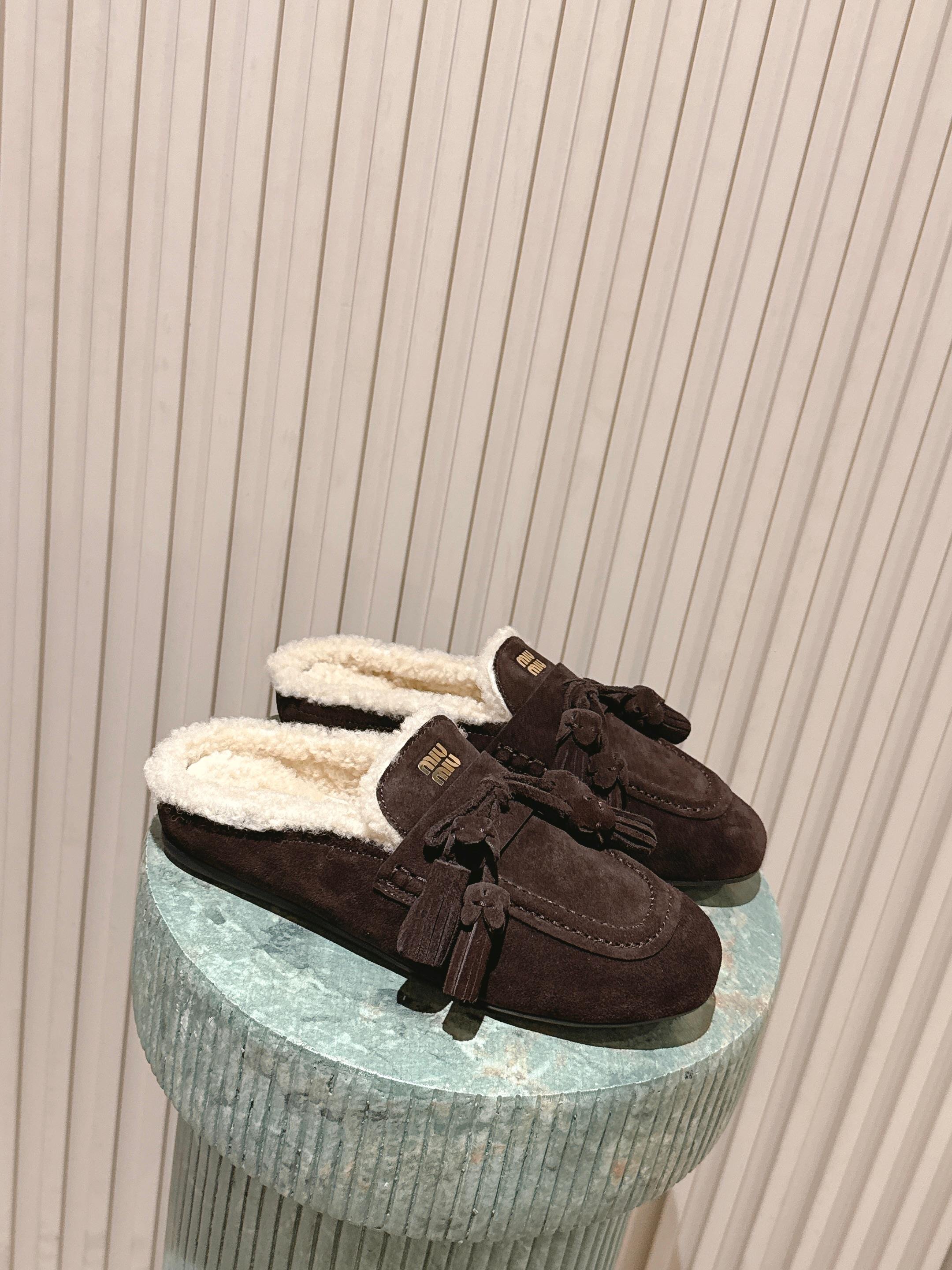 NO:630640,Top quality airplane box MiuMiu/Miu Miu 2025ss Autumn and Winter Tassels Fashionable wool lazy half-flops New for autumn Suede tassel loafers Medieval beauty New version of suede loafers are not basic The tassel design has a retro Zen feel This autumn must have Ha V This timeless suede leather driving shoe is decorated with bronzing Miu micro logo design, showing a unique classic style. The upper is made of high-quality deerskin  Outsole, rubber sole, lamb wool lining, yardage 35-40 (customized in 40), semi-shoes, miumiu, loafers, chamois leather19860909顶级品质飞机盒 MiuMiu/缪缪2025ss秋冬 流苏 时尚羊毛懒人半拖 秋上新 麂皮流苏乐福鞋 中古美感 新版型麂皮乐福鞋不基础 流苏设计带着一点复古的禅意的感觉 这个秋天一定要拥有哈V 这款永不过时的反绒皮驾车鞋饰有烫金Miu微标设计,彰显别具一格的经典格调. 鞋面优质鹿皮 大底橡胶底 内里羊羔毛 码数35-40（40订做）,半拖毛毛鞋,miumiu,loafers,chamois leather,Women's Shoes