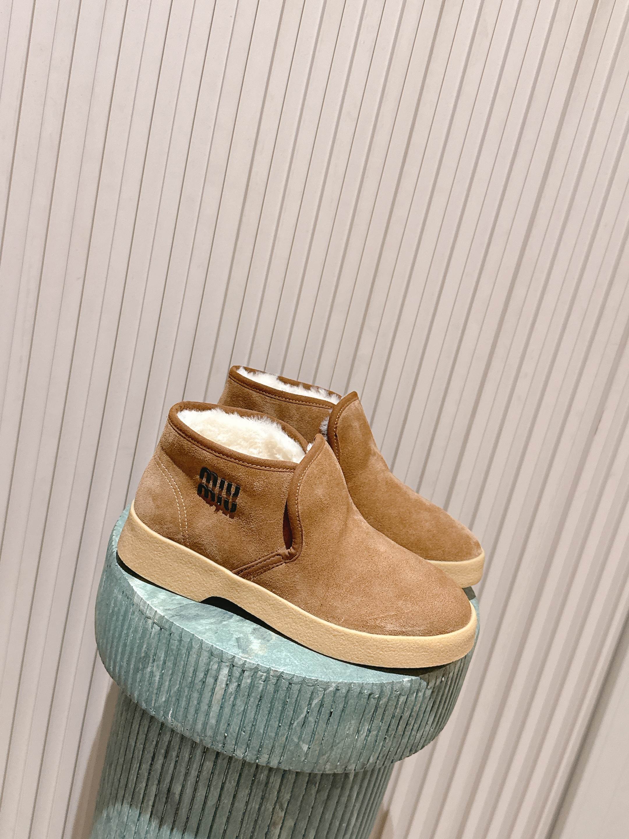 NO:630637,The top version of MiuMiu. New pure wool snow boots for autumn and winter catwalks. The warm choice for sweet and cool girls in winter. Snow boots are a new level of sweet and cool. From the shape to the details, they have the right combination of girliness and warmth. The mercerized cow suede fabric has a delicate and high-end feel. The wool edge of the shoe mouth is fluffy and soft, which is visually very 'warm'. It can also modify the ankle line and make the calf look slimmer. It is very suitable for daily outings and winter commuting.  Size 35-40 (40 customized), snow boots, miumiu, boots19860909顶级版本 MiuMiu.秋冬走秀新款纯羊毛雪地靴 冬日甜酷少女的温暖选择雪地靴甜酷新高度,从造型到细节,把少女感与保暖性拿捏刚好,丝光牛反绒面料自带细腻高级感,鞋口羊毛绒边蓬松柔软,视觉上就很“暖”,还能修饰脚踝线条,让小腿看起来更纤细.无论是日常出街还是冬日通勤,都很合适 码数35-40（40订做）,雪地靴,miumiu,boots,Women's Shoes