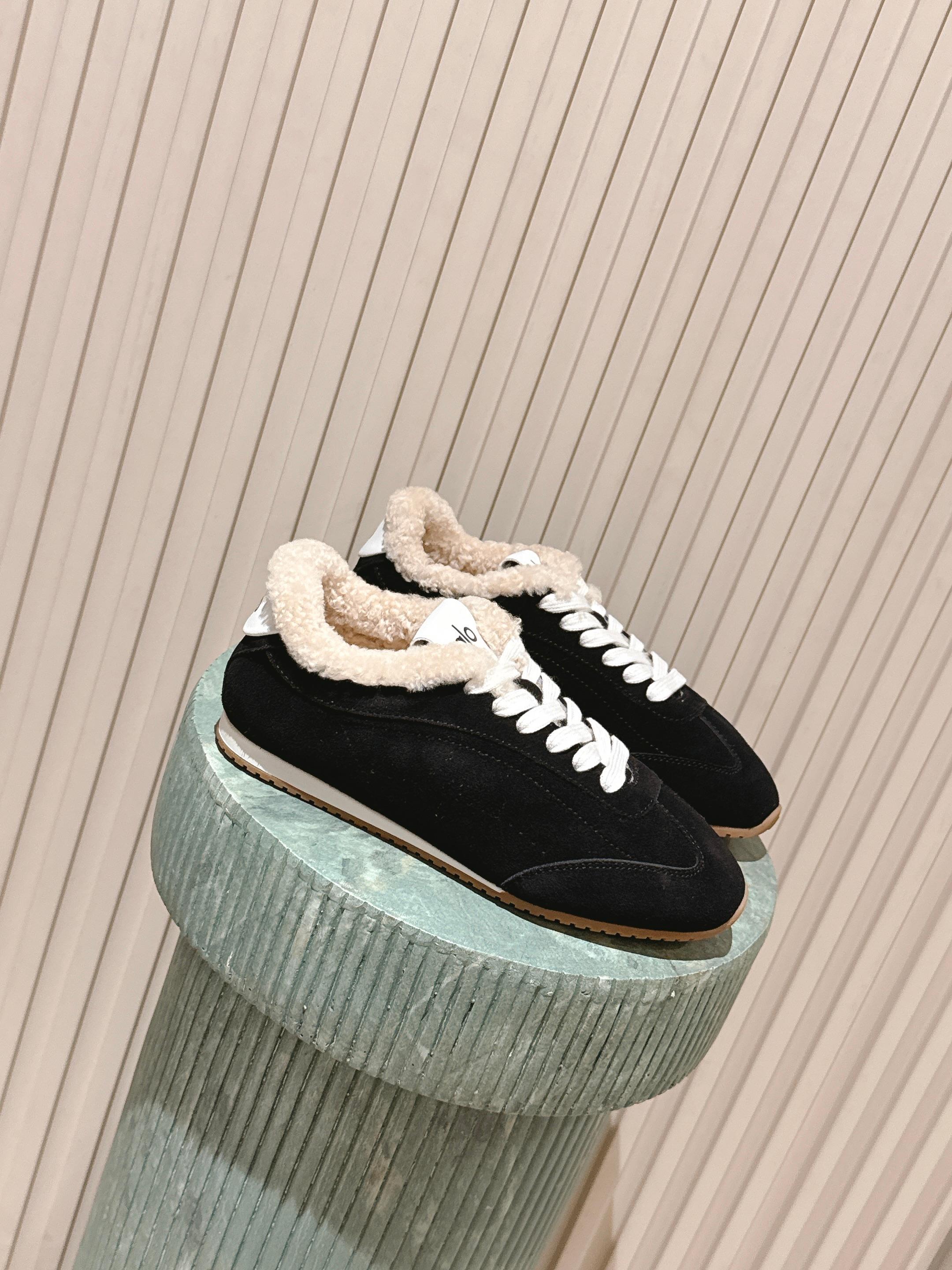 NO:630631,Top quality:: Alo 25ss new retro plus velvet casual sports shoes. The upper is made of suede-like fabric, which is soft to the touch and full of luxury. Plush lining is added to the inside of the shoe opening, which not only improves warmth but also adds a gentle visual layer. It is available in low-saturation earth colors such as off-white, light brown, and dark brown. It is simple and versatile and can adapt to a variety of autumn and winter styles.  Continuing the outline of retro sports shoes, with white lace design, it weakens the sense of sportiness and strengthens the casual atmosphere. The brand logo on the tongue also makes the whole thing more recognizable. Material: cow suede, wool lining, rubber outsole, 4cm height increase, choose shoe size for women 35-40 (customized 40, non-refundable), men's 40-45 (customized 45, non-refundable), original packaging with aircraft, casual shoes/sports shoes, sneakers, chamois  leather19860909顶级品质:: Alo 25ss 新品复古加绒休闲运动鞋 鞋面采用麂皮质感的面料,触感柔软且富有高级感；鞋口内侧添加毛绒衬里,既提升保暖性,又增添了温柔的视觉层次.提供米白、浅棕、深棕等低饱和度大地色系,简约百搭,能适配多种秋冬穿搭风格. 延续复古运动鞋的轮廓,搭配白色系带设计,弱化了运动感的同时,强化了休闲随性的氛围,鞋舌处的品牌标识也让整体更具辨识度. 材质牛反绒 内里羊毛 大底橡胶大底 增高4cm 鞋码选购女35-40（40定做不退换）男款40-45（45定制不退换） 原版包装配飞机,休闲鞋/运动鞋,sneakers,chamois leather,Women's Shoes