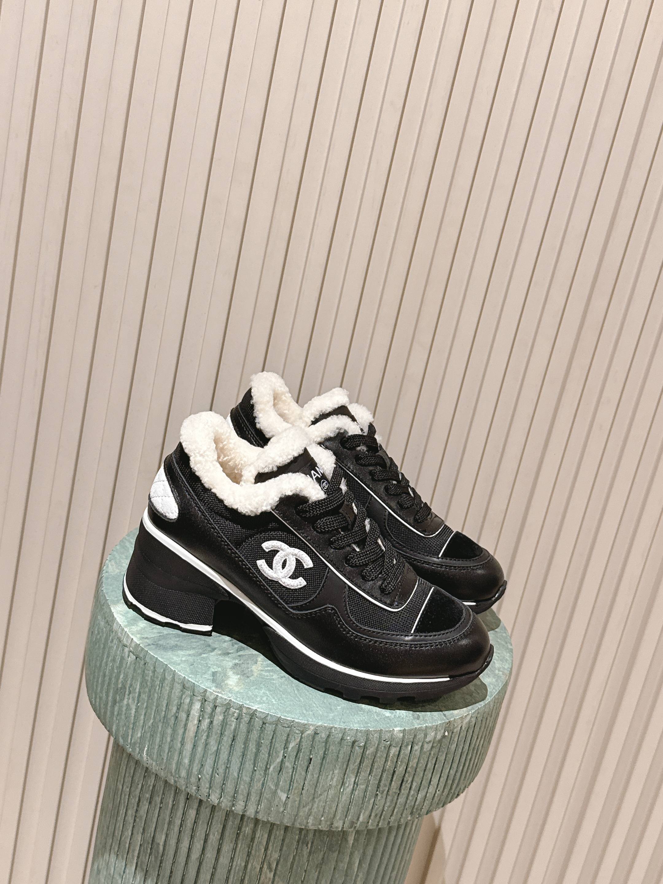 NO:630625,The top version of wool model: Chanel 25k new autumn and winter high-heeled color-blocked casual sports shoes. Weird, ugly, and cute. Out of stock at counters. Major bloggers recommend this style on social days. This season’s new style is simply close your eyes. The feet are delicate and smart, and it looks great. It has a straightforward casual sports style, sassy and natural, and interprets Chanel’s fashionable femininity. The overall customization makes all sports models on the market at that time obsolete. This series is now available for sale!  Upper made of custom-made sheepskin mesh, lining, wool outsole, original custom molded TPU combination outsole, original full set of molds, women's model 35-40 (customized for 40), casual shoes/sports shoes, chanel, chanel, sneakers, sheepskin19860909顶级版本羊毛款 : Chanl 香奈儿25k秋冬新款高跟拼色休闲运动鞋 奇奇怪怪 丑萌丑萌 专柜断货王 各大博主社交日推款,这季新款简直闭眼入,上脚秀气灵动狂好看,率性的休闲运动风,飒爽又自然,演绎香奈儿的时髦女性气质,整体定制令当时市面上的所有运动款变得过时,本系列现已登陆发售！ 鞋面 采用定制进羊皮定制网布 内里 羊毛 大底 原版定制开模TPU组合大底 原版全套开模 女款35-40(40定做),休闲鞋/运动鞋,chanel,chanel,sneakers,sheepskin,Women's Shoes