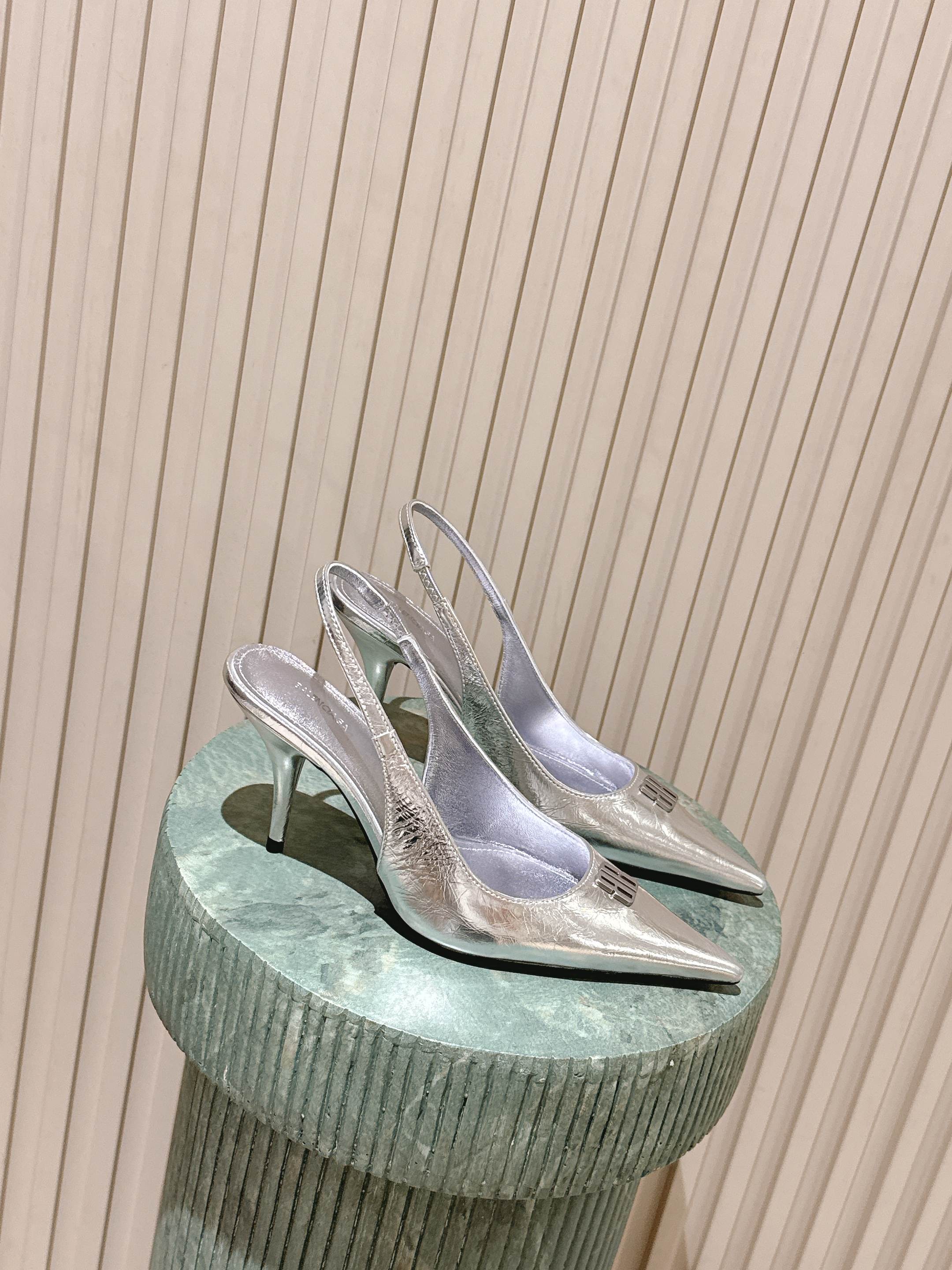 NO:630622,High-quality BALENCIAGA 26 spring and summer new BB buckle pointed-toe hardware buckle temperament high-heeled shoes back hollow sandals single shoe series original purchase and development!  The unique fashion charm of a classic Parisian home, with a super stylish look!  !  Autumn and winter matching is also yyds. The upper is made of imported mixed sheepskin, the inner padding sheepskin, the hardware is authentically developed, and the genuine leather outsole imported from Italy!  Heel height: 8.5cm Size: 35-40 (40. Customized, non-refundable), high heels and sandals, balenciaga, balenciaga, balenciaga, sandals, high heels, sheepskin, Leather soles19860909高品质 BALENCIAGA巴黎世家 26春夏新款BB扣尖头五金扣饰气质高跟鞋后空凉鞋单鞋系列 原版购入开发！经典巴黎家独有的时尚魅力,上脚超有范！！秋冬搭配也是yyds 鞋面采用进口混种羊皮 内里垫脚羊皮 五金正品开发 意大利进口真皮大底 ！ 跟高:8.5cm 码数:35-40（40.定做不退换）,高跟鞋凉鞋,balenciaga,balenciaga,balenciaga,sandals,high heels,sheepskin,Leather soles,Women's Shoes