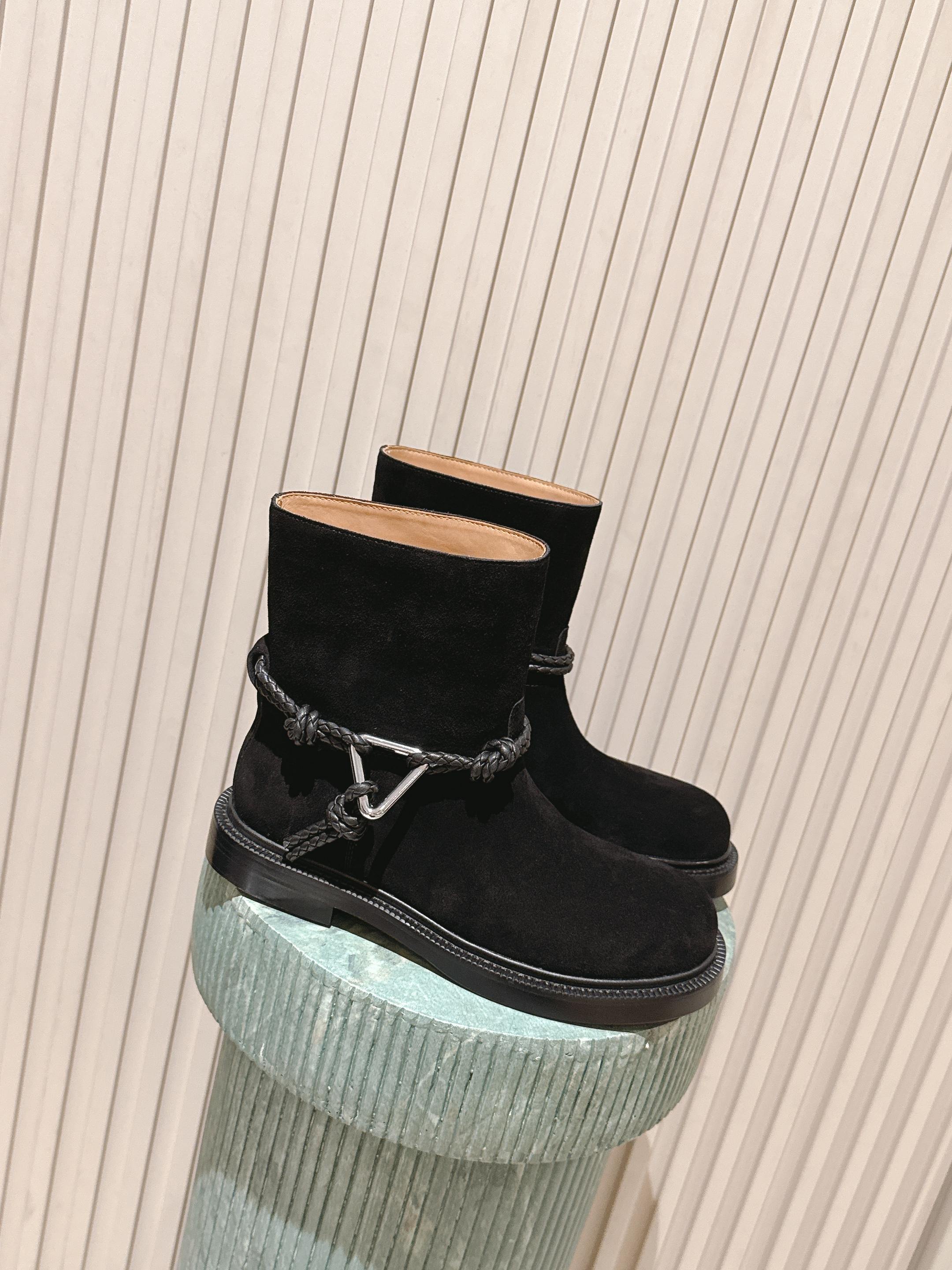 NO:630645,Top version of short boots: Bottega Veneta | BV one-slip fashionable short boots. Rider boots: high-grade cashmere. So handsome, I fell in love with it at first sight. This pair of knot boots must be locked. The classic knot braid wraps around the boot body, with the iconic triangular metal buckle. The black and silver collision comes with a cool filter. When you put it on, you can directly transform into a street girl, with an aura of 2.8 meters.  The boot shape is extremely long-legged. Whether it is worn with floor-length jeans for a casual and relaxed look, or worn with a mini skirt for a hot girl style, or even paired with suit pants for a professional elite route, it can be perfectly matched. It is the 'master key' to autumn and winter wear. Sisters who are struggling with autumn and winter boots, close your eyes!  The upper is made of high-grade cashmere, the lining is BV traditional dark brown cowhide lining, and the Italian genuine leather sole + anti-slip rubber bottom sheet!  size35-40 (40.41.42,43 customized!), boots,bottega veneta,bottega veneta,boots,skirts,jeans,business suit,cowhide19860909顶级版本 短靴 :Bottega Veneta｜BV一脚蹬时尚短靴骑士靴:高级羊绒面 太帅了,一眼就爱上,这双绳结靴必须锁死 经典绳结编织缠绕靴身,搭配标志性三角金属扣,黑银碰撞自带酷飒滤镜,穿上直接化身街头拽姐,气场两米八 靴型超显腿长,不管是配拖地牛仔裤走随性松弛感,还是搭迷你裙玩辣妹风,甚至配西装裤走职场精英路线,都能完美适配,秋冬穿搭“万能钥匙”就是它  纠结秋冬靴子的姐妹,闭眼冲！ 鞋面高级羊绒 内里BV传统深咖色牛皮里、 意大利真皮底+防滑橡胶底片！ size35-40（40.41.42,43订做！）,靴子,bottega veneta,bottega veneta,boots,skirts,jeans,business suit,cowhide,Women's Shoes