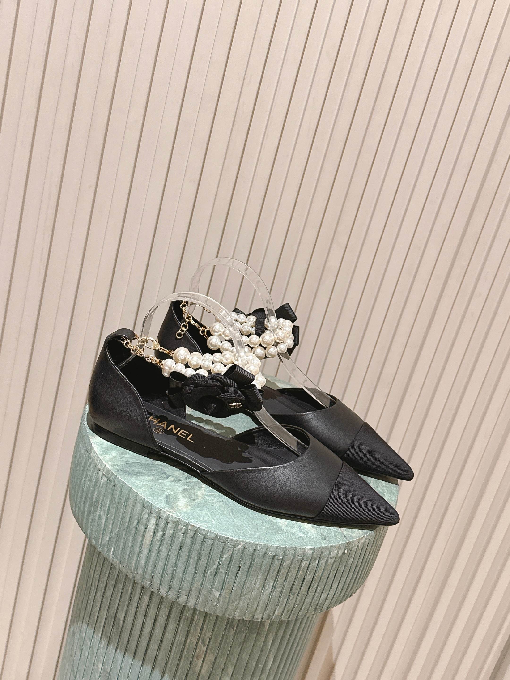 NO:679173,Purchasing agent level: (with airplane box plus 10) CHANEL 26 spring and summer latest pearl color matching pointed toe sandals. Pearls are really the soul of Chanel. This pair of classic contrasting color shoes is so beautiful!  It reminds you of the squeamish and noble rich girls of that era~ The brand's double-C metal logo is hung on the pearl chain, which is very unique and very lady. It goes great with any daily clothing! Imported lambskin for the upper, imported mixed sheepskin for the lining, Italian genuine leather outsole Size 35-41 (40 41 customized, non-returnable), sandals, chanel, chanel, sandals, sheepskin, Leather soles19860909代购级:（带飞机盒加10）CHANEL 26春夏最新 珍珠拼色尖头 凉鞋 珍珠真的是香奈儿的灵魂 这双经典撞色鞋美到爆炸！它能让你想到那个年代娇气又矜贵的富家女~珍珠链条挂上品牌双C金属logo, 很独特也很lady.日常搭配任何服饰都超仙! 鞋面进口小羊皮,内里进口混种羊皮,意大利真皮大底 Size35-41（40 41订做不退换）,凉鞋,chanel,chanel,sandals,sheepskin,Leather soles,Women's Shoes