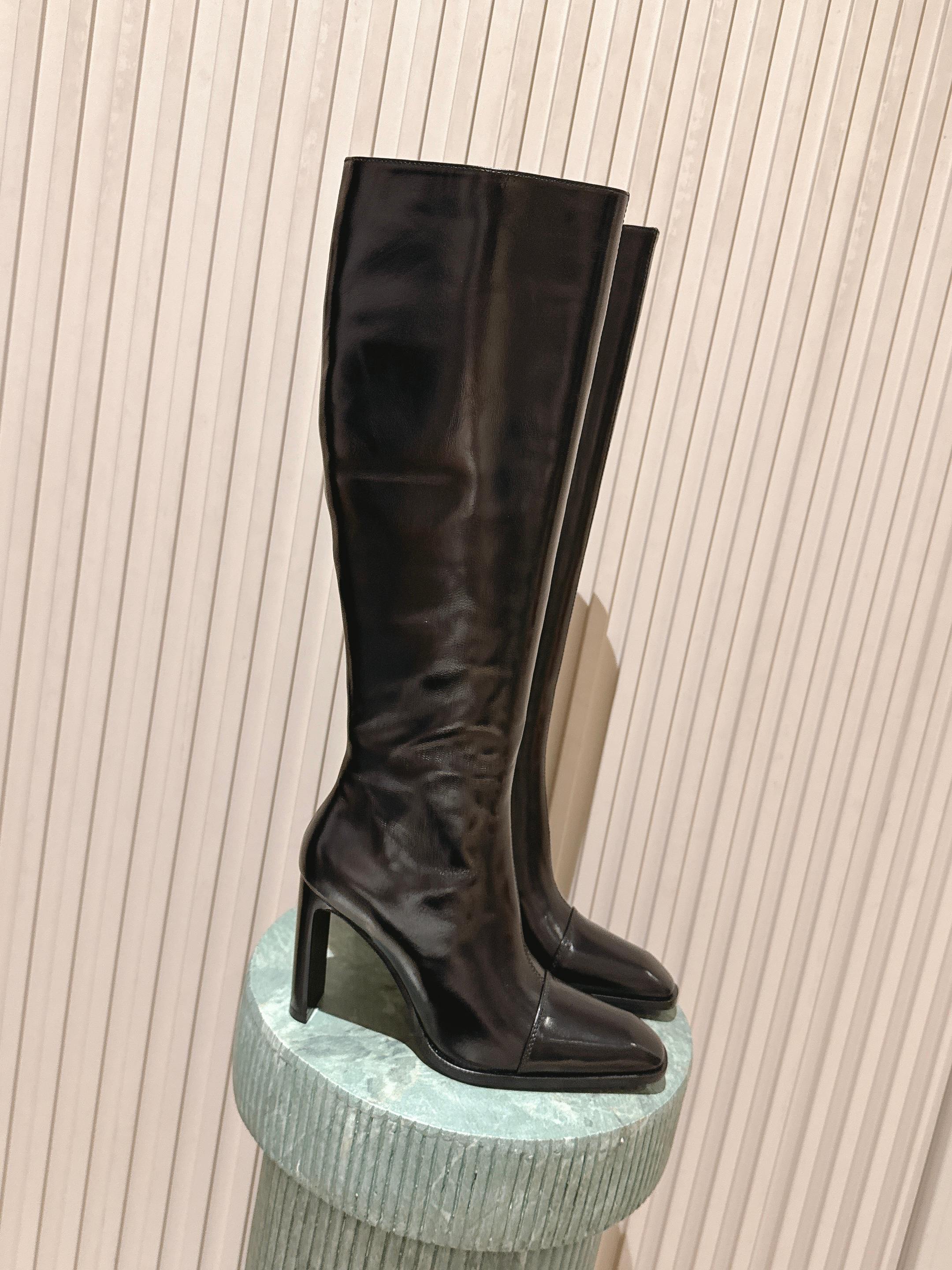 NO:679171,Top version; Saint Laurent fw25 new arrival~ YSL Saint Laurent 2025 autumn and winter new side pull high heel ankle boots thick heel glossy short boots. The whole shoe is very simple and elegant~ the small square toe is more refined and fashionable. You can see that the side of our boots is designed according to the curvature of the human leg shape~ the upper foot is very delicate and good-looking~ elongates the leg shape~ suitable for various occasions~ a must-have item for autumn and winter!  Oil waxed leather upper, sheepskin lining, Italian grade A genuine leather outsole, heel height 9.5cm, size 35-39 (40.41 custom made, non-returnable), boots, saint laurent, saint laurent, saint laurent, boots, sheepskin, Leather soles19860909顶级版本； Saint Laurent fw25 new arrival～ YSL圣罗兰2025秋冬新款侧拉高跟及踝靴粗跟亮面短靴 整个鞋非常的简约大气～小方头更加的精致时髦可以看到我们靴子侧面是按照人体腿型设计出来的弧度～上脚非常秀气好看不挑人～拉长腿型～适合各种场合搭配～秋冬穿搭必备单品！ 鞋面油蜡皮 内里垫脚羊皮 鞋底意大利A级真皮大底 跟高9.5cm 码数35-39（40.41定做不退换）,靴子,saint laurent,saint laurent,saint laurent,boots,sheepskin,Leather soles,Women's Shoes