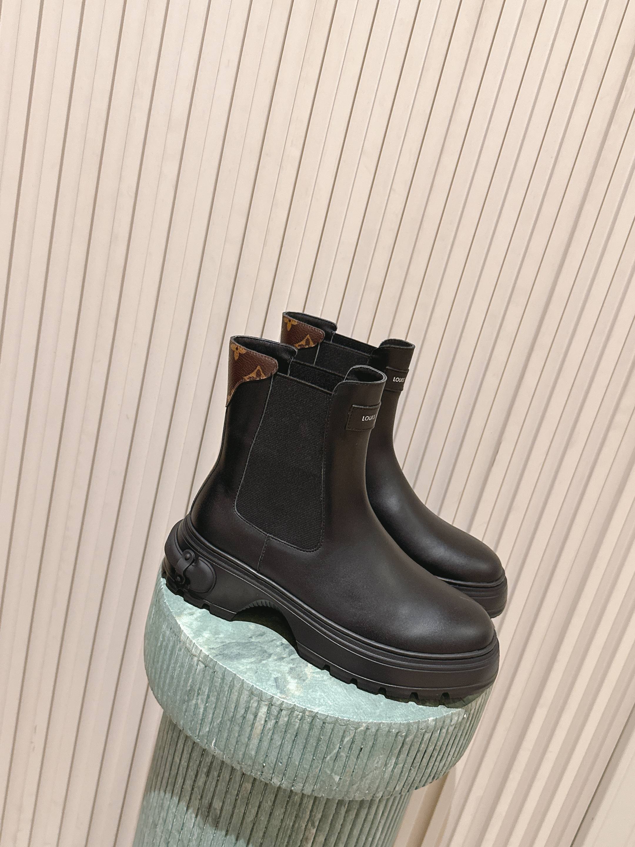 NO:667785,Top version: Louis Vuitto's latest leather Chelsea boots, lace-up Martin boots, including Chelsea boots and lace-up Martin boots, both with thick-soled designs. They have the simplicity and neatness of Chelsea boots, and the cool and casual style of Martin boots. The shoe body incorporates the brand's classic elements, making it highly recognizable. It is made of high-quality leather material, which is soft to the touch and has good stiffness. The boot shaft fits the shape of the leg and is not easily deformed. The thick sole is made of wear-resistant rubber material, taking into account the heightening effect and walking stability. The thick sole design enhances height while cushioning the foot. The elastic sides of the Chelsea boots are easy to put on and take off. The lace-up style can be adjusted to fit different foot types, suitable for daily commuting or leisure occasions. Small fetal cow upper, cow lining, outsole, IP foam sole, increased size by 5cm :35-40 size (40 size customization is non-refundable), boots, louis vuitton, boots19860909顶级版本:Louis Vuitto*新款皮革切尔西靴系带马丁靴短靴 包含切尔西靴和系带马丁靴两种款式,都搭配厚底设计,既有切尔西靴的简约利落,也有马丁靴的酷感休闲,鞋身融入品牌经典元素,辨识度高. 采用优质皮革材质,触感柔软且挺括度好,靴筒贴合腿型不易变形,厚底部分用耐磨橡胶材质,兼顾增高效果与行走稳定性.厚底设计提升身高同时缓冲脚感,切尔西靴的弹性侧边方便穿脱,系带款可调节松紧适配不同脚型,日常通勤或休闲场合都适配. 鞋面小胎牛 内里牛裡 大底IP发泡底 增高5cm size :35-40码（40码定制不退换）,靴子,louis vuitton,boots,Women's Shoes