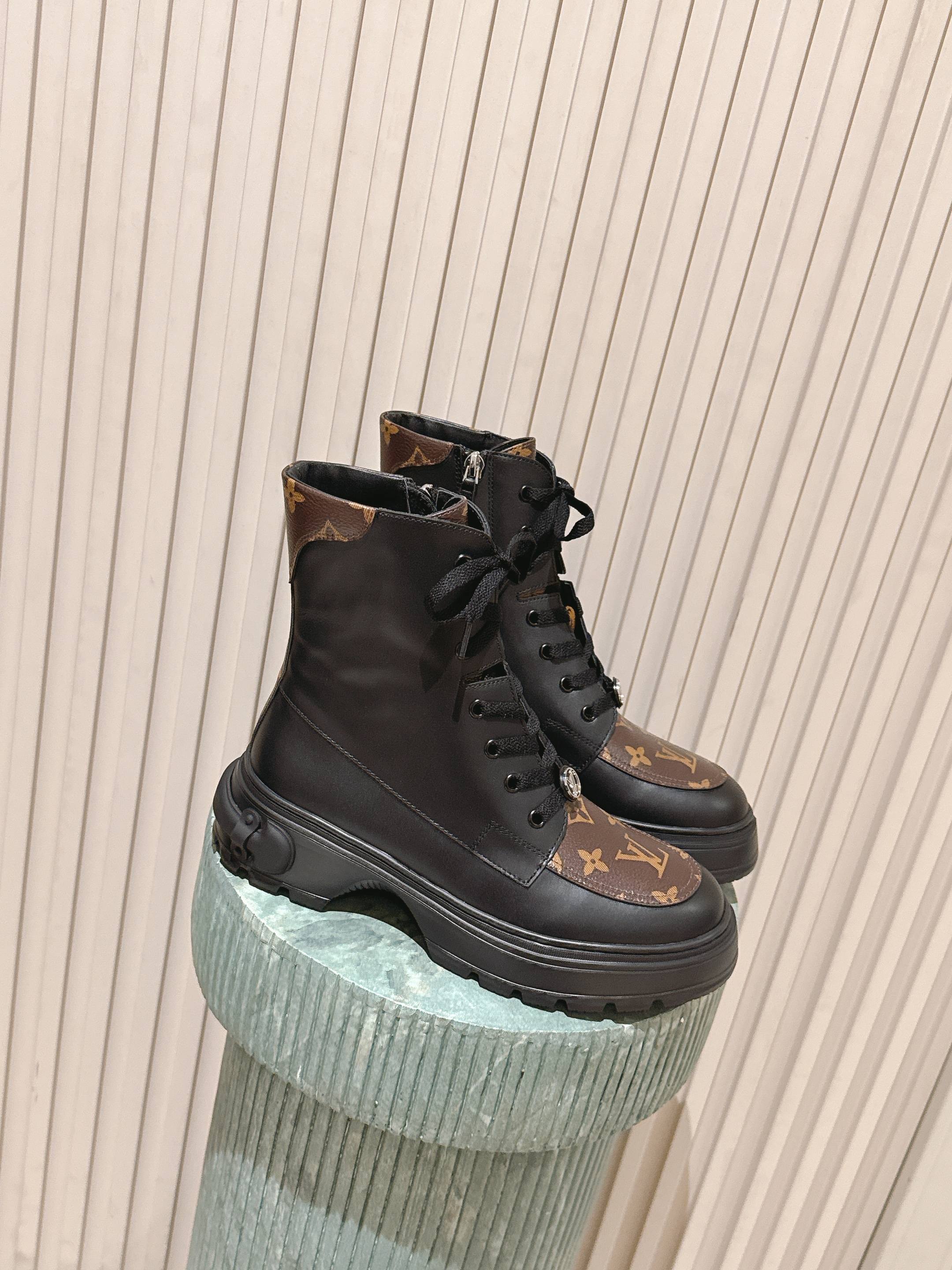 NO:650890,Top version: Louis Vuitto's latest leather Chelsea boots, lace-up Martin boots, including Chelsea boots and lace-up Martin boots, both with thick-soled designs. They have the simplicity and neatness of Chelsea boots, and the cool and casual style of Martin boots. The shoe body incorporates the brand's classic elements, making it highly recognizable. It is made of high-quality leather material, which is soft to the touch and has good stiffness. The boot shaft fits the shape of the leg and is not easily deformed. The thick sole is made of wear-resistant rubber material, taking into account the heightening effect and walking stability. The thick sole design enhances height while cushioning the foot. The elastic sides of the Chelsea boots are easy to put on and take off. The lace-up style can be adjusted to fit different foot types, suitable for daily commuting or leisure occasions. Small fetal cow upper, cow lining, outsole, IP foam sole, increased size by 5cm :35-40 size (40 size customization is non-refundable), boots, louis vuitton, boots19860909顶级版本:Louis Vuitto*新款皮革切尔西靴系带马丁靴短靴 包含切尔西靴和系带马丁靴两种款式,都搭配厚底设计,既有切尔西靴的简约利落,也有马丁靴的酷感休闲,鞋身融入品牌经典元素,辨识度高. 采用优质皮革材质,触感柔软且挺括度好,靴筒贴合腿型不易变形,厚底部分用耐磨橡胶材质,兼顾增高效果与行走稳定性.厚底设计提升身高同时缓冲脚感,切尔西靴的弹性侧边方便穿脱,系带款可调节松紧适配不同脚型,日常通勤或休闲场合都适配. 鞋面小胎牛 内里牛裡 大底IP发泡底 增高5cm size :35-40码（40码定制不退换）,靴子,louis vuitton,boots,Women's Shoes