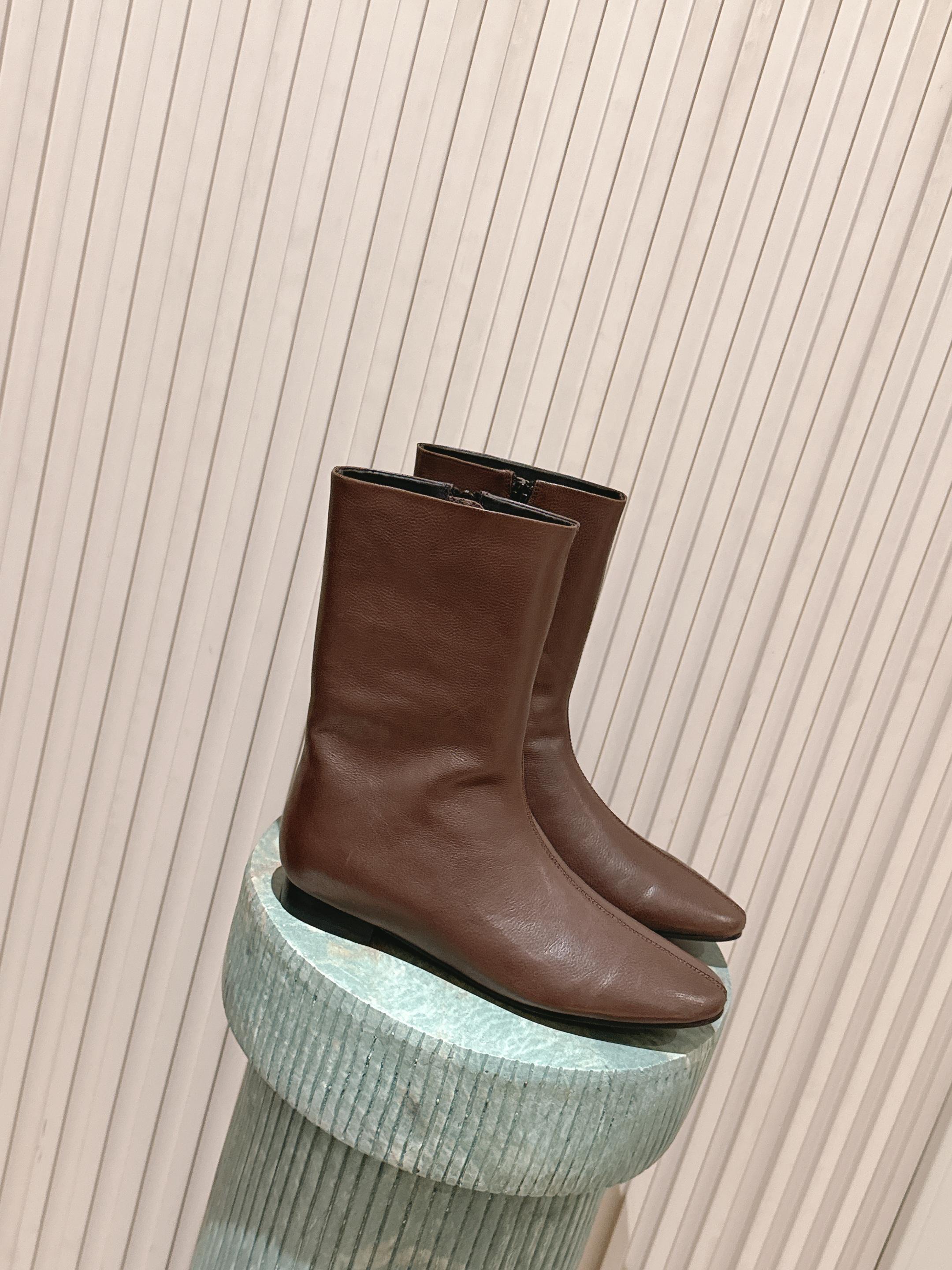 NO:650883,High quality niche trendy brand toteme25ss new autumn and winter simple round toe flat bottom side zipper short boots!  Super eye-catching, salty and sweet, the minimalist style must be toteme. Simple but not mediocre at all, elegant French style is easy to handle. Upper pebbled calfskin, lining sheepskin, Italian imported genuine leather outsole. Size: 35-41 (40 41 custom-made, non-refundable), boots, boots, cowhide, sheepskin, Leather soles19860909高品质 小众潮牌toteme25ss秋冬新款简易圆头平底侧拉链短靴！超级吸睛,盐甜,极简风还得是toteme 简约却丝毫不平庸,优雅法式轻松拿捏 鞋面荔枝纹小牛皮 内里垫脚羊皮 意大利进口真皮大底 码数:35-41（40 41订做不退换）,靴子,boots,cowhide,sheepskin,Leather soles,Women's Shoes