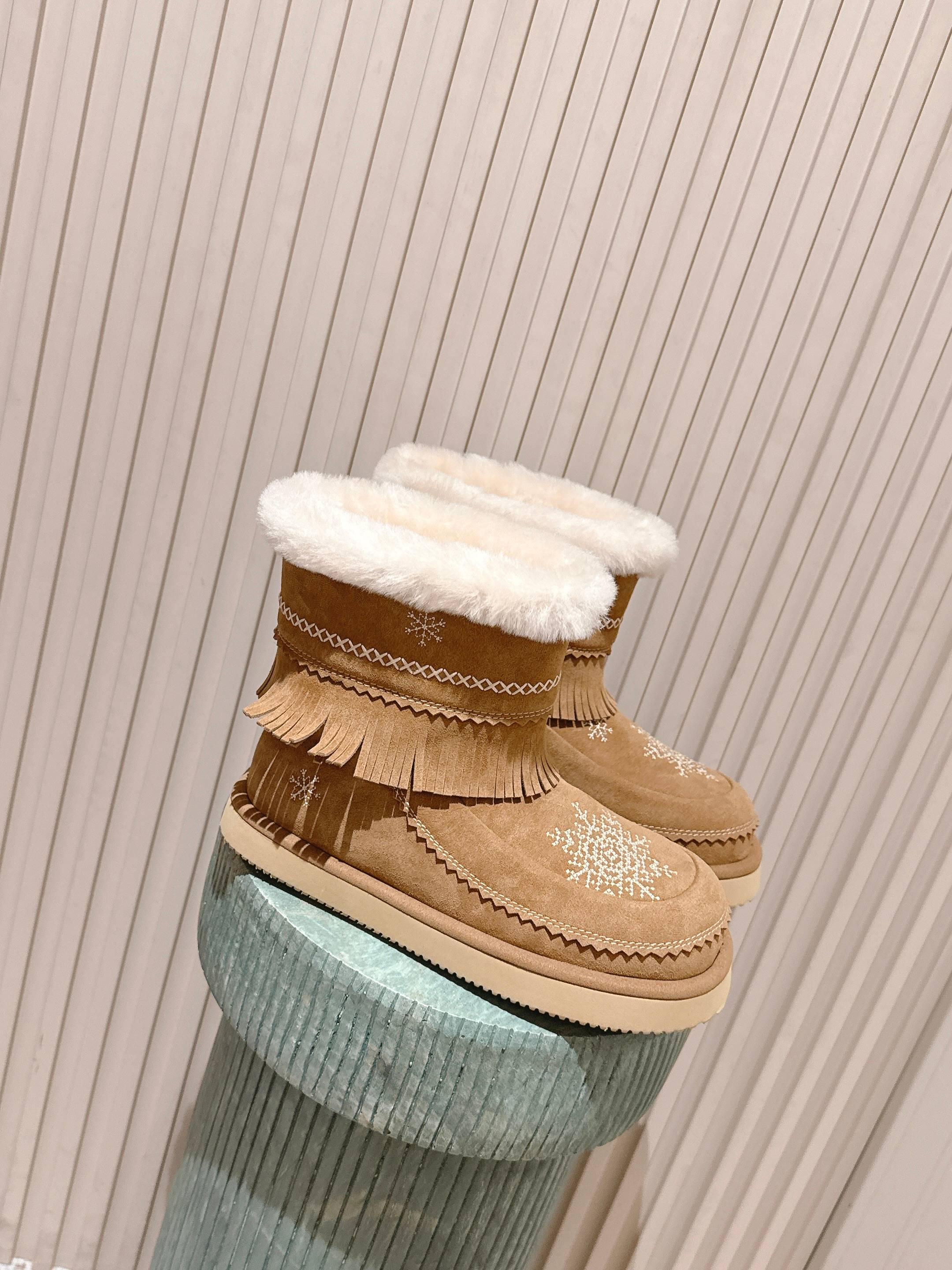 NO:650876,top version  unfolio's super cute LUMI snow boots are exquisite and relaxed, just the right fashion. They are inspired by the essence of traditional Inuit warm shoes. They use natural materials to resist wind and snow, and reconstruct the shape of the boot shaft with the brand's unique stacking feel. The snowflake embroidery on the boot body brings a warm winter atmosphere, and the tassels add a sense of agility when walking. The exquisite hand-stitching process improves the durability of the shoes. You can feel the down-to-earth warmth and comfort every time you walk. The soft colors make it easy to adapt to various winter outfits.  The upper is made of environmentally friendly synthetic leather, which is durable and easy to clean. It saves effort in daily care. The exquisite embroidery echoes the winter intention in the design inspiration. The thick wool blend material is fluffy and warm, and can firmly lock in the foot temperature in low temperature environments. The boot shape is round and full, which can accommodate more foot types, taking into account comfort and neatness. The sole is made of 2.5 cm EVA foam material, which is lightweight and burdenless. Size 35-39, snow boots, boots19860909顶级版本 unfolio超可爱LUMI雪地靴,打造精巧松弛,恰到好处的时尚,灵感源自因纽特人传统保暖鞋履的精髓,以自然材质抵御风雪,以品牌特有的堆叠感重构靴筒形态,靴身雪花刺绣自带的冬日的温润气息,流苏增添行走时的灵动感,精巧手缝工艺提升鞋履耐穿度,每一步行走都能感受到踏实的温暖与舒适,色调柔和,轻松适配冬日各类穿搭 鞋面采用环保合成革,抗造且易清洁,日常打理省心,精致刺绣,呼应设计灵感中的冬日意向,厚实羊毛混纺材质,蓬松保暖性强,低温环境下能牢牢锁住脚步温度,靴型圆润饱满,包容更多脚型,兼顾舒适与利落感,鞋底为2.5厘米EVA发泡材质,轻巧无负担. 码数35-39,雪地靴,boots,Women's Shoes