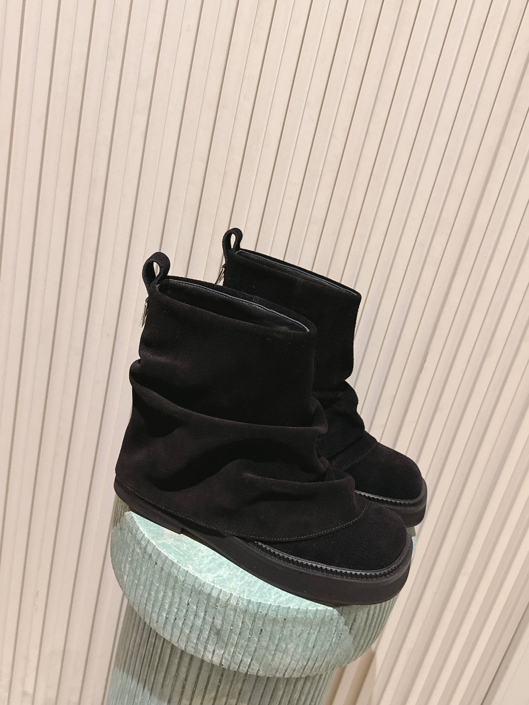 NO:650868,Top version niche trendy brand THE ATTICO 2025Fw new autumn and winter fashionable thick-soled short boots, hot Internet celebrity short-cut boots and slip-on boots. Leisurely presents the new iconic shoe series 'Robin'. The selected leather is combined with street inspiration, and the ingenious craftsmanship has leaped into exquisite everyday life. The unique pleats and metal embellishments are unique. The various styles depict the diverse portraits of urban women, and they can walk freely on their own home court!  A super high-quality item. A pair of boots that look great with any outfit. It’s amazing. The fashion sense and texture are really online. I would call it a must-have item for hot girls. The pile of boots make your legs look longer and slim. The super-cool boot shape makes you look stylish when you walk around 2.8 meters tall!  !  Visual feast, sexy and free temperament, simple temperament style!  Upper cowhide/cow suede, lining foot pads, water-dyed cowhide, sole leather welt combined with Italian genuine leather outsole, heel height 4cm, size 35-39 (40. Customized, non-returnable), boots, boots, cowhide, Leather soles19860909顶级版本 小众潮牌 THE ATTICO 2025Fw秋冬新品时髦厚底短靴爆火网红短筒堆堆靴一脚蹬短靴 悠然呈现全新标志性鞋履系列「Robin」 甄选皮革融合街头灵感,匠心工艺跃升精致日常,个性褶裥与金属缀饰特立独行,多样款式描绘都市女性多元肖像,率性游走自我主场！ 超高品味单品 搭配一切衣服都好看的一双靴 太绝了 真的时尚感和质感都很在线啊,我愿称之为辣妹必备单品,堆堆靴超显腿长腿细,超酷的靴型穿上走路带风气场两米八！！ 视觉盛宴 性感自由气质 简约气质款式！ 鞋面牛皮/牛反绒 内里垫脚水染牛皮 鞋底真皮沿条组合意大利真皮大底 跟高4cm 码数35-39（40.定做不退换）,靴子,boots,cowhide,Leather soles,Women's Shoes