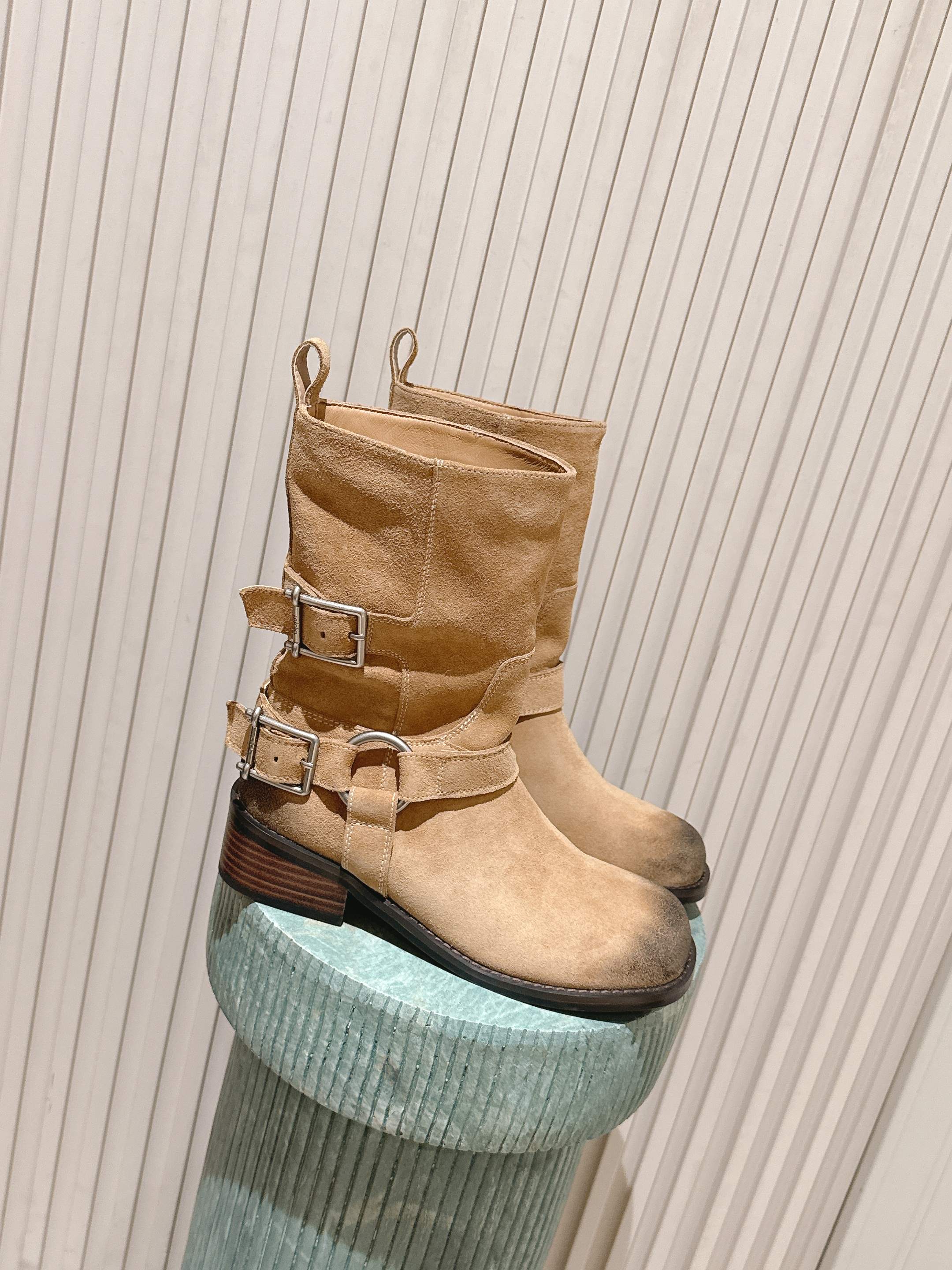 NO:650852,The top version of Unfolio, a niche fashion brand, 25ss new autumn and winter buckle pile boots, knight boots, is called the best-looking pile boots this year, without exaggeration, retro and versatile, lazy and simple. This pair of boots is simply the king of fashion in autumn and winter. Khaki and dark brown contrasting colors have retro accents, pleated design + metal buckle, full of details, and the upper feet are casual and classy. No matter whether it is worn or not, you can easily wear it with a sense of luxury~ The upper is made of original imported cowhide/cow suede  Sheepskin lining, original custom-made Italian injection outsole, Size 35-39 (40.41 custom-made, non-refundable), boots, boots, cowhide, sheepskin19860909顶级版本 Unfolio 小众潮牌 25ss秋冬新款 搭扣堆堆靴 骑士靴 称之为今年最好看的堆堆靴,毫不过分,复古百搭,慵懒简约 这双靴简直是秋冬时髦王炸 卡其与深棕撞色 自带复古腔调 褶皱设计+金属扣 细节感拉满 上脚随性又有范儿 不管配还是 都能轻松穿出高级感～ 鞋面采用原版进口牛皮/牛反绒 内里垫脚羊皮 鞋底原版定制意大利注塑大底 Size35-39（40.41订做不退换）,靴子,boots,cowhide,sheepskin,Women's Shoes