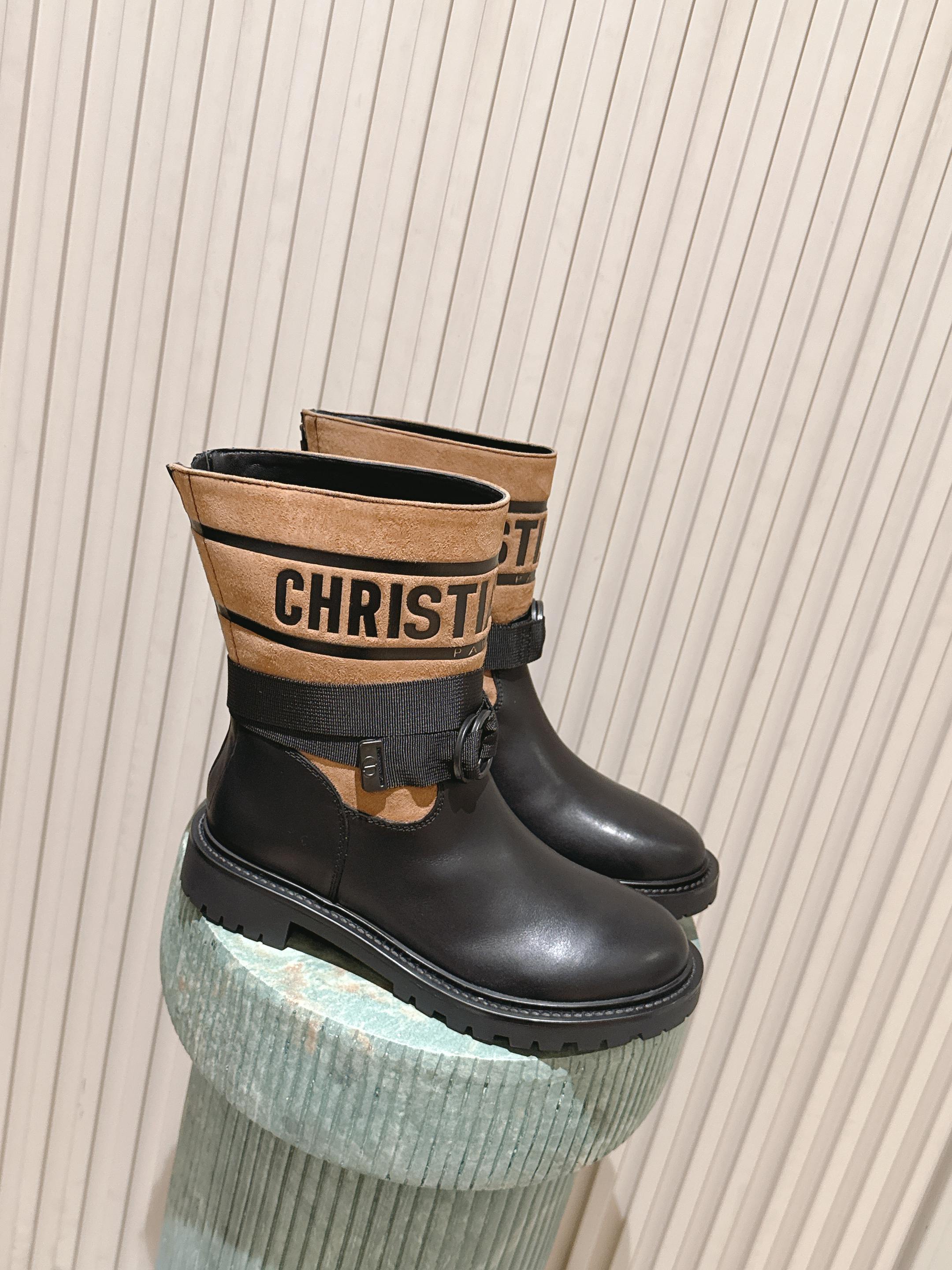 NO:650836,Top version 390 leather Dior Dior's latest knight boots for autumn and winter. Wool boots with many celebrities and Internet celebrities. Fashionable and trendy at the same time. Simple design. Full of brand elements. The feet feel super comfortable. A cool and handsome boot that not only looks great but also has brand recognition. The three-dimensional sense of the embroidery is also super A. Fabric + imported first-layer calfskin + shearling lining. Rubber non-slip wear-resistant sole. Original full package. Code number 35-39  40 can be customized, boots, dior, dior, boots, cowhide19860909顶级版本毛里390皮里 Dior迪奥秋冬最新款骑士靴 毛靴超多明星网红种草 时尚与潮流同时拥有 简约的设计 细节充满品牌元素 脚感超级舒适 可酷可帅的一款靴子不仅颜值爆棚有品牌辨识度 刺绣的立体感也是超A哒 面料+进口头层小牛皮+毛羊里 橡胶防滑耐磨底 原版全套包装 码数35-39 40可以定制,靴子,dior,dior,boots,cowhide,Women's Shoes