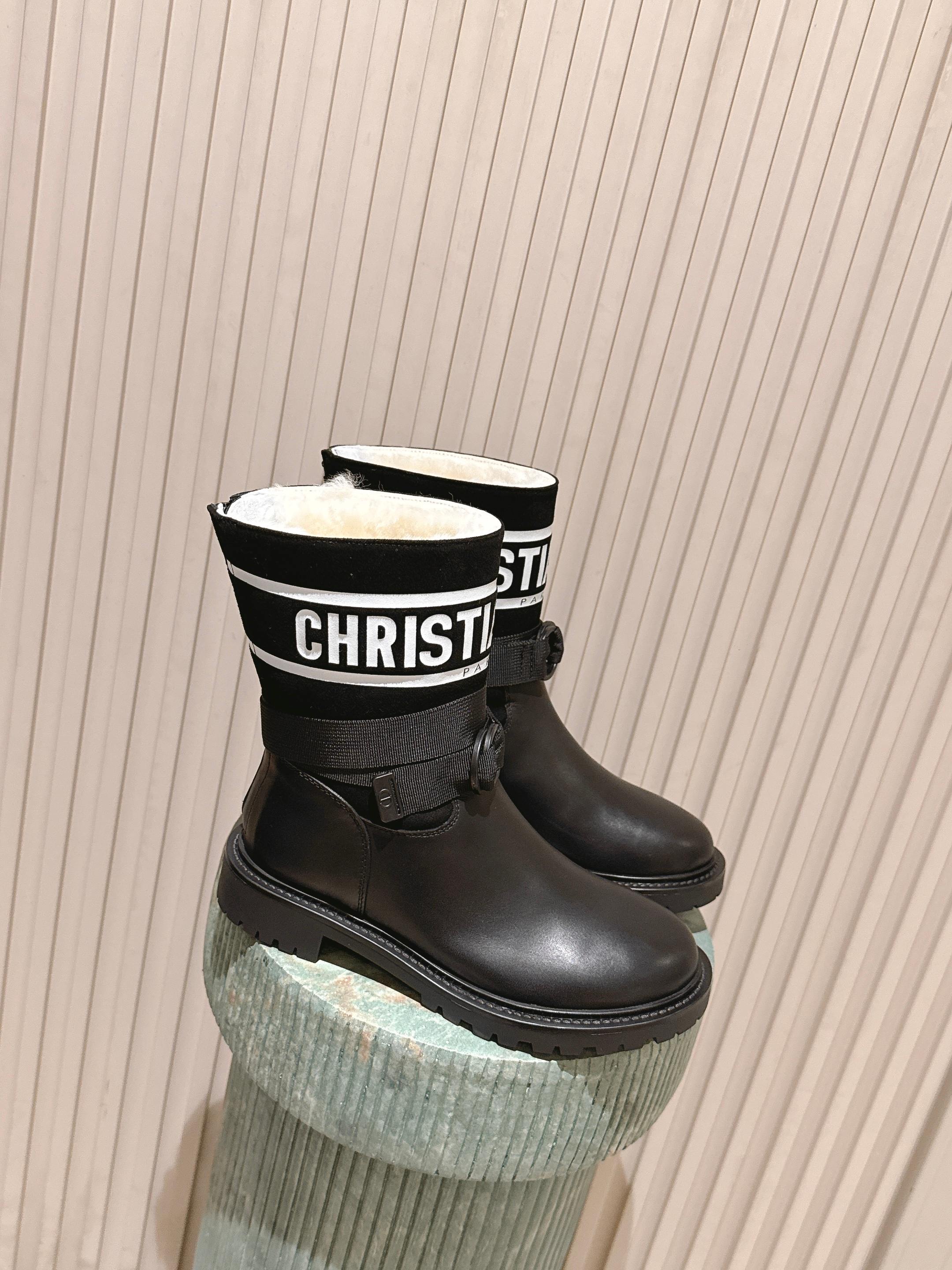 NO:650844,The top version of Maoli and Leather Dior Dior's latest knight boots for autumn and winter. Wool boots are popular with celebrity Internet celebrities. They are fashionable and trendy at the same time. Simple design, full of brand elements and super comfortable on the feet. A cool and handsome boot that not only looks great but also has brand recognition. The three-dimensional sense of the embroidery is also super A. Fabric + imported first-layer calfskin + shearling lining. Rubber non-slip wear-resistant sole. Original full package. Code number 35-39  40 can be customized, boots, dior, dior, boots, cowhide19860909顶级版本毛里 皮里 Dior迪奥秋冬最新款骑士靴 毛靴超多明星网红种草 时尚与潮流同时拥有 简约的设计 细节充满品牌元素 脚感超级舒适 可酷可帅的一款靴子不仅颜值爆棚有品牌辨识度 刺绣的立体感也是超A哒 面料+进口头层小牛皮+毛羊里 橡胶防滑耐磨底 原版全套包装 码数35-39 40可以定制,靴子,dior,dior,boots,cowhide,Women's Shoes