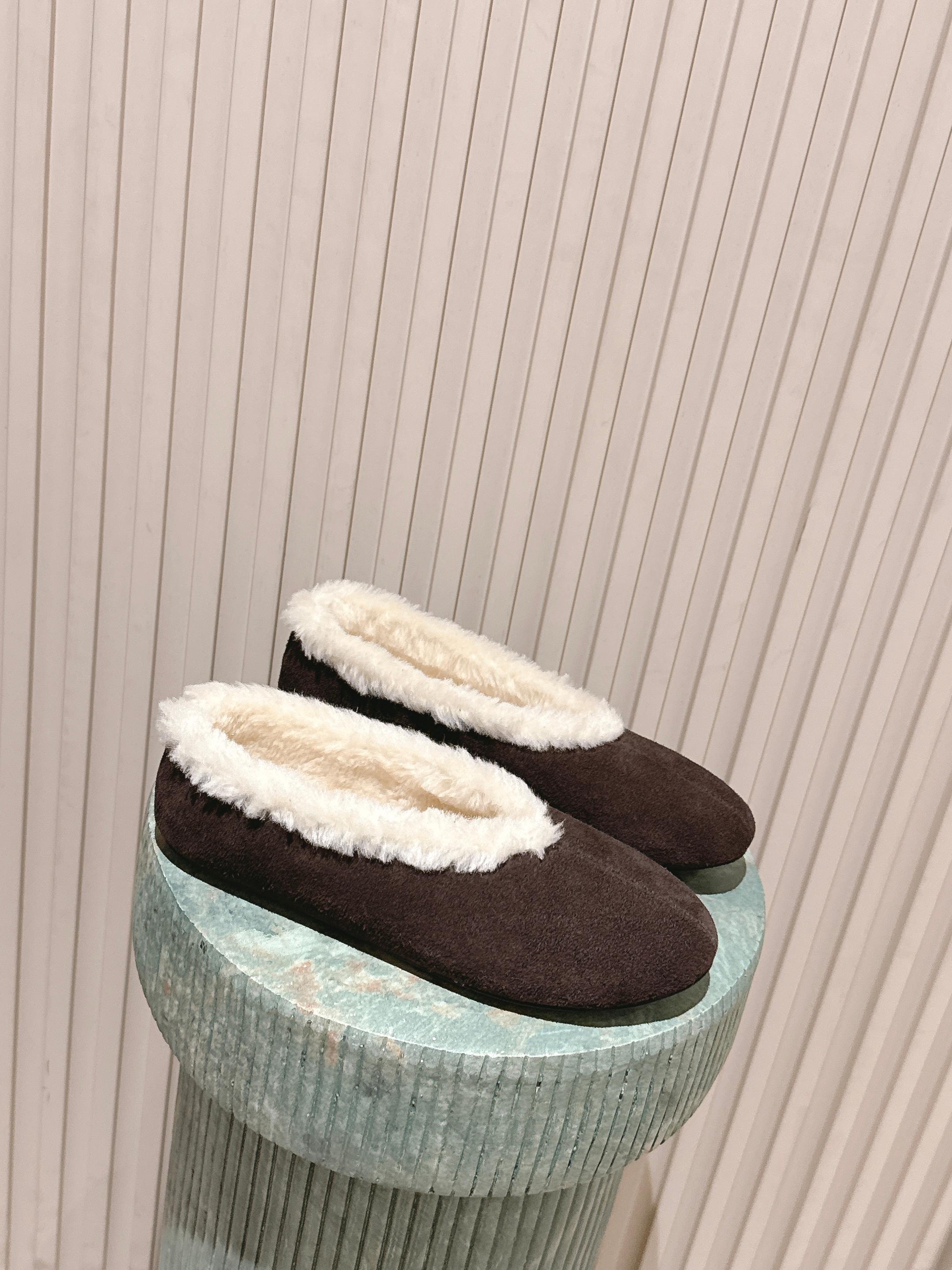 NO:650828,Top version THE ROW autumn and winter new catwalk wool casual shoes, plush and cute, cute and cute. Close-up of details from the show craftsmanship of casual shoes. The trend of the new season. The concept of love at the moment, multiple collisions, conveying modern style~ Looks good no matter how you wear it. Favorite for fashionistas. Material cow suede leather surface. Wool lining. Outsole original molded rubber sole. Size 35-40, fur shoes.19860909顶级版本 THE ROW 秋冬新款走秀羊毛休闲鞋毛毛鞋 毛绒绒的太可爱了 丑萌丑萌的 休闲鞋秀场工艺来的细节特写 新季的潮流此刻挚爱的概念,多元对撞,传达现代风格~ 怎么穿都好看时髦精最爱 面料牛反绒皮面 内里羊毛 大底原版开模橡胶鞋底 码数35-40,毛毛鞋,Women's Shoes