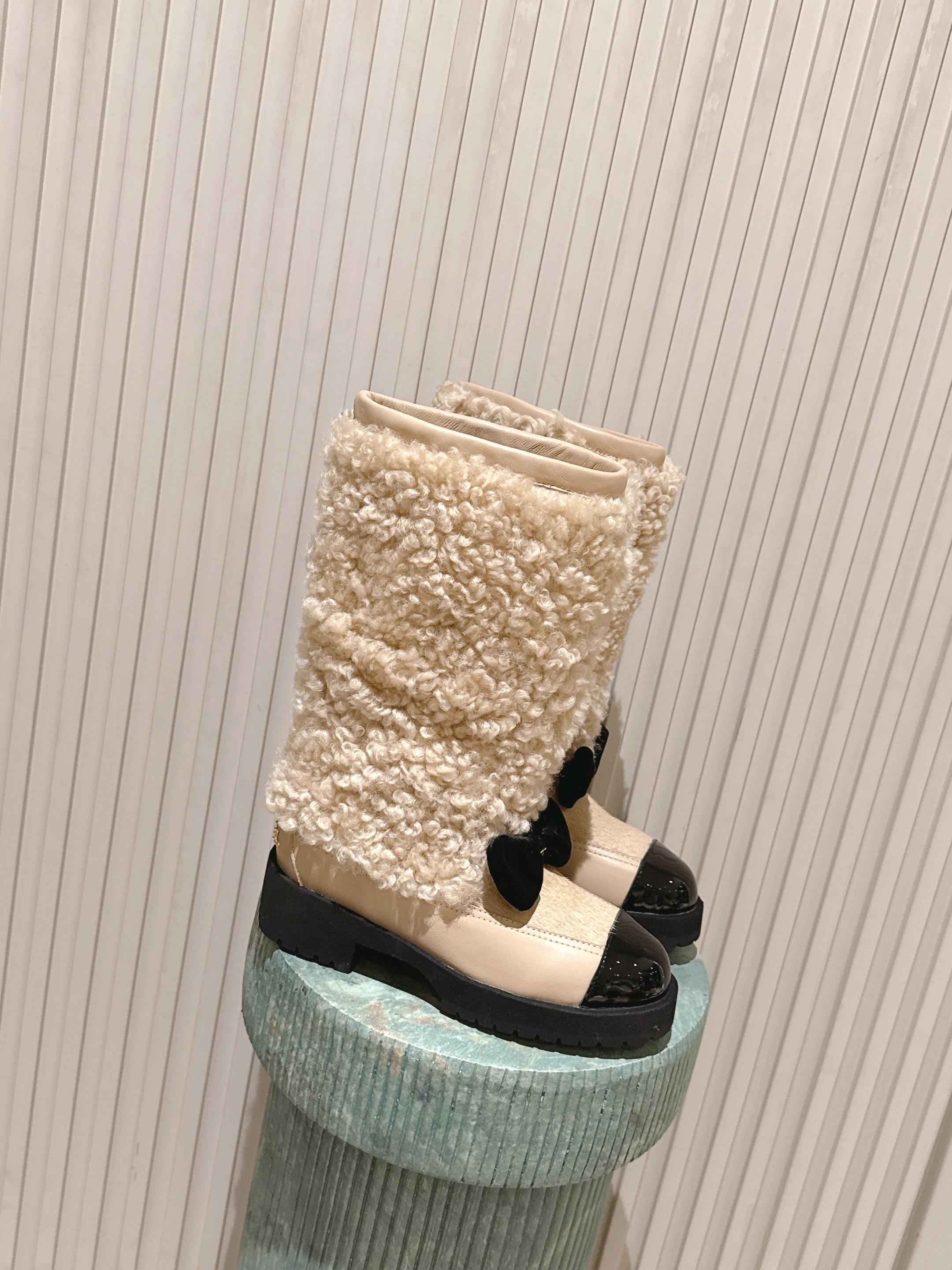 NO:650881,Top version::chanel 25k new arrival~ Xiaoxiang's new furry boots for autumn and winter. The top version is made at the purchasing level. The upper is made of original customized cowhide, hand-made artificial wool, sheepskin lining, sheepskin feet, and original molded outsole. Siez: 35-41, boots, chanel, boots, cowhide, sheepskin19860909顶级版本::chanel 25k new arrival～ 小香秋冬新款毛茸茸靴子 顶级版本代购级别打造 鞋面采用原版定制牛皮手工人造织毛 羊皮内里,羊皮垫脚,原版开模大底 Siez:35-41,靴子,chanel,boots,cowhide,sheepskin,Women's Shoes