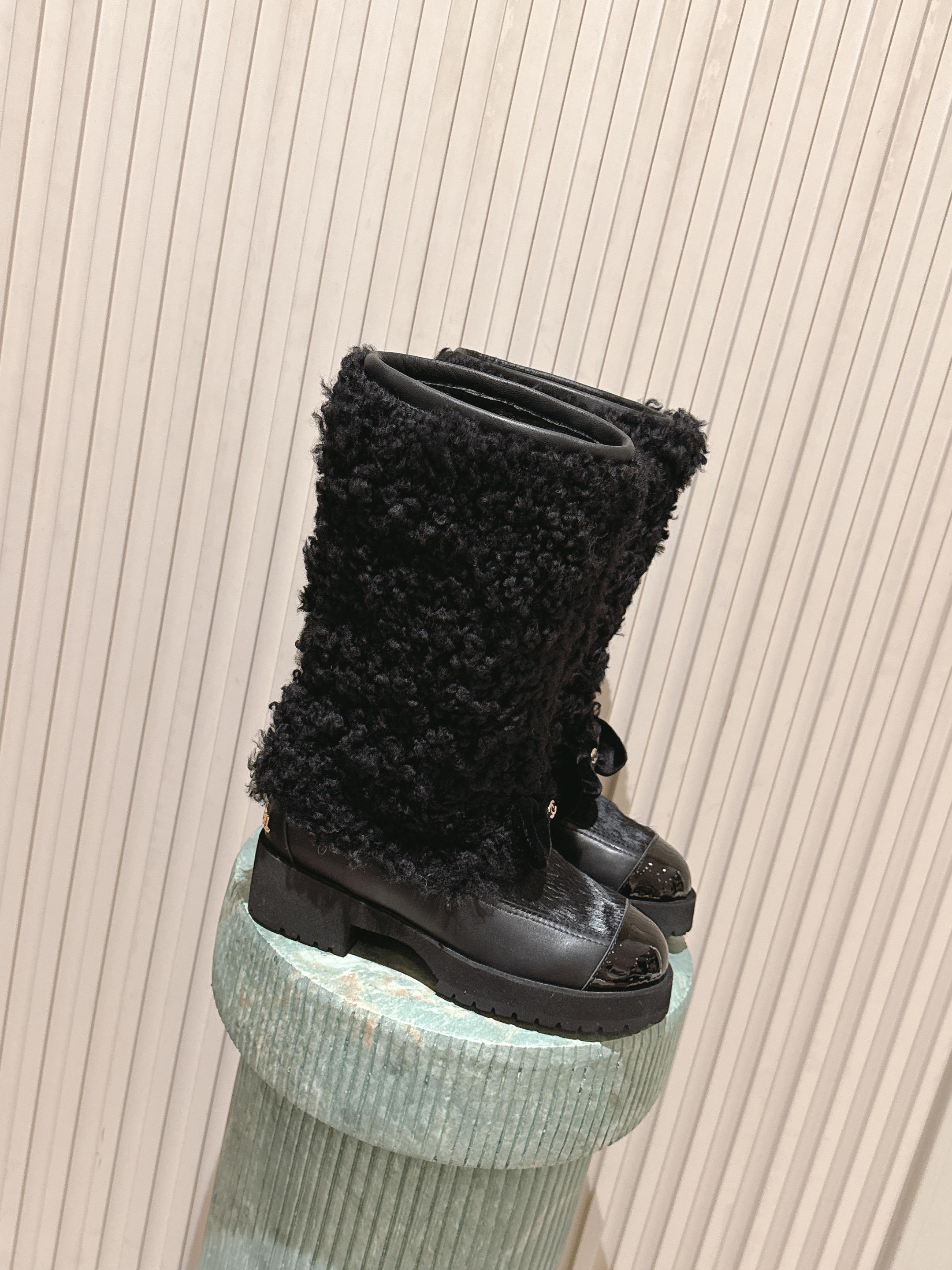 NO:650820,Top version: chanel 25k new arrival~ Xiaoxiang's new furry boots for autumn and winter. The top version is made at the purchasing level. The upper is made of original customized cowhide, handmade artificial wool, sheepskin lining, sheepskin feet, and original molded outsole. Siez: 35-41, boots, chanel, boots, cowhide, sheepskin19860909顶级版本:chanel 25k new arrival～ 小香秋冬新款毛茸茸靴子 顶级版本代购级别打造 鞋面采用原版定制牛皮手工人造织毛 羊皮内里,羊皮垫脚,原版开模大底 Siez:35-41,靴子,chanel,boots,cowhide,sheepskin,Women's Shoes