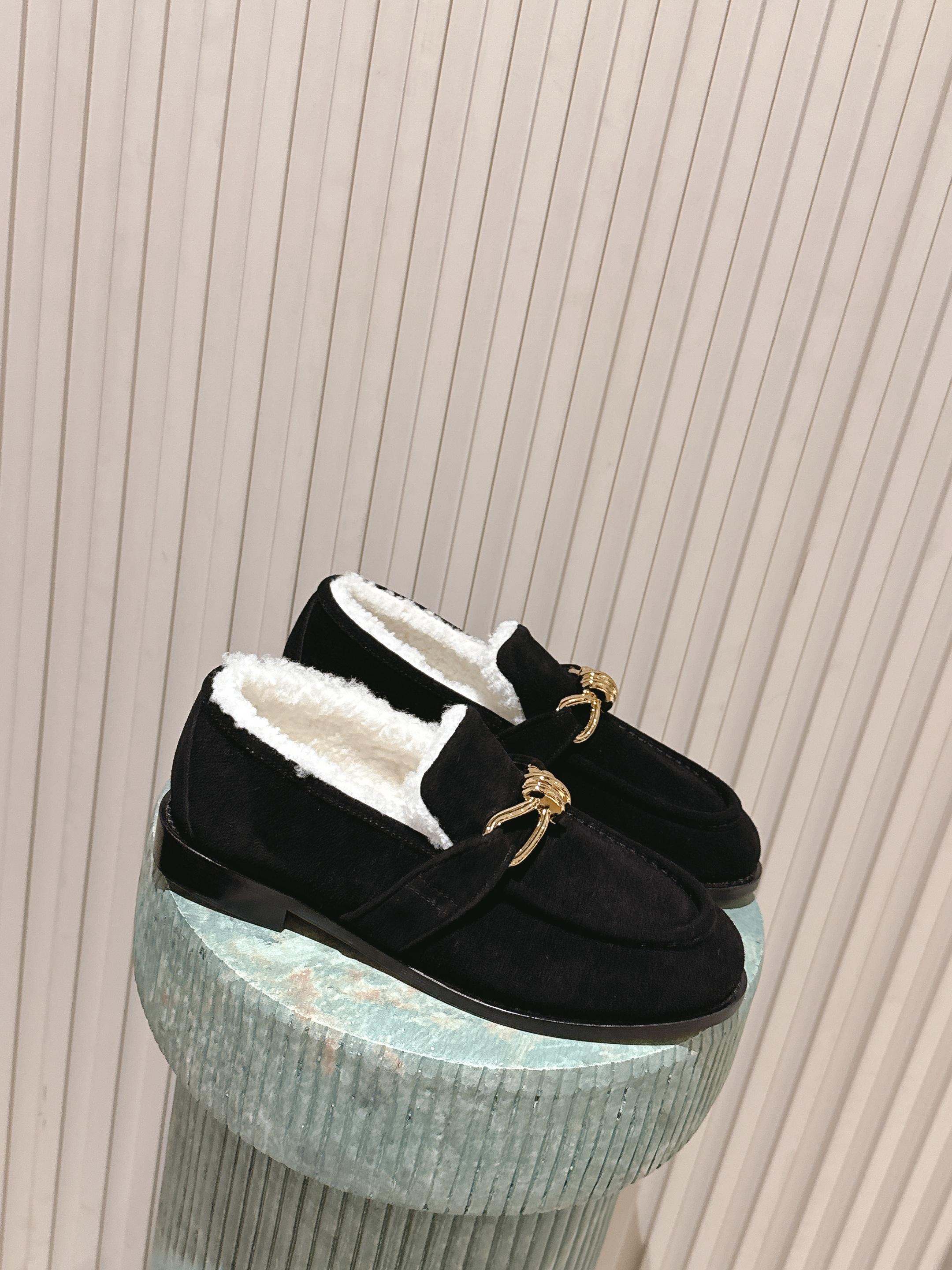 NO:650873,Top version: Bottega Veneta 25AW autumn and winter BV loafers with wool lining, iconic metal knots, old money style, exquisite flat soles and carefully designed, never sloppy, durable and comfortable. The upper material is made of high-quality frosted cowhide. The lining of the feet is made of real lamb wool. Italian thickened genuine leather outsole. Size 35-39 (set at 40.41.42), loafers fur shoes, bottega  veneta,bottega veneta,loafers,cowhide,Leather soles19860909顶级版本:Bottega Veneta 25AW秋冬BV乐福鞋羊毛里 标志性金属质感绳结 老钱风拿捏的妥妥的 精致平底用心设计 绝不马虎 耐穿舒适 鞋面材质选用优质磨砂牛皮 垫脚内里真羊羔毛内里 意大利加厚真皮大底 码数35-39（40.41.42定）,乐福鞋毛毛鞋,bottega veneta,bottega veneta,loafers,cowhide,Leather soles,Women's Shoes