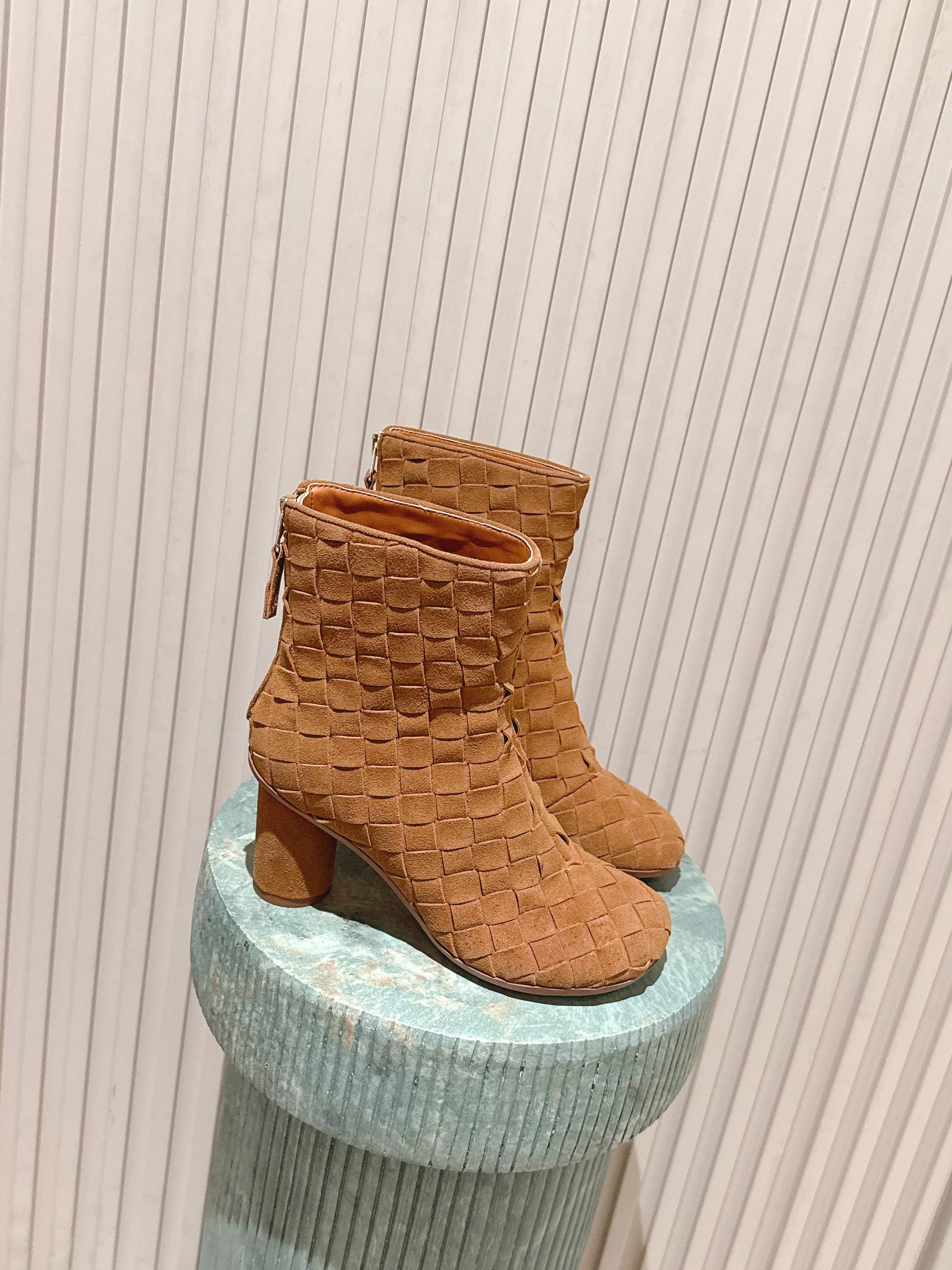 NO:650865,Purchasing agent level:: Bottega Veneta’s new braided chunky heels ———————————— BV girls, look over here!  This pair of rope boots must be locked. The classic rope braid wraps around the boot body, with the iconic triangle metal buckle, and the black and silver collision comes with a cool filter. When worn, you can directly transform into a street girl, with an aura of 2.8 meters and super long legs. Whether it is worn with a mop to walk casually and loosely, or with a miniskirt for a hot girl style, or even with suit pants for the elite route in the workplace, it can be perfectly adapted. It is the 'master key' to autumn and winter wear. Sisters who are entangled in autumn and winter, close your eyes!  The upper is hand-woven Yangjing leather, the lining is BV traditional cowhide, the original non-slip rubber bottom (heel height 8.5cm), size 35-40 (customized at 40.41), boots, bottega veneta, bottega veneta, boots, skirts, business suit, cowhide, sheep19860909代购级别::Bottega Veneta新款编织 粗跟 ———————————— BV 女孩看过来！这双绳结靴必须锁死  经典绳结编织缠绕靴身,搭配标志性三角金属扣,黑银碰撞自带酷飒滤镜,穿上直接化身街头拽姐,气场两米八  型超显腿长,不管是配拖地走随性松弛感,还是搭迷你裙玩辣妹风,甚至配西装裤走职场精英路线,都能完美适配,秋冬穿搭“万能钥匙”就是它  纠结秋冬的姐妹,闭眼冲！ 鞋面手工编织羊京皮面 内里BV传统牛皮里 原版防滑橡胶底片（跟高8.5cm） size35-40（40.41定制）,靴子,bottega veneta,bottega veneta,boots,skirts,business suit,cowhide,sheep,Women's Shoes