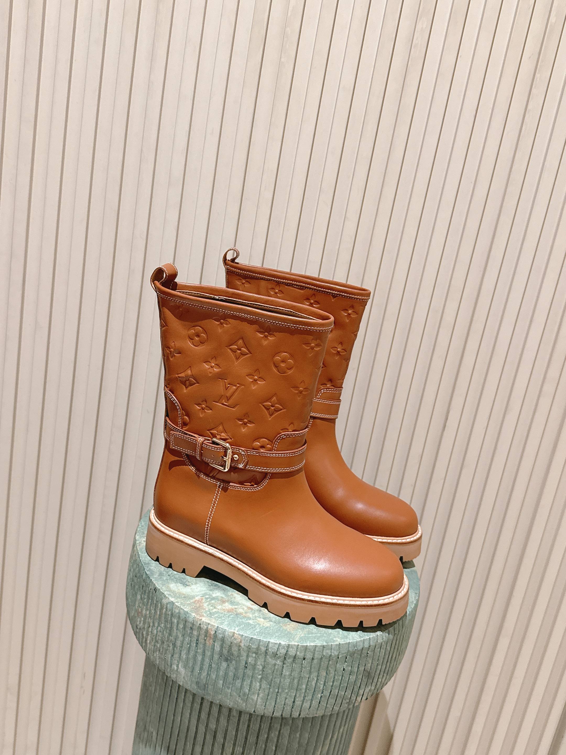 NO:650850,Top version:: Louis Vuitton Louis Vuitton 2025 autumn and winter high-end customization, major celebrity Internet celebrity catwalk style, century-old classic, exquisite craftsmanship, comfortable on the feet. This Territory flat ankle boots combine smooth cow leather and Monogram embossed cow leather, with adjustable leather straps with inscribed buckles and studs. Fabric full-grain cowhide, lining cowhide, buckles original mold, color black, coffee code number 35 to 39 (40)  41 Can be customized (no return or exchange), boots, louis vuitton, louis vuitton, boots, cowhide19860909顶级版本:: Louis Vuitton路易威登2025秋冬高端定制 各大明星网红走秀款,百年经典,工艺精湛,上脚舒适. 本款 Territory 平底及踝靴融合光滑牛皮革和 Monogram 压纹牛皮革,为可调节皮革饰带搭配铭纹搭扣和饰钉. 面料全粒面牛皮  内里 牛皮 饰扣原版开模 颜色黑色 咖色  码数35一39（40 41 可以定做 不退换）,靴子,louis vuitton,louis vuitton,boots,cowhide,Women's Shoes