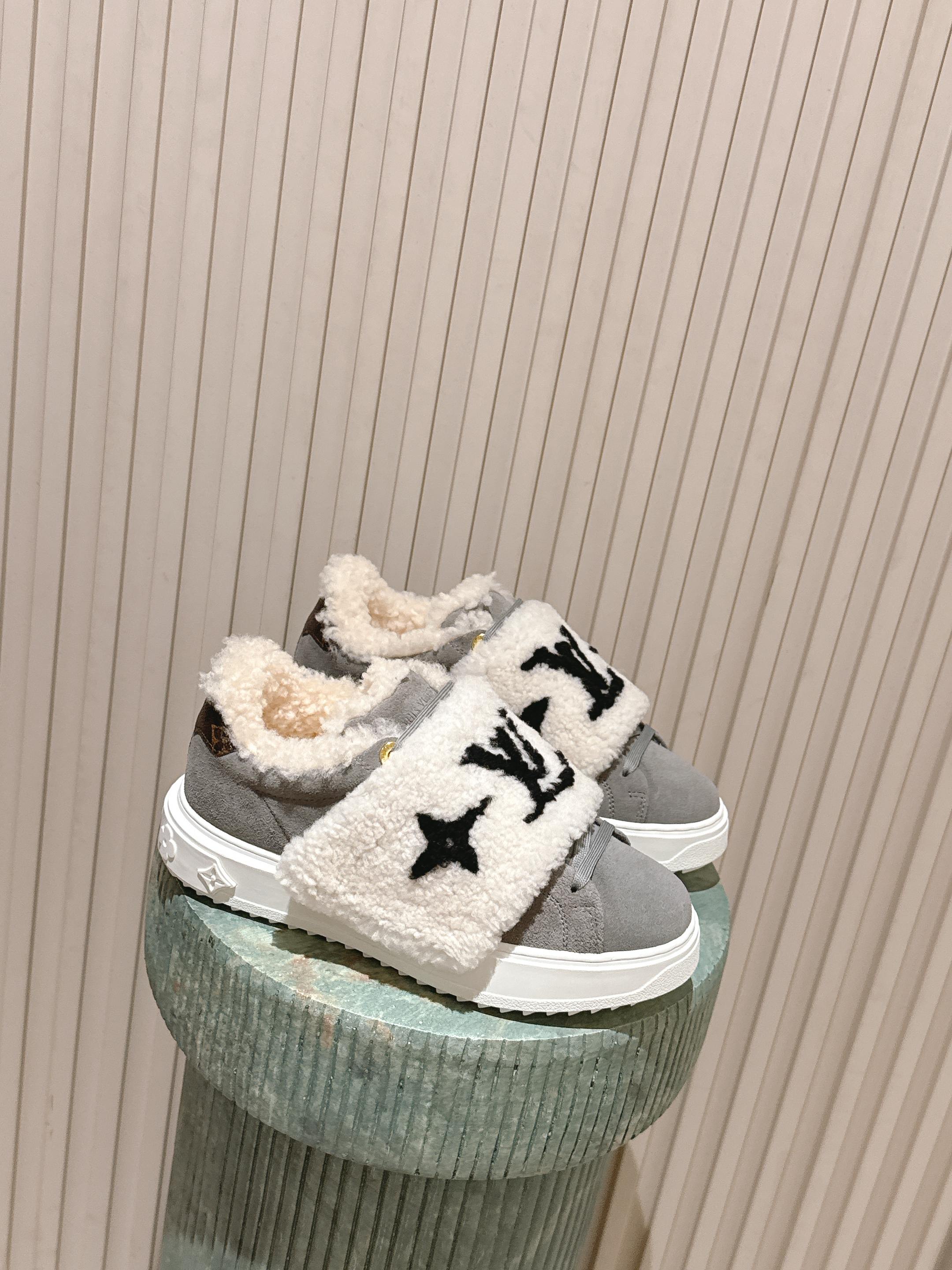 NO:650842,The top version of LouIs Vuitton Louis Vuitton TIME OUT casual sneakers, small white shoe lining, this Time Out sneaker is stitched with cow leather and Monogram denim, echoing the current season's leather goods series. The denim luggage tag is fixed on the upper through a leather strap, highlighting Louis Vuitton's travel heritage. Dazzling inscribed eyelets and embossed brand logo on the tongue add exquisite details.  Size 35-40 (41 customized), casual shoes/sports shoes, louis vuitton, louis vuitton, sneakers, cowhide19860909顶级版本 LouIs Vuitton 路易威登TIME OUT休闲板鞋 小白鞋毛里 本款Time Out运动鞋拼接牛皮革与 Monogram 丹宁布,与当季皮具系列遥相呼应.丹宁布行李牌通过皮革饰带固定于鞋面,彰显路易威登的旅行传承.耀目铭纹孔眼与鞋舌处品牌标识压纹增添考究细节. 码数35-40（41定做）,休闲鞋/运动鞋毛毛鞋,louis vuitton,louis vuitton,sneakers,cowhide,Women's Shoes