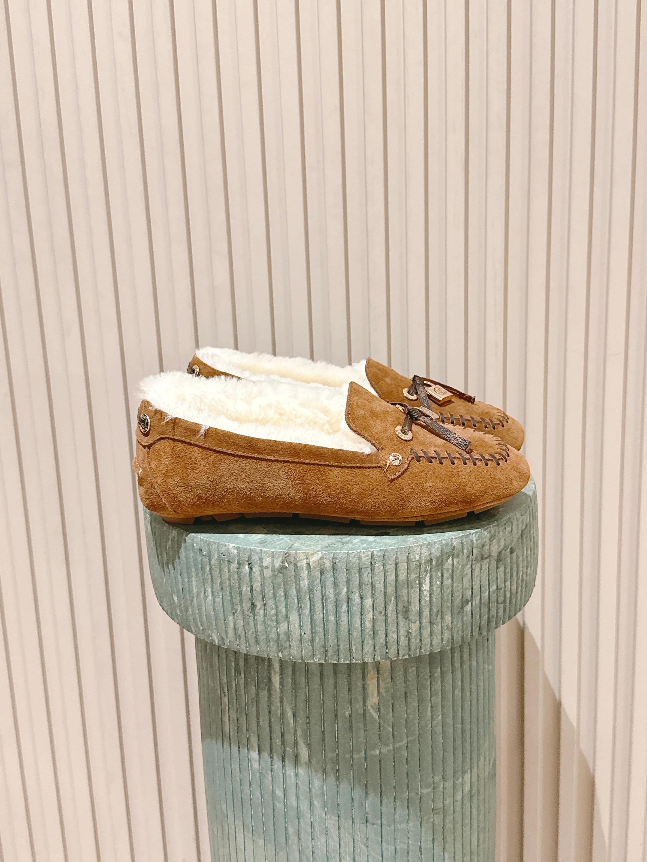 NO:650825,Purchasing-grade Louis Vuitton 25ss wool flat loafers. Made of high-quality cowhide. Light and comfortable moccasin structure with hand-stitched upper. Decorated with LV Cicle logo and inscribed lace ends. Decorated with butterflies. Luxurious design. Perfect interpretation of the brand's luxury style. Wool lining. Original A-grade rubber outsole, Size35-41 (40 41 customized, non-refundable), loafers fur shoes, louis  vuitton,louis vuitton,loafers,cowhide19860909代购级 Louis vuitton 25ss 羊毛 平底乐福鞋 豆豆鞋,采用优质牛皮 轻盈舒适的莫卡辛结构搭配手缝鞋面 点缀LV Cicle标识和铭纹鞋带端头.饰蝴蝶 版型设计奢华大气 完美诠释品牌奢华风格 内里采用羊毛 原版A级橡胶粒外底, Size35-41（40 41 定做不退换）,乐福鞋毛毛鞋,louis vuitton,louis vuitton,loafers,cowhide,Women's Shoes