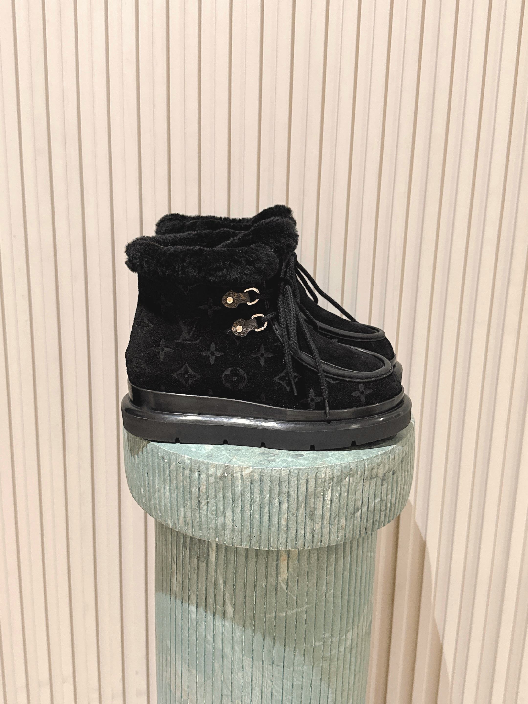 NO:650819,Purchasing agent Louis Vuitton lv's latest autumn and winter cute wool snow boots and Birkenstock shoes, integrating fashionable and desirable elements!  The uppers are hand-sewn with leather strips, highlighting the charm of handmade work. The inner lining is made of fur, so it doesn’t feel too comfortable to wear. Wear it with socks and it looks great!  Colorado suede cow leather has a velvet texture and is paired with a soft and warm shearling lining. The LV letter stitching on the upper and the inscribed buckle on the adjustable shoelaces enrich the brand details. The lightweight micro outsole completes the trendy style. The sole is made of foam material and feels light and comfortable on the feet!  Perfect work for autumn and winter!  Size35-41 (40 41 customized, non-returnable), snow boots, louis vuitton, louis vuitton, boots, cowhide, socks19860909代购级 Louis Vuitton lv最新秋冬可爱 羊毛 雪地靴 勃肯鞋型体,把时髦想要的元素融为一体！ 鞋面用皮条纯手工缝制,彰显手工作品的魅力 内里皮毛一体材质,穿起来不要太舒服呀、配个袜子穿、好看死了！ Colorado 绒面牛皮革呈现丝绒质感,搭配柔暖羊毛皮内衬.鞋面的LV字母缝线和可调节鞋带的铭纹搭扣共同丰富品牌细节,轻盈微型外底完善潮流格调. 鞋底发泡材质的,脚感轻盈舒适！ 秋冬满分 作品！ Size35-41（40 41订做不退换）,雪地靴,louis vuitton,louis vuitton,boots,cowhide,socks,Women's Shoes