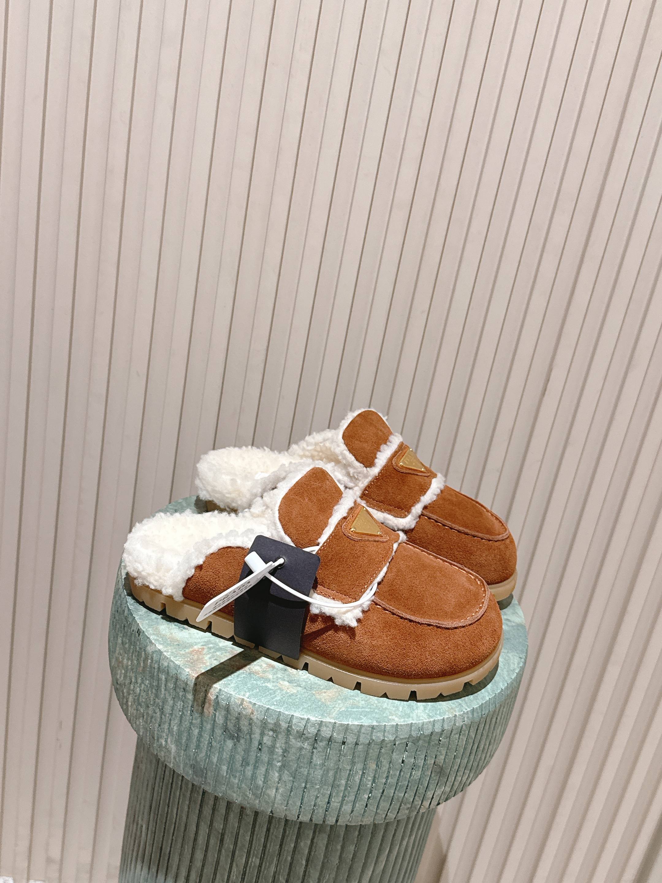 NO:679165,New colors for the top version: short boots, high tops, low tops and slippers!  !  PRADA Triangular logo wool shoes, thick-soled boots, snow boots, half slippers!  High-grade cowhide and real lamb hair, genuine leather welt, two-color TPU outsole, the material details can be compared with the original version, and the ordinary version on the market can be distinguished!  Size35-39 (40/41 customized, non-returnable), semi-slippers, prada, prada, boots, slippers19860909顶级版本新播色:短靴款 高帮款 低帮款 拖鞋款！！PRADA 普拉达 三角标羊毛鞋,厚底靴 雪地靴 半拖鞋系！高级牛绒真羊羔毛 真皮沿条 双色TPU大底 材质细节可对比原版,市面普通版本区分！Size35-39（40/41定做不退换）,半拖毛毛鞋,prada,prada,boots,slippers,Women's Shoes