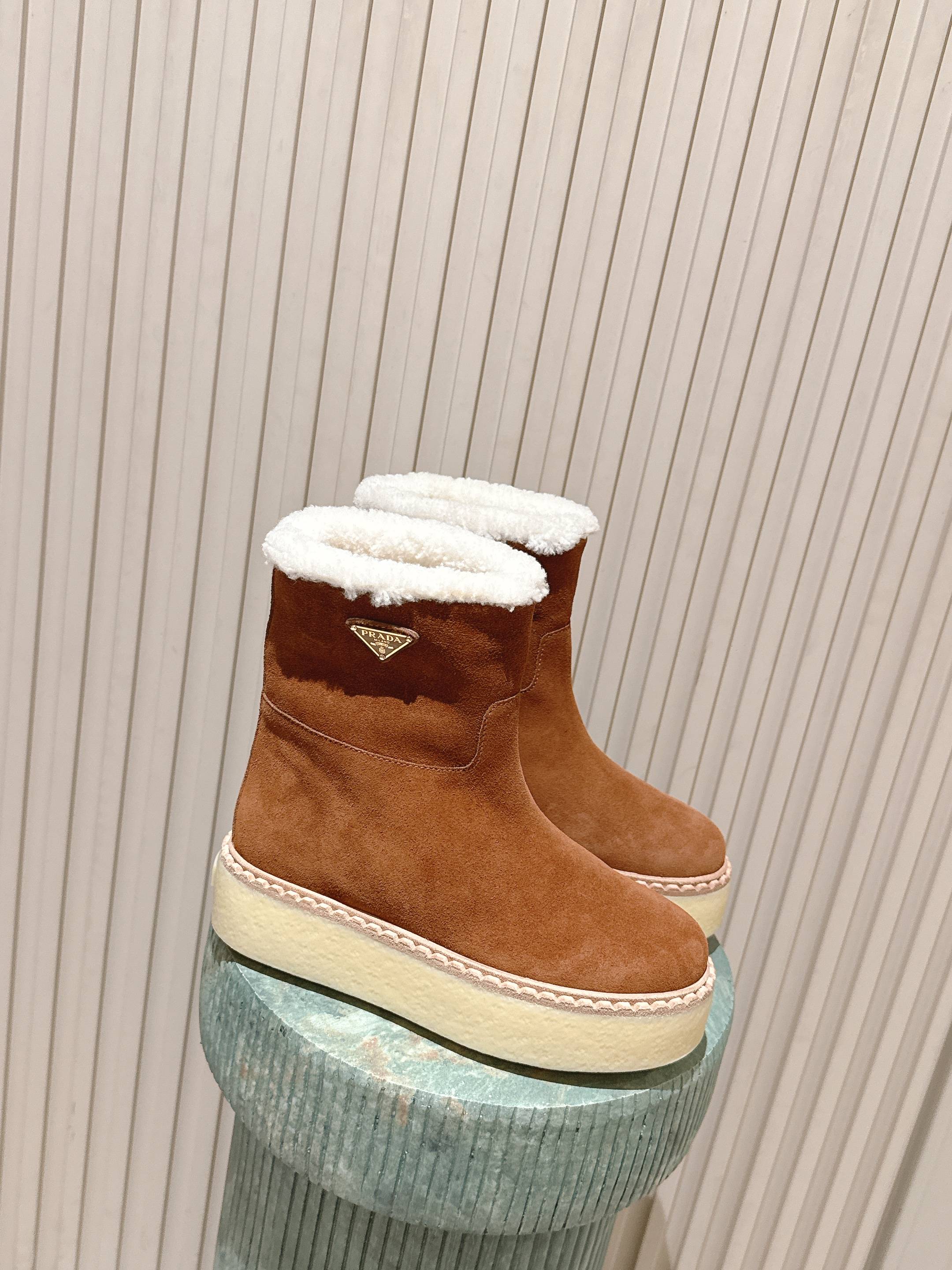 NO:679167,New colors for the top version: short boots, high tops, low tops, slippers!  !  PRADA Triangular logo wool shoes, thick-soled boots, snow boots, half slippers!  High-grade cowhide and real lamb hair, genuine leather welt, two-color TPU outsole, the material details can be compared with the original version, and the ordinary version on the market can be distinguished!  Size35-39 (40/41 customized, non-returnable), semi-slippers, prada, prada, boots, slippers19860909顶级版本新播色: 短靴款 高帮款 低帮款 拖鞋款！！PRADA 普拉达 三角标羊毛鞋,厚底靴 雪地靴 半拖鞋系！高级牛绒真羊羔毛 真皮沿条 双色TPU大底 材质细节可对比原版,市面普通版本区分！Size35-39（40/41定做不退换）,半拖毛毛鞋,prada,prada,boots,slippers,Women's Shoes