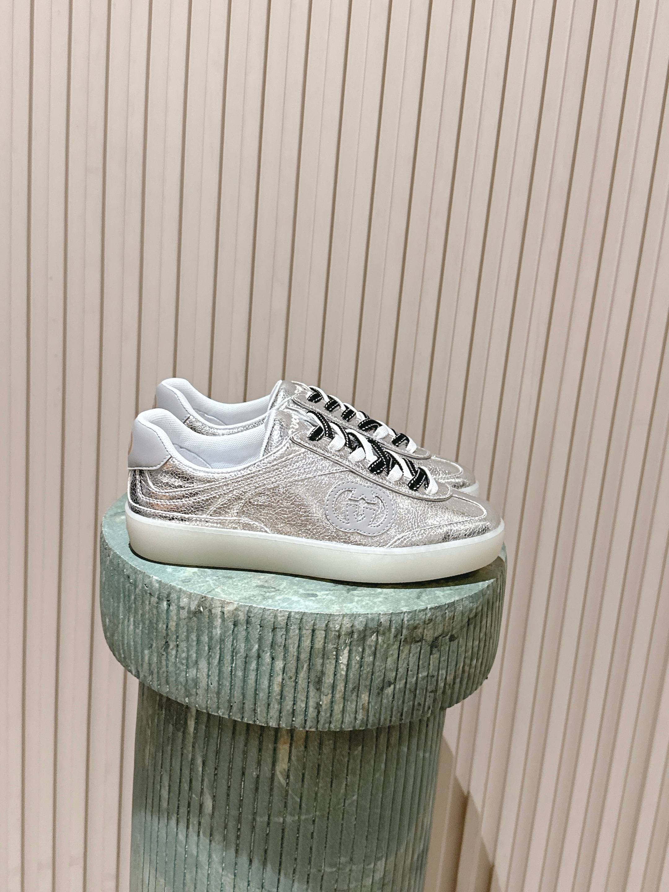 NO:679178,The top version of the Gucc* Gucci Shift series, retro moral training shoes, casual sports shoes, G75 series women's series is newly launched, with lightweight design that reinterprets sports style. The neat silhouette adds a sense of freedom and highlights the exquisite texture when moving. It pays tribute to the interlocking double G logo patented by the brand in 1975. This shoe draws inspiration from tennis, and the textured leather is selected to highlight the unique style. Fabric: Original customized metallic textured leather Lining:  Original customized fabric lining Outsole: Original molded non-slip TPU material Bottom thickness: 3CM Size: 35-39 (40 41 custom-made, non-returnable), casual shoes/sports shoes, gucci, gucci, sneakers19860909顶级版本Gucc*古驰Shift系列 复古 德训鞋 休闲 运动鞋G75系列女士系列全新上市,轻盈设计焕新诠释运动风尚.利落廓形更添自在本色,行动间彰显精致质感.致敬品牌于1975年获得专利的互扣式双G标识. 这款鞋履从网球运动汲取灵感,甄选织纹皮革彰显别致格调. 面料: 原版定制金属质感织纹皮革 内里: 原版定制织物内里 大底: 原版开模防滑TPU材质 底厚: 3CM Size: 35-39（40 41定做不退换）,休闲鞋/运动鞋,gucci,gucci,sneakers,Women's Shoes